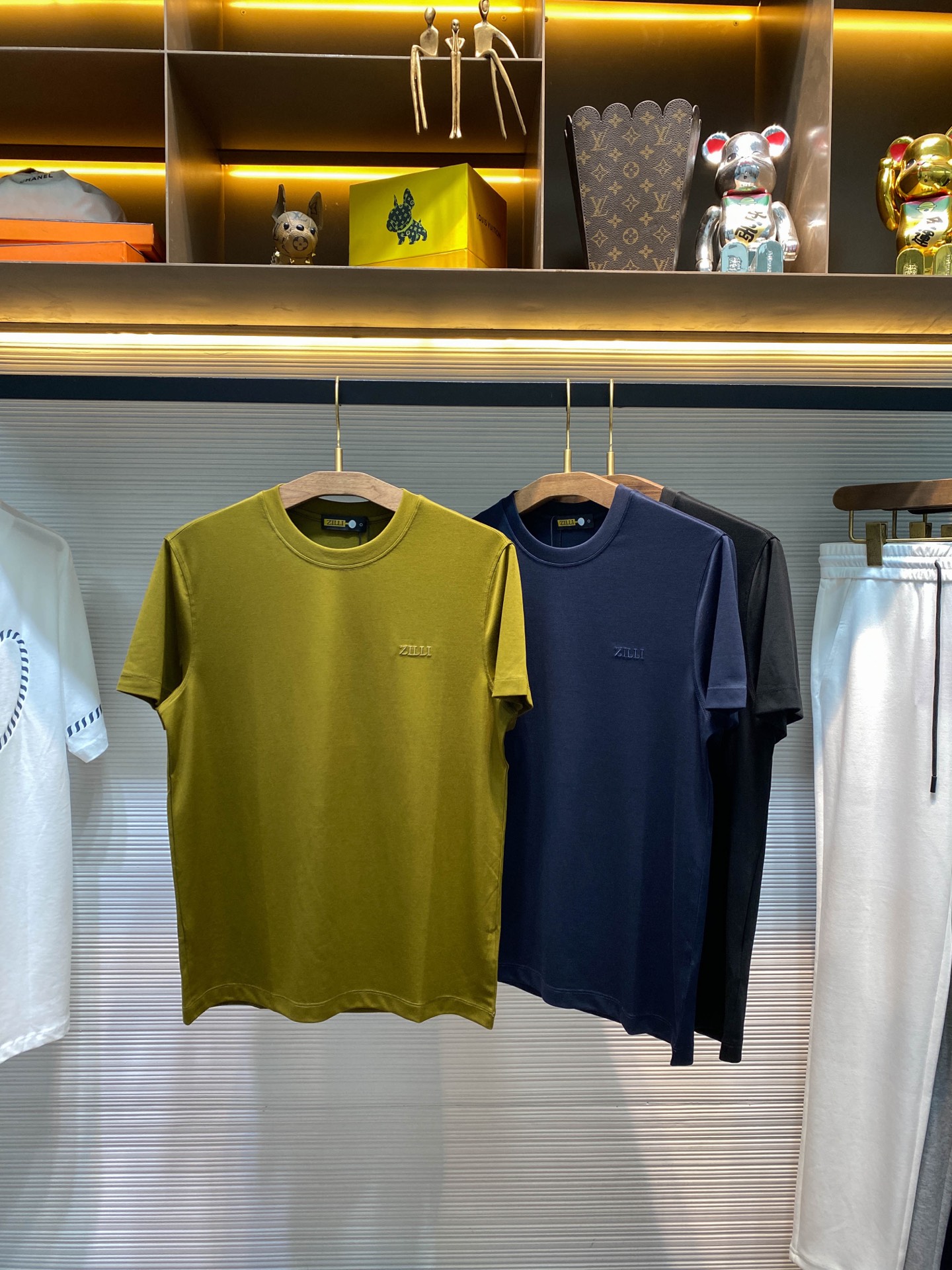 NO:653901,[ZILLI25SS new spring and summer liquid ammonia cotton solid color round neck short T-shirt, men's classic letter logo embroidered fashion casual short-sleeved T-shirt! Trading company channels are rare and available on the official website simultaneously! This French luxury menswear brand is famous for its high-tech ready-to-wear and leather goods. Wearing it while walking in the streets will undoubtedly become the center of attention! This T-shirt is made of custom-made liquid ammonia cotton fabric. After special treatment, the texture is silky and delicate, as if every inch contains a high-end texture! When you touch it, you can feel the unique softness and comfort, as if the summer breeze is blowing on your face, bringing you a little bit of coolness! What's even more amazing is its drape. Whether you are standing or walking, you can show smooth and natural lines when wearing it, as if it casts an elegant halo on your figure! The classic letter logo embroidery on the chest is presented in a simple yet high-end way, and every stitch reveals the craftsman's exquisite skills! The straight-fitting cut is comfortable and not fussy. The fine tailoring ensures a good fit. Whether paired with casual pants or jeans, it can be easily worn and show different style charms! Autumn leaf green/sapphire blue/black, three colors available! Size 48-56 Size 48 has shoulder width 44cm - bust 100cm - dress length 66cm Size 50 has shoulder width 45cm - bust 104cm - dress length 68cm Size 52 has shoulder width 46cm - chest 108cm - dress length 70cm Size 54 has shoulder width 47cm - chest 112cm - dress length 72cm Size 56, shoulder width 48cm - bust 116cm - length 74cm. Recommended size (standard version). Height 174-140 kg. Try on size 50 which is suitable! Boys weighing less than 130 pounds should choose size 48, 130-142 pounds should choose size 50, 142-154 pounds should choose size 52, 154-166 pounds should choose size 54, and 166-180 pounds should choose size 56! ,,jeans,T-shirt,tees,t-shirt,alexander wang19860909【ZILLI25SS春夏新款液氨棉质纯色圆领短Tee,男士经典字母标识刺绣时尚休闲短袖T恤衫！贸易公司渠道稀出,同步官网发售！以高工艺成衣和皮具著称法国奢侈男装品牌,穿上它走在街头巷尾,无疑会成为众人瞩目的焦点！ 该T恤采用客供定制液氨棉面料,经过特殊处理,质地丝滑细腻,仿佛每一寸都蕴含着高级的质感！触摸之间,你能感受到那份与众不同的柔软与舒适,仿佛夏日微风拂面,带来一丝丝清凉！更令人赞叹的是它垂感,穿上它无论是站立还是行走,都能展现出流畅自然的线条,仿佛为你的身形披上了一层优雅的光环！胸前的经典字母标识刺绣,以简约而不失高级感的方式呈现,每一个针脚都透露出匠人的精湛技艺！直筒合体的剪裁,舒适不挑人,通过精细的剪裁确保了穿着的合体性,无论是搭配休闲裤还是牛仔裤,都能轻松驾驭,展现出不同的风格魅力！秋叶绿/宝蓝/黑色,三色入！尺码48-56 48码肩宽44cm-胸围100cm-衣长66cm  50码肩宽45cm-胸围104cm-衣长68cm  52码肩宽46cm-胸围108cm-衣长70cm  54码肩宽47cm-胸围112cm-衣长72cm  56码肩宽48cm-胸围116cm-衣长74cm 尺码推荐（标准版型） 身高174-140斤,试穿50码合适！ 男生体重130斤以内选择48码,130-142斤选择50码,142-154斤选择52码,154-166斤选择54码,166-180斤选择56码！,,jeans,T-shirt,tees，t-shirt,alexander wang,Men's clothing