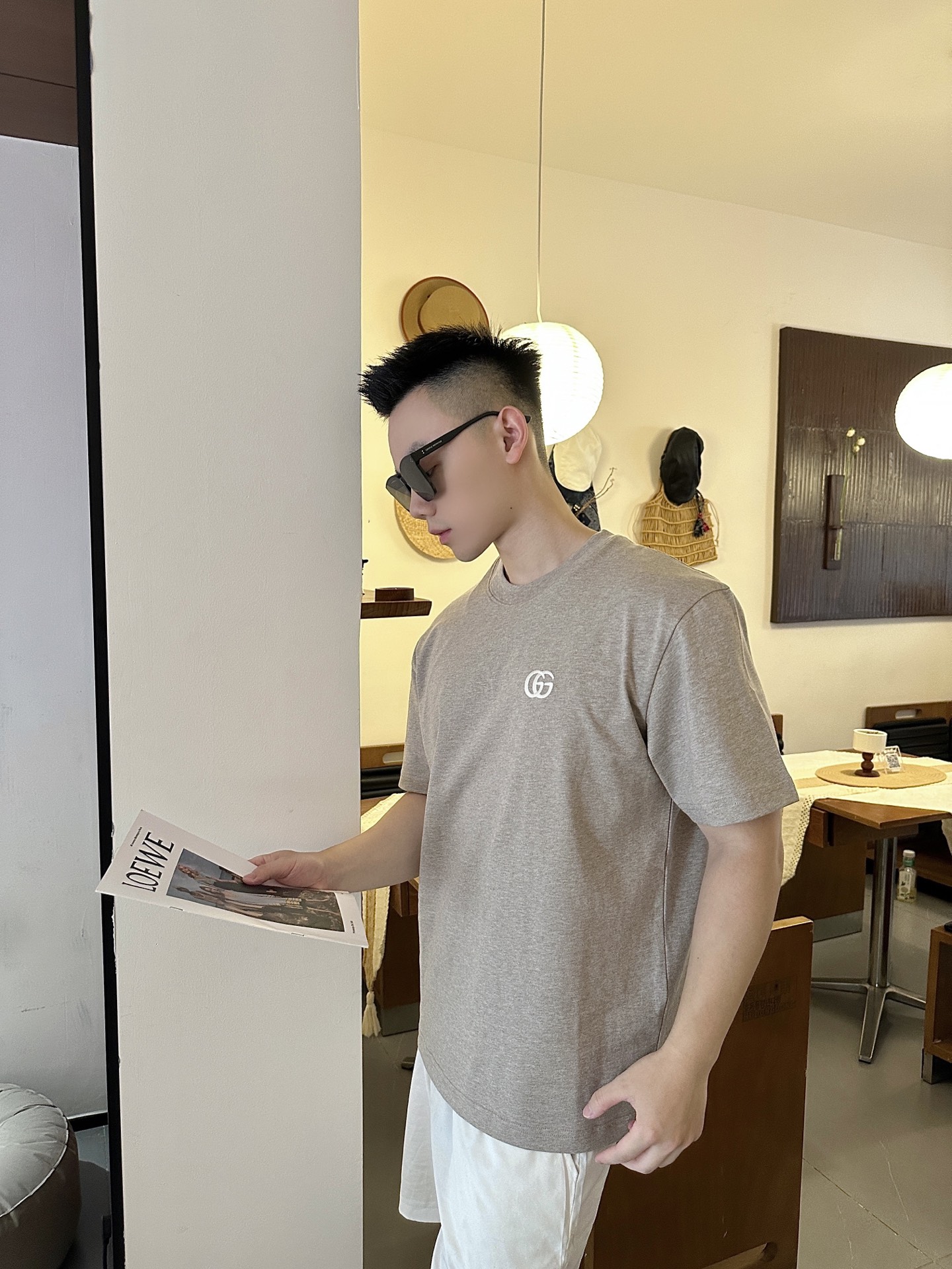 NO:495120,-GU25FW early autumn new classic gray cotton round neck short Tee, the same classic GG logo embroidered loose casual short-sleeved T-shirt!  Trading companies have sparse channels and are released on the official website at the same time!  G family’s classic double G series T-shirts that never go out of date, a fine product that combines appearance and texture!  This T-shirt is made of customer-supplied fixed-dye knitted pure cotton fabric. The surface of the fabric has clear and natural texture, thick, crisp and stylish texture, and is spliced ​​with ribbed round collar in the same color, which is heavy and not easy to deform!  Classic gray, versatile and not picky, can be easily controlled no matter how old you are!  The iconic GG logo on the chest is carefully crafted with a dense needle embroidery process. The font is full and stylish, perfectly showing the brand's unique tone!  The casual and slightly loose style cut is the popular model of trendy men and women. It is also the most outstanding style in daily basic outfits. It is simple but not monotonous. I look forward to your interpretation!  Size XS-L XS Size shoulder width 48cm-Bust 104cm-Length 66cm S S S S S S S S S S S S 59cm-Bust 108cm-Length 68cm M S S Shoulder width 50cm-Bust 112cm-Length 70cm L S S S S S S S S Recommended (Standard Edition) Height 174-140kg, try S S!  A boy can choose XS code within 133 catties, a S code for 133-148 catties, a M code for 148-163 catties, and a L code for 163-180 catties!  All girls can choose XS codes!  ,gucci,T-shirt,tees,t-shirt,alexander wang19860909-GU25FW早秋新款经典灰色棉质圆领短Tee,男女同款经典GG徽标刺绣宽松休闲短袖T恤衫！贸易公司渠道稀出,同步官网发售！G家永不过时的经典双G系列T恤,颜值与质感并存的精品！ 此款T恤衫采用客供定织定染针织纯棉面料制成,面料表面针凿纹理清晰自然,质地厚实挺括有型,同缸色染罗纹圆领拼接,克重足且不易变形！经典灰色系,百搭不挑人,无论任何年龄都能轻松驾驭起来！胸前标志性GG徽标点缀,采用密针刺绣工艺精心打造,字体饱满有型,将品牌独有的调性完美展现了出来！休闲略宽松的版型裁剪,时下流行的潮男潮女典范儿,也是日常基础装中最出彩的款式,简约而不单调,期待着你的演绎！尺码XS-L XS码肩宽48cm-胸围104cm-衣长66cm S码肩宽49cm-胸围108cm-衣长68cm M码肩宽50cm-胸围112cm-衣长70cm L码肩宽51cm-胸围116cm-衣长72cm 尺码推荐（标准版型） 身高174-140斤,试穿S码合适！ 男生体重133斤以内选择XS码,133-148斤选择S码,148-163斤选择M码,163-180斤选择L码！ 女生全部选择XS码即可！,,gucci,T-shirt,tees，t-shirt,alexander wang,Men's clothing