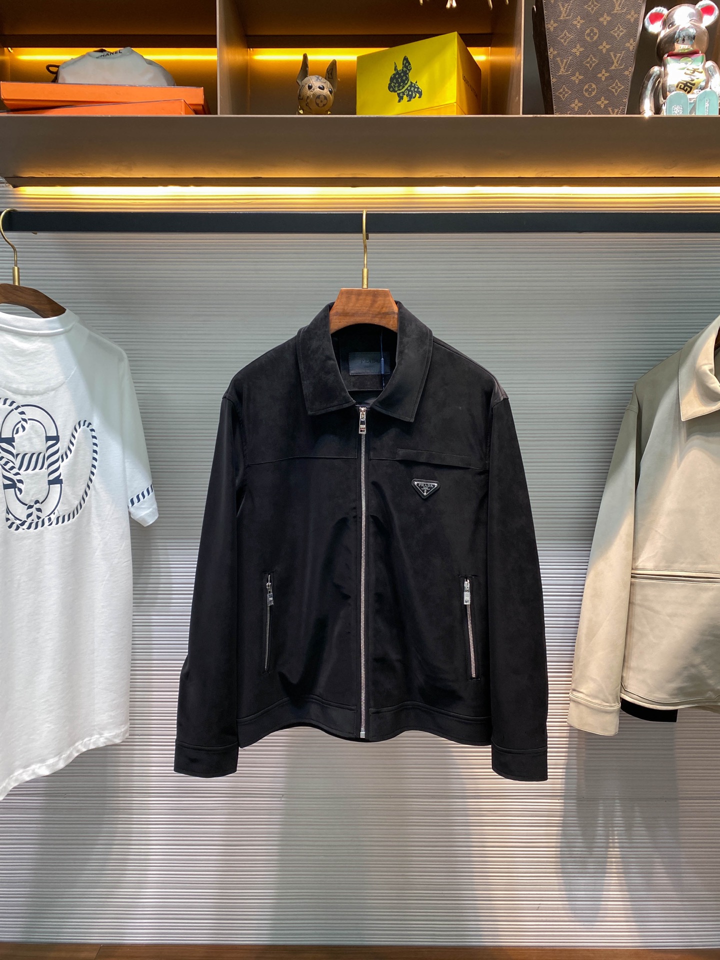 NO:510212,-PRA25FW autumn and winter new black imported environmentally friendly suede lapel jacket, classic triangle badge for men, fashionable casual and versatile zipper jacket leather jacket!  Trading companies have sparse channels and are released on the official website at the same time!  P home's brand new suede jacket for autumn and winter has become the focus of everyone's attention with its unique design and excellent quality!  Wearing it will start a fashion journey of your own, move forward confidently on the road of fashion, and shine with your own unique light!   The jacket is made of imported black environmentally friendly suede fabric. When you touch it gently with your hands, the soft and skin-friendly touch will instantly be transmitted from your fingertips to your whole body, as if a pair of gentle hands are gently stroking you, making people love it!  The full jacquard fiber lining not only adds a touch of sophistication and luxury to the jacket, but more importantly, it provides even better breathable comfort!  The iconic triangle badge on the chest is a symbol of classics and luxury. The triangle logo is simple and powerful in shape, exuding a unique light, as if telling the history and inheritance of the brand!  No matter how time passes, it is always classic and out of time, like a shining pearl, shining with eternal light in the long river of fashion!  The silver letters engraved metal zipper opening and closing design at the placket and pocket add a different charm to this jacket!  The lapel jacket style has been baptized by years, but it has always maintained its unique charm. It has the ability and neatness of a traditional jacket, and the simplicity and atmosphere of modern fashion!  It seems to be tailor-made for those fashion experts who pursue personality and quality. Whether in the bustling urban streets or in the quiet leisure places, you can easily stand out and become a fashion leader in everyone's eyes!  Size S-XXL S S shoulder width 50cm-bust 112cm-length 66cm-sleeve length 60cm M Shoulder width 51cm-bust 116cm-length 68cm-sleeve length 61cm L Shoulder width 52cm-bust 120cm-leeve length 70cm-sleeve length 62cm XL Shoulder width 53cm-bust 124cm-leeve length 72cm-sleeve length 63cm XXL Shoulder width 54cm-bust 128cm-leeve length 74cm-sleeve length 64cm Size recommendation (standard version) Height 174-jin, try on M size appropriate!  A boy can choose S code within 130 catties, a M code for 130-143 catties, a L code for 143-156 catties, a XL code for 156-170 catties, and a XXL code for 170-186 catties!  ,,prada,jackets & coats,jackets & coats,leather jacket,chamois leather,alexander wang19860909-PRA25FW秋冬新款黑色进口环保麂皮绒翻领夹克,男士经典三角标徽章时尚休闲百搭拉链夹克皮衣外套！贸易公司渠道稀出,同步官网发售！P家秋冬季全新麂皮绒外套奉献,凭借着独特的设计与卓越的品质,成为众人瞩目的焦点！穿上它将开启一场属于自己的时尚之旅,在时尚的道路上自信前行,绽放出属于自己的独特光芒！  该夹克采用客供进口黑色环保麂皮绒面料,当你轻轻用手触摸,那软糯亲肤的触感瞬间便从指尖传递到全身,仿佛有一双温柔的手在轻轻抚摸着你,让人爱不释手！内里全提花纤维内衬,不仅为夹克增添了一份精致与奢华,更重要的是,它提供了更加出色的透气舒适性！胸前标志性的三角标徽章,是经典与奢华的象征,三角标的形状简洁而富有力量感,散发着一种独特的光芒,仿佛在诉说着品牌的历史与传承！无论时光如何流转,它始终经典不过时,就像一颗璀璨的明珠,在时尚的长河中闪耀着永恒的光芒！ 而门襟及口袋处的银色字母刻印金属拉链开合设计,更是为这款夹克增添了一份别样的魅力！翻领夹克版型,历经岁月的洗礼,却始终保持着独特的魅力,既有着传统夹克的干练与利落,又不失现代时尚的简约与大气！它仿佛是为那些追求个性与品质的时尚达人量身定制,无论是在繁华的都市街头,还是在宁静的休闲场所,都能让你轻松脱颖而出,成为众人眼中的时尚引领者！尺码S-XXL S码肩宽50cm-胸围112cm-衣长66cm-袖长60cm M码肩宽51cm-胸围116cm-衣长68cm-袖长61cm L码肩宽52cm-胸围120cm-衣长70cm-袖长62cm XL码肩宽53cm-胸围124cm-衣长72cm-袖长63cm XXL码肩宽54cm-胸围128cm-衣长74cm-袖长64cm 尺码推荐（标准版型） 身高174-斤,试穿M码合适！ 男生体重130斤以内选择S码,130-143斤选择M码,143-156斤选择L码,156-170斤选择XL码,170-186斤选择XXL码！,,prada,jackets & coats,jackets & coats,leather jacket,chamois leather,alexander wang,Men's clothing