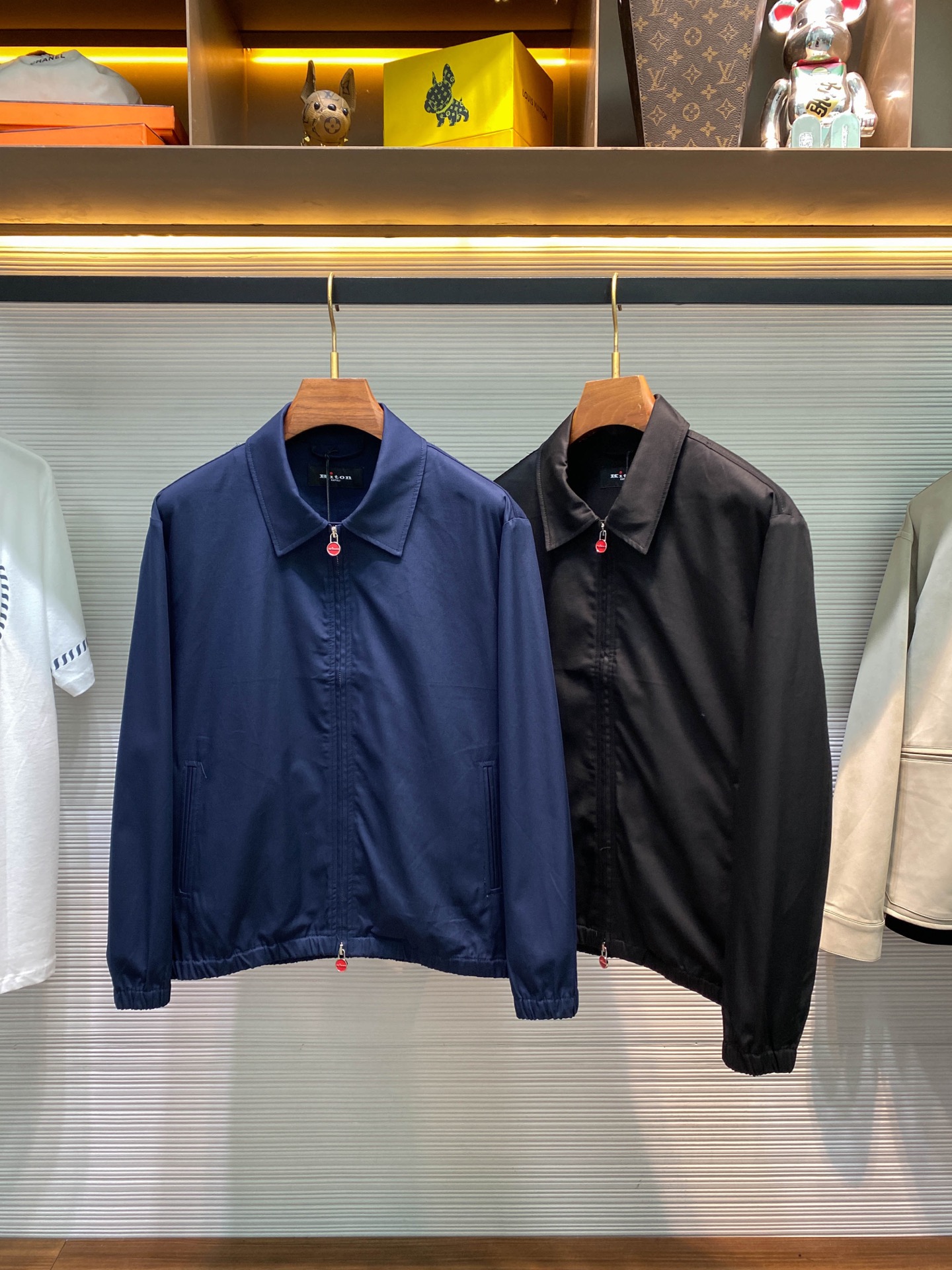 NO:510211,KITON25FW autumn and winter new Gadarin twill cotton lapel jacket, classic red zipper for men's decoration business casual executive jacket!  Trading companies have sparse channels and are released on the official website at the same time!  Kiton's new Gadarin lapel jacket has become a model of high-end and luxurious items in the fashion industry with its unparalleled quality and exquisite design!  The jacket is selected for imported Gadarin twill cotton. The texture is crisp and stylish, as if it has its own skeleton. No matter how you fiddle with it, you can quickly return to its original crisp appearance and always maintain a perfect shape!  Moreover, it has a charming luster. Under the light, it will emit a low-key and luxurious light, as if telling its extraordinary origin!  With this high-quality fabric alone, it stands out among many jackets and becomes a well-deserved luxury item, making everyone who owns it proud!  The two-way zipper opening and closing method of the placket design, the iconic red zipper head looks particularly eye-catching on a dark jacket, like a beacon in the dark, instantly attracting everyone's attention. It is a symbol of brand charm!  The jacket's cuffs are elastic tightened. When you put your arms into the sleeves, the elastic tightened cuffs will gently wrap your wrists, neither too tight, making you feel uncomfortable, nor too loose, causing cold air to pour in!  This perfect fit not only brings a comfortable experience to the wearer, but also visually modifies the lines of the arm, making your arms look longer and neat!  From the overall look, this jacket follows the classic executive jacket style. It is simple and generous, without too much complicated decoration, but it reveals a capable and steady temperament everywhere!  This style has been tested by time and is an eternal classic in the fashion world!  Black/Ruo Blue, two colors into it!  Size S-XXL S S shoulder width 49cm-bust 114cm-length 65cm-sleeve length 58cm M Shoulder width 50cm-bust 118cm-length 67cm-sleeve length 59cm L Shoulder width 51cm-bust 122cm-length 69cm-sleeve length 60cm XL Shoulder width 52cm-bust 126cm-length 71cm-sleeve length 61cm XXL Shoulder width 53cm-bust 130cm-length 73cm-sleeve length 62cm Size recommended (standard version) Height 174-catties, try on M size appropriately!  A boy can choose S code within 130 catties, a M code for 130-143 catties, a L code for 143-156 catties, a XL code for 156-170 catties, and a XXL code for 170-186 catties!  ,,jackets & coats,jackets & coats,alexander wang19860909KITON25FW秋冬新款华达呢斜纹棉质翻领夹克,男士经典红色拉链装饰商务休闲行政夹克外套！贸易公司渠道稀出,同步官网发售！Kiton全新华达呢翻领夹克,凭借着无与伦比的品质与精致的设计,成为时尚界中高奢单品的典范！ 该夹克甄选客供进口华达呢斜纹棉布,质地挺括有型,仿佛拥有自己的骨架一般,无论你怎么摆弄,都能迅速恢复原本的挺括模样,始终保持着完美的形态！而且它还富有迷人的光泽感,在光线的照耀下,会散发出一种低调而又奢华的光芒,仿佛在诉说着它的不凡出身！仅仅是凭借着这优质的面料,它便足以在众多夹克中脱颖而出,成为当之无愧的高奢单品,让每一个拥有它的人都为之骄傲！门襟设计双向拉链开合的方式,标志性的红色拉链头在一片深色的夹克上,显得格外醒目亮眼,如同黑暗中的一盏明灯,瞬间吸引了所有人的目光,它是品牌魅力的象征！ 夹克的袖口采用了弹力收紧设计,当你将手臂伸进袖子里,弹力收紧的袖口会温柔地包裹住你的手腕,既不会过于紧绷,让你感到不适,也不会过于宽松,导致冷风灌入！这种恰到好处的贴合感,不仅为穿着者带来了舒适的体验,还能在视觉上起到修饰手臂线条的作用,让你的手臂看起来更加修长、利落！从整体版型来看,这件夹克遵循了经典的行政夹克版型.它简洁大方,没有过多繁杂的装饰,却处处透露着一种干练、稳重的气质！这种版型经过了时间的考验,是时尚界中永恒的经典！黑色/宝蓝,两色入！尺码S-XXL S码肩宽49cm-胸围114cm-衣长65cm-袖长58cm  M码肩宽50cm-胸围118cm-衣长67cm-袖长59cm  L码肩宽51cm-胸围122cm-衣长69cm-袖长60cm  XL码肩宽52cm-胸围126cm-衣长71cm-袖长61cm  XXL码肩宽53cm-胸围130cm-衣长73cm-袖长62cm  尺码推荐（标准版型） 身高174-斤,试穿M码合适！ 男生体重130斤以内选择S码,130-143斤选择M码,143-156斤选择L码,156-170斤选择XL码,170-186斤选择XXL码！,,jackets & coats,jackets & coats,alexander wang,Men's clothing