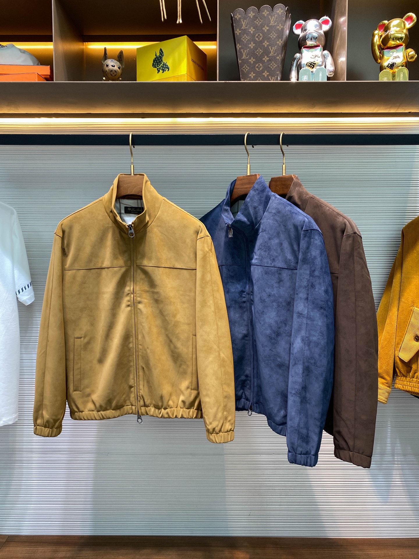 NO:510184,-LFW autumn and winter new imported environmentally friendly suede stand-alone collar jacket, men's three-dimensional splicing and cutting business casual and versatile zipper leather jacket jacket!  Trading companies have sparse channels and are released on the official website at the same time!  A heart-warming masterpiece, with its excellent quality and unique design, has become a favorite among many fashion enthusiasts!  This leather jacket is made of imported environmentally friendly suede material. When your fingers gently touch it, a soft and skin-friendly feeling spreads throughout the body instantly, as if it is intimate contact with clouds, delicate and soft!  This texture is not inferior to genuine leather, and it is even better in some aspects!  The classic plaid design inside comes into view, with clear lines and neatly arranged, which not only adds a retro and elegant atmosphere to the jacket, but more importantly, it greatly improves the comfort and breathability of the wear!  Whether you are walking on the streets in the cold winter or moving indoors, your body can always stay dry and comfortable, and you will not feel uncomfortable due to the stuffy heat!  Let’s look at the style of this jacket. It adopts a fashionable small stand-alone zipper jacket style. The small stand-alone collar design is unique. It can not only provide a certain warmth effect for the neck, but will not look too bloated and cumbersome, but instead add a capable and neat temperament!  The zipper design facilitates putting on and taking off, allowing you to adjust your wear status at any time according to different occasions and temperatures. The elastic and tight ties of the cuffs and hem are a highlight of this jacket. It can fit tightly with the body, prevent cold wind from pouring in, and at the same time make the body look more stylish, showing a fashionable and dynamic charm!  Turmeric/blue/coffee, three colors into it!  Size S-XXL S S shoulder width 49cm-bust 112cm-length 65cm-sleeve length 59cm M Shoulder width 50cm-bust 116cm-length 66cm-sleeve length 60cm L Shoulder width 51cm-bust 120cm-leeve length 68cm-sleeve length 61cm XL Shoulder width 52cm-bust 124cm-leeve length 70cm-sleeve length 62cm XXL Shoulder width 53cm-bust 128cm-leeve length 72cm-sleeve length 63cm Size recommended (standard version) Height 174-140 catties, try on size M!  A boy can choose S code within 130 catties, a M code for 130-143 catties, a L code for 143-156 catties, a XL code for 156-170 catties, and a XXL code for 170-186 catties!  ,,jackets & coats,jackets & coats,leather jacket,chamois leather,alexander wang19860909-LFW秋冬新款进口环保麂皮绒立领夹克,男士立体拼接裁剪商务休闲百搭拉链皮衣夹克外套！贸易公司渠道稀出,同步官网发售！一款令人心动的佳作,它以卓越的品质和独特的设计,成为了众多时尚爱好者心中的宠儿！ 这款皮衣采用客供进口环保麂皮绒材质,当手指轻轻触碰到它的那一刻,一种软糯亲肤的感觉瞬间传遍全身,仿佛是与云朵亲密接触一般,细腻而柔和！这种质感完全不输于真皮,甚至在某些方面还更胜一筹！内里经典的格纹设计映入眼帘,线条清晰、排列整齐,不仅为外套增添了一份复古与优雅的气息,更重要的是,它大大提升了穿着的舒适透气性！无论是在寒冷的冬日街头漫步,还是在温暖的室内活动,身体都能时刻保持干爽和舒适,不会因为闷热而产生不适感！ 再来看这件外套的版型,它采用了时尚的小立领拉链夹克版型,小立领的设计独具匠心,它既能够为颈部提供一定的保暖效果,又不会显得过于臃肿和累赘,反而增添了一份干练和利落的气质！拉链的设计则方便了穿脱,让你可以根据不同的场合和温度随时调整穿着的状态,而袖口及下摆的松紧束口设计,更是这件外套的一大亮点,它能够紧紧地贴合身体,防止冷风灌入,同时又能让着身效果更加有型,展现出一种时尚而动感的魅力！姜黄/蓝色/咖啡色,三色入！尺码S-XXL S码肩宽49cm-胸围112cm-衣长65cm-袖长59cm M码肩宽50cm-胸围116cm-衣长66cm-袖长60cm L码肩宽51cm-胸围120cm-衣长68cm-袖长61cm XL码肩宽52cm-胸围124cm-衣长70cm-袖长62cm XXL码肩宽53cm-胸围128cm-衣长72cm-袖长63cm 尺码推荐（标准版型） 身高174-140斤,试穿M码合适！ 男生体重130斤以内选择S码,130-143斤选择M码,143-156斤选择L码,156-170斤选择XL码,170-186斤选择XXL码！,,jackets & coats,jackets & coats,leather jacket,chamois leather,alexander wang,Men's clothing