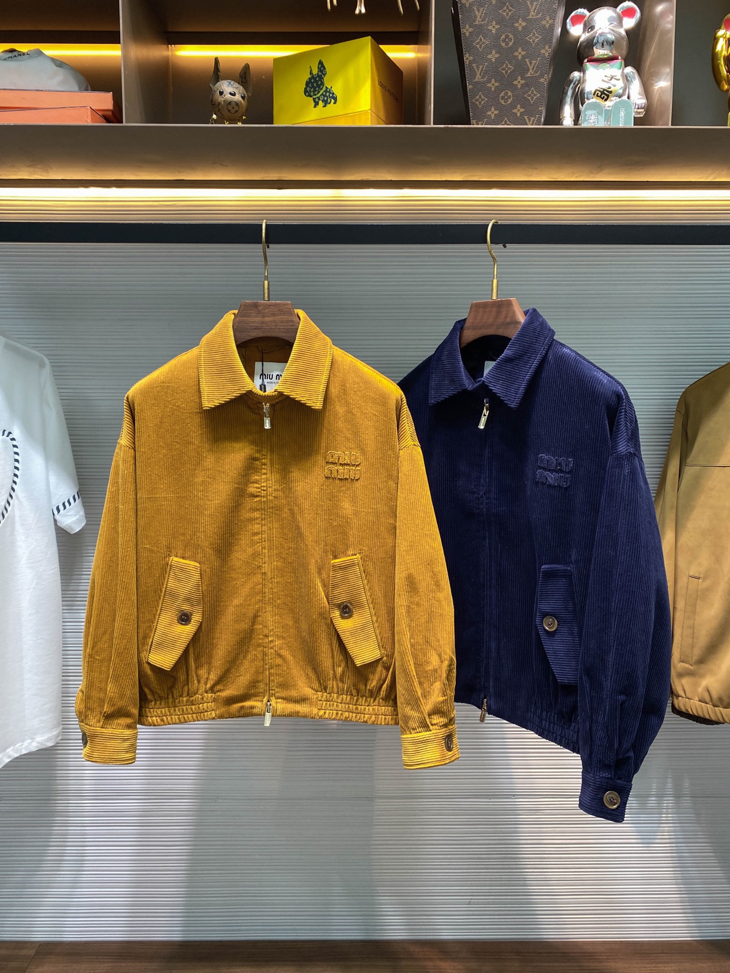 NO:510213,MIU25FW autumn and winter new corduroy cotton retro lapel jacket, classic patch embroidered logo stylish short zipper jacket jacket for men and women!  Trading companies have sparse channels, and 23820RMB is sold on the official website at the same time!  MIU retro corduroy jacket has become a dazzling star in the fashion industry with its unique fabric, exquisite embroidery, exquisite zipper design and classic style!  This jacket is selected for imported corduroy cotton-blend fabric. The texture of the pit strips on the surface is clearly visible. When you touch it gently with your hands, you can feel the softness of the fabric with a perfect crispness. It is not as monotonous and plain as ordinary fabrics, but with a nostalgic atmosphere that has been settled over the years, making people feel like they have instantly traveled back to that old era full of stories and feelings!  The simple and high-end letter logo patch embroidery on the chest, the lines are smooth and delicate, and each letter seems to be a carefully crafted work of art. They are combined with each other to form a unique and harmonious visual effect!  There are no too many complicated decorations, but the unique charm of the brand is demonstrated in this simplicity!  The two-way zipper closure design with light gold letters on the placket is the finishing touch of this jacket!  The light golden luster flashes charming light under the reflection of the light, which is neither too ostentatious nor can it show exquisite details just right!  The retro short lapel jacket style cleverly combines retro and modern elements. The short design can lengthen the leg lines, making the wearer look taller and taller!  The lapel design adds elegance and ability, and whether it is matched with jeans or casual pants, it can easily create different styles!  Breaking the boundaries of gender, allowing people of different genders to find their own fashion attitude in this jacket!  Yellow/blue, two colors into it!  Size S-XXL S S shoulder width 58cm-bust 130cm-length 63cm-sleeve length 50cm M Shoulder width 59cm-bust 134cm-length 65cm-sleeve length 51cm L Shoulder width 60cm-bust 138cm-length 67cm-sleeve length 52cm XL Shoulder width 61cm-bust 142cm-length 69cm-sleeve length 53cm XXL Shoulder width 62cm-bust 146cm-length 71cm-sleeve length 54cm Size recommendation (loose style) Height 174-jin, try on M size appropriate!  A boy can choose S code within 133 catties, a M code for 133-catties, a L code for -158 catties, a XL code for 158-172 catties, and a XXL code for 172-186 catties!  All girls can choose S code!  ,miumiu,jeans,jackets & coats,jackets & coats,alexander wang19860909MIU25FW秋冬新款灯芯绒棉质复古翻领夹克,男女同款经典贴布刺绣标识时尚短款拉链夹克外套！贸易公司渠道稀出,同步官网发售23820RMB！MIU复古灯芯绒夹克,以其独特的面料、精致的刺绣、考究的拉链设计和经典的版型,成为了时尚界的一颗耀眼明星！ 这款夹克甄选客供进口灯芯绒棉质混纺面料,表面的坑条肌理清晰可见,用手轻轻触摸,能感受到面料柔软中带着一丝恰到好处的挺括,它不像普通面料那样单调平淡,而是带着一种历经岁月沉淀的怀旧气息,让人仿佛瞬间穿越回了那个充满故事与情怀的旧时代！胸前简约而高级的字母标识贴布刺绣,线条流畅而细腻,每一个字母都仿佛是经过精心雕琢的艺术品,它们相互组合,形成了一种独特而和谐的视觉效果！没有过多繁杂的装饰,却以这种简洁的方式彰显出品牌独有的魅力！ 门襟处淡金色字母刻印双向拉链开合设计,堪称是这件夹克的点睛之笔！淡金色的光泽,在灯光的映照下闪烁着迷人的光芒,既不会过于张扬,又能恰到好处地展现出精致的细节！复古短款翻领夹克版型,它巧妙地融合了复古与现代的元素,短款的设计能够拉长腿部线条,让穿着者看起来更加高挑挺拔！翻领的设计则增添了一份优雅与干练,无论是搭配牛仔裤还是休闲裤,都能轻松营造出不同的风格！打破了性别的界限,让不同性别的人都能在这件夹克中找到属于自己的时尚态度！黄色/蓝色,两色入！尺码S-XXL S码肩宽58cm-胸围130cm-衣长63cm-袖长50cm M码肩宽59cm-胸围134cm-衣长65cm-袖长51cm L码肩宽60cm-胸围138cm-衣长67cm-袖长52cm XL码肩宽61cm-胸围142cm-衣长69cm-袖长53cm XXL码肩宽62cm-胸围146cm-衣长71cm-袖长54cm 尺码推荐（宽松版型） 身高174-斤,试穿M码合适！ 男生体重133斤以内选择S码,133-斤选择M码,-158斤选择L码,158-172斤选择XL码,172-186斤选择XXL码！ 女生全部选择S码即可！,,miumiu,jeans,jackets & coats,jackets & coats,alexander wang,Men's clothing