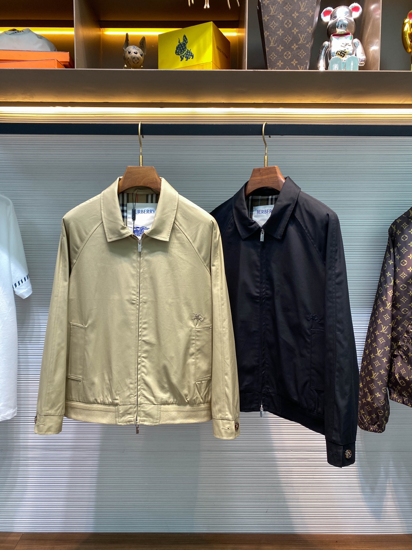 NO:510182,(High-end version inner lining) BU25FW autumn and winter new Gabadian twill cotton lapel jacket, men's classic war horse embroidered Harrington business casual zipper jacket!  Trading companies have sparse channels, and the official website is released on 18120RMB!  B-home new Harrington jacket is a perfect combination of brand classics and luxury, becoming the dream choice in the hearts of countless fashion enthusiasts!  It represents the pursuit of quality, the inheritance of classics, and a unique understanding of fashion!  The jacket is selected for imported Gabadian twill cotton. The clear texture of the fabric is like a unique mark left by time, and every line seems to be telling a fashionable story!  The texture is quite crisp and stylish, as if there is an invisible force supporting it, showing a temperament that coexists tenacity and elegance!  The classic plaid lining is like a mysterious treasure world, quietly showing the charm of the brand!  The unique plaid pattern is the brand’s iconic symbol. It is not only a decoration, but also a heritage of brand history and culture!  The classic war horse badge embroidery is vividly seen before your eyes. This small embroidery seems to be inadvertent, but it contains endless luxury aura!  And the style of this jacket is a classic among the classics!  The Harrington lapel jacket style inherits the essence of traditional Harrington jackets and incorporates modern and fashionable elements!  The lapel design is simple and elegant, which not only modifies the face shape, but also shows a capable temperament!  The jacket fits the body curves, but it is not too tight, giving people a perfect sense of slackness!  Whether it is paired with jeans, showing a casual and casual style, or matching suit pants to create a business-fashioned look, it can be easily competent and become an indispensable fashion tool in your wardrobe!  Black/Apricot color, two colors into it!  Size S-XXL S S-Shoulder sleeves length 74cm-Bust 114cm-Length 65cm M Shoulder sleeves length 75cm-Bust 118cm-Length 66cm L Shoulder sleeves length 76cm-Bust 122cm-Length 68cm XL Shoulder sleeves length 77cm-Bust 126cm-Length 70cm XXL Shoulder sleeves length 78cm-Bust 118cm-Length 72cm Size Recommended (Standard Edition) Height 174-catties, try on M sizes appropriate!  Boys choose S code within kilograms, M code for -143 kilograms, L code for 143-156 kilograms, XL code for 156-170 kilograms, XXL code for 170-186 kilograms!  , jeans,jackets & coats,jackets & coats,business suit,alexander wang19860909（高版本内里大标）BU25FW秋冬新款嘎巴甸斜纹棉质翻领夹克,男士经典战马刺绣哈灵顿商务休闲拉链夹克外套！贸易公司渠道稀出,同步官网发售18120RMB！B家全新哈灵顿外套,是品牌经典与奢华的完美融合,成为无数时尚爱好者心中的梦想之选！它代表着对品质的追求,对经典的传承,以及对时尚的独特理解！ 该夹克甄选客供进口嘎巴甸斜纹棉布,面料清晰的纹理如同岁月留下的独特印记,每一道线条都仿佛在诉说着时尚的故事！质感挺括有型,仿佛有一种无形的力量在支撑着它,展现出一种坚韧与优雅并存的气质！经典格纹内衬宛如一个神秘的宝藏世界,悄然展现着品牌的魅力！独特的格纹图案是品牌标志性符号,它不仅仅是一种装饰,更是品牌历史与文化的传承！经典的战马徽章刺绣跃然眼前,这小小的刺绣看似不经意,却蕴含着无尽的奢华气场！ 而这件外套的版型,更是经典中的经典！哈灵顿翻领夹克版型,继承了传统哈灵顿夹克的精髓,又融入了现代时尚的元素！翻领的设计简洁大方,既能够修饰脸型,又能展现出一种干练的气质！夹克的版型贴合身体曲线,却又不会过于紧身,给人一种恰到好处的松弛感！无论是搭配牛仔裤,展现休闲随性的风格,还是搭配西装裤,打造商务时尚的造型,它都能轻松胜任,成为你衣橱中不可或缺的时尚利器！黑色/杏色,两色入！尺码S-XXL S码肩连袖长74cm-胸围114cm-衣长65cm M码肩连袖长75cm-胸围118cm-衣长66cm L码肩连袖长76cm-胸围122cm-衣长68cm XL码肩连袖长77cm-胸围126cm-衣长70cm XXL码肩连袖长78cm-胸围cm-衣长72cm 尺码推荐（标准版型） 身高174-斤,试穿M码合适！ 男生体重斤以内选择S码,-143斤选择M码,143-156斤选择L码,156-170斤选择XL码,170-186斤选择XXL码！,,jeans,jackets & coats,jackets & coats,business suit,alexander wang,Men's clothing