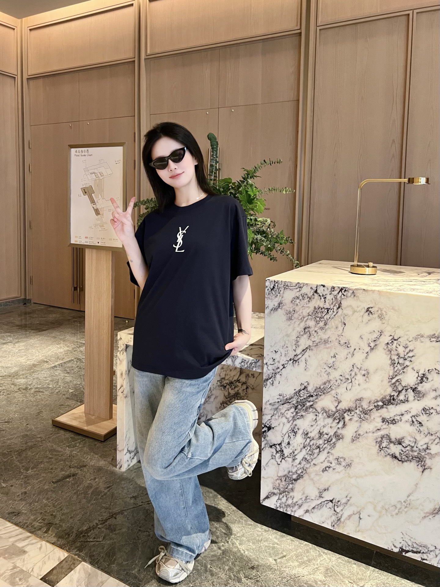 NO:495146,-SLFW early autumn new jersey cotton round neck short Tee, men and women same three-dimensional slurry large letter logo printed casual short-sleeved T-shirt!  Trading companies have sparse channels and are released on the official website at the same time!  SLP's new basic short Tee dedication has shown an extremely high level in terms of fabric, pattern decoration and style!  The short Tee uses customized jersey cotton fabric for customer supply, and the texture is as smooth as if carefully combed by an invisible pair of hands, without a trace of mess!  Touch it gently with your hands and you can feel its crisp and stylishness. It is not as soft as some ordinary T-shirt fabrics, but has the right texture. When you wear it on your body, you can instantly enhance your overall temperament and make you look energetic!  The front contrasting large letters and logo pattern decoration, the designer cleverly used the design concept of contrasting colors, forming a strong visual impact!  It is carefully crafted using high-end slurry printing technology, allowing the font to present a unique three-dimensional effect!  The casual and loose style design is not just for the pursuit of comfort, it is also a trend in the fashion industry!  Size XS-L XS Size shoulder width 48cm-Bust 104cm-Length 66cm S S S S S S S S S S S S 59cm-Bust 108cm-Length 68cm M S S Shoulder width 50cm-Bust 112cm-Length 70cm L S S S S S S S S Recommended (Standard Edition) Height 174-140kg, try S S!  A boy can choose XS code within 133 catties, a S code for 133-148 catties, a M code for 148-163 catties, and a L code for 163-180 catties!  All girls can choose XS codes!  ,loro piana,T-shirt,tees,t-shirt,alexander wang19860909-SLFW早秋新款平纹针织棉布圆领短Tee,男女同款立体拉浆大字母标识印花休闲短袖T恤衫！贸易公司渠道稀出,同步官网发售！SLP全新基础短Tee奉献,无论是从面料、图案装饰还是版型上,都展现出了极高的水准！ 该短Tee采用客供定制平纹针织棉布,织纹平稳得如同被一双无形的手细心梳理过一般,没有一丝杂乱！用手轻轻触摸,能感受到它的挺括有型,不像一些普通的 T恤面料那样软塌塌的,而是有着恰到好处的质感,穿在身上,瞬间就能提升整体的气质,让你看起来精神抖擞！前幅撞色大字母 Logo图案装饰,设计师巧妙地运用了撞色的设计理念,形成了一种强烈的视觉冲击！采用高端拉浆印花工艺精心打造而成,让字体呈现出了独有的立体效果！休闲宽松版型设计,可不只是为了追求舒适感,它更是时尚界的一种潮流趋势！尺码XS-L XS码肩宽48cm-胸围104cm-衣长66cm S码肩宽49cm-胸围108cm-衣长68cm M码肩宽50cm-胸围112cm-衣长70cm L码肩宽51cm-胸围116cm-衣长72cm 尺码推荐（标准版型） 身高174-140斤,试穿S码合适！ 男生体重133斤以内选择XS码,133-148斤选择S码,148-163斤选择M码,163-180斤选择L码！ 女生全部选择XS码即可！,,loro piana,T-shirt,tees，t-shirt,alexander wang,Men's clothing