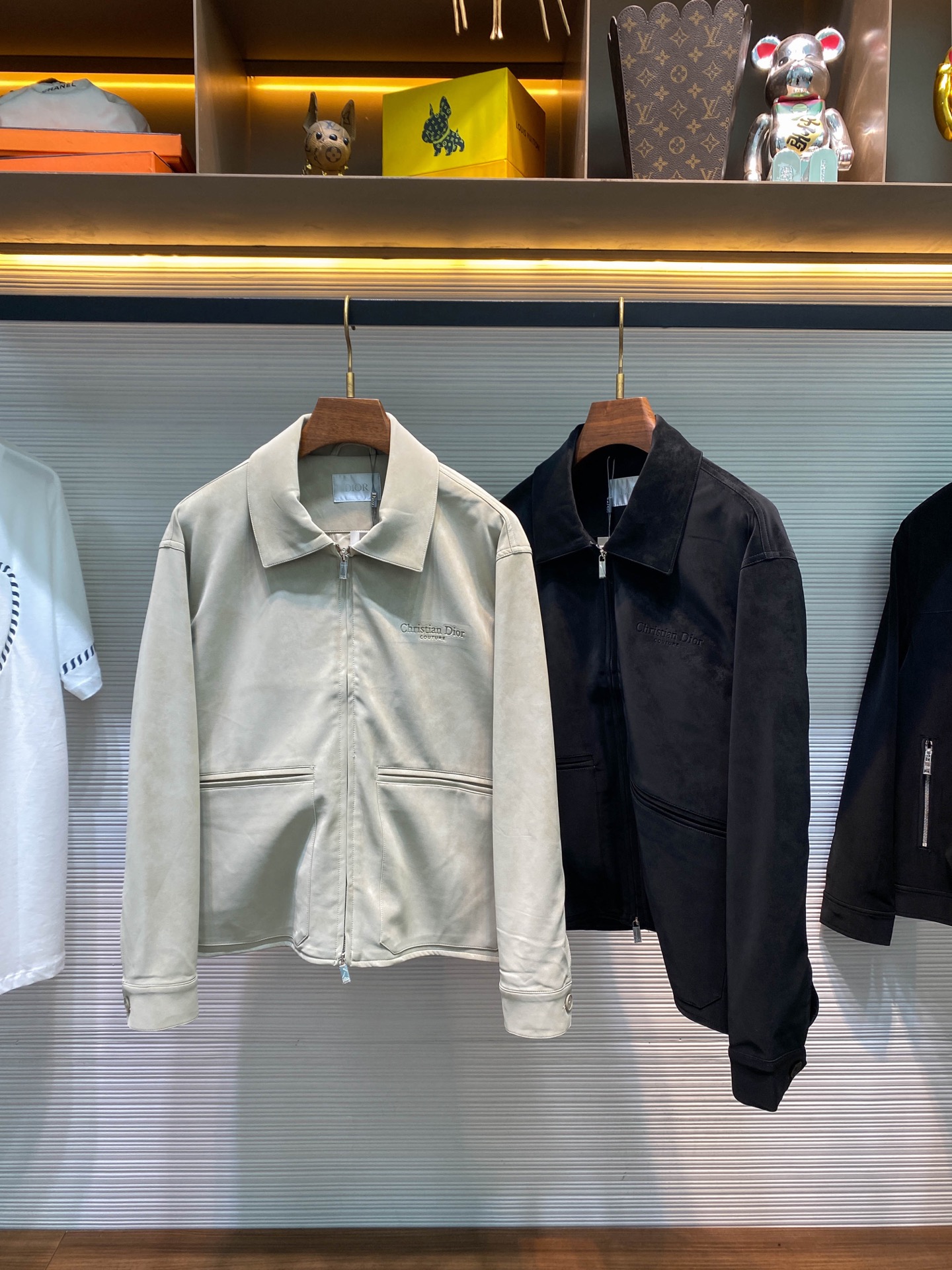 NO:510210,-CD25FW autumn and winter new environmentally friendly suede lapel jacket, classic embossed logo stylish zipper jacket for men!  Trading companies have sparse channels and are released on the official website at the same time!  D's new leather jacket for autumn and winter has dedicated it, stands out with its unique charm and has become the focus of everyone's attention!  It is not just a piece of clothing, but also a manifestation of a life attitude, allowing you to always be at the forefront on the road of fashion!  The jacket is equipped with imported environmentally friendly suede material. When you touch it gently with your hands, the soft touch instantly spreads throughout your fingertips, as if you touch a cloud, and a sense of high-end arises naturally!  The design of the fully jacquard lining is even more eye-catching. The jacquard pattern is exquisite and unique, and every detail shows the designer's ingenuity!  Not only does it give people a beautiful enjoyment visually, but more importantly, it provides superior breathable comfort!  The classic embossed logo on the chest is low-key without losing its luxurious feeling, and inadvertently reveals a noble temperament!  Custom-made brand engraved zippers and buttons, the zipper is extremely smooth, without any stuttering when pulled, like a lively ribbon shuttled through!  The buttons are exquisite and compact, with clear and profound engravings on them, highlighting the quality and craftsmanship of the brand!  Although these small accessories seem inconspicuous, they add a lot of points to the entire leather jacket, making it perfect in the details!  The overall style is made of classic lapel jacket. This style has been baptized by years and has always been a classic work in the fashion industry. It can not only show the wearer's ability and neatness, but also have a sense of elegance and calmness!  Whether it is showing professional image in business occasions or showing personality in leisure time, it can be easily and competent!  Black/Apricot color, two colors into it!  Size S-XXL S S shoulder width 53cm-bust 118cm-length 65cm-sleeve length 59cm M Shoulder width 54cm-bust 122cm-length 67cm-sleeve length 60cm L Shoulder width 55cm-bust 126cm-length 69cm-sleeve length 61cm XL Shoulder width 56cm-bust 130cm-length 71cm-sleeve length 62cm XXL Shoulder width 57cm-bust 134cm-length 73cm-sleeve length 63cm Size recommended (standard version) Height 174-catties, try on M size appropriately!  A boy can choose S code within 135 catties, a M code for 135-148 catties, a L code for 148-162 catties, a XL code for 162-176 catties, and a XXL code for 176-190 catties!  ,dior,jackets & coats,jackets & coats,leather jacket,chamois leather,alexander wang19860909-CD25FW秋冬新款环保麂皮绒翻领夹克,男士经典压花标识时尚拉链夹克皮衣外套！贸易公司渠道稀出,同步官网发售！D家秋冬季全新皮衣外套奉献,凭借其独特的魅力脱颖而出,成为众人瞩目的焦点！它不仅仅是一件衣服,更是一种生活态度的体现,让你在时尚的道路上,始终走在前列！ 该夹克客供进口环保麂皮绒料,当你用手轻轻触摸上去,那柔软的触感瞬间传遍指尖,仿佛触摸到了云朵一般,高级感油然而生！全提花内衬的设计更是让人眼前一亮,提花的图案精致而独特,每一处细节都彰显着设计师的匠心独运！不仅在视觉上给人一种美的享受,更重要的是它提供了更加优越的透气舒适性！胸前经典压花标识,它低调而不失奢华感,在不经意间流露出一种高贵的气质！ 客供定制品牌刻印拉链及纽扣,拉链顺滑无比,拉动时没有丝毫的卡顿感,就像一条灵动的丝带在穿梭！纽扣则精致小巧,上面的刻印清晰而深刻,彰显着品牌的品质和工艺！这些小小的辅料虽然看似不起眼,但却为整件皮衣增添了不少分数,让它在细节之处也尽显完美！整体采用经典翻领夹克版型,这种版型历经岁月的洗礼,始终是时尚界的经典之作,它既能展现出穿着者的干练与利落,又不失一份优雅与从容！无论是在商务场合中展现专业形象,还是在休闲时光里彰显个性风采,它都能轻松胜任！黑色/杏色,两色入！尺码S-XXL S码肩宽53cm-胸围118cm-衣长65cm-袖长59cm M码肩宽54cm-胸围122cm-衣长67cm-袖长60cm L码肩宽55cm-胸围126cm-衣长69cm-袖长61cm XL码肩宽56cm-胸围130cm-衣长71cm-袖长62cm XXL码肩宽57cm-胸围134cm-衣长73cm-袖长63cm 尺码推荐（标准版型） 身高174-斤,试穿M码合适！ 男生体重135斤以内选择S码,135-148斤选择M码,148-162斤选择L码,162-176斤选择XL码,176-190斤选择XXL码！,,dior,jackets & coats,jackets & coats,leather jacket,chamois leather,alexander wang,Men's clothing