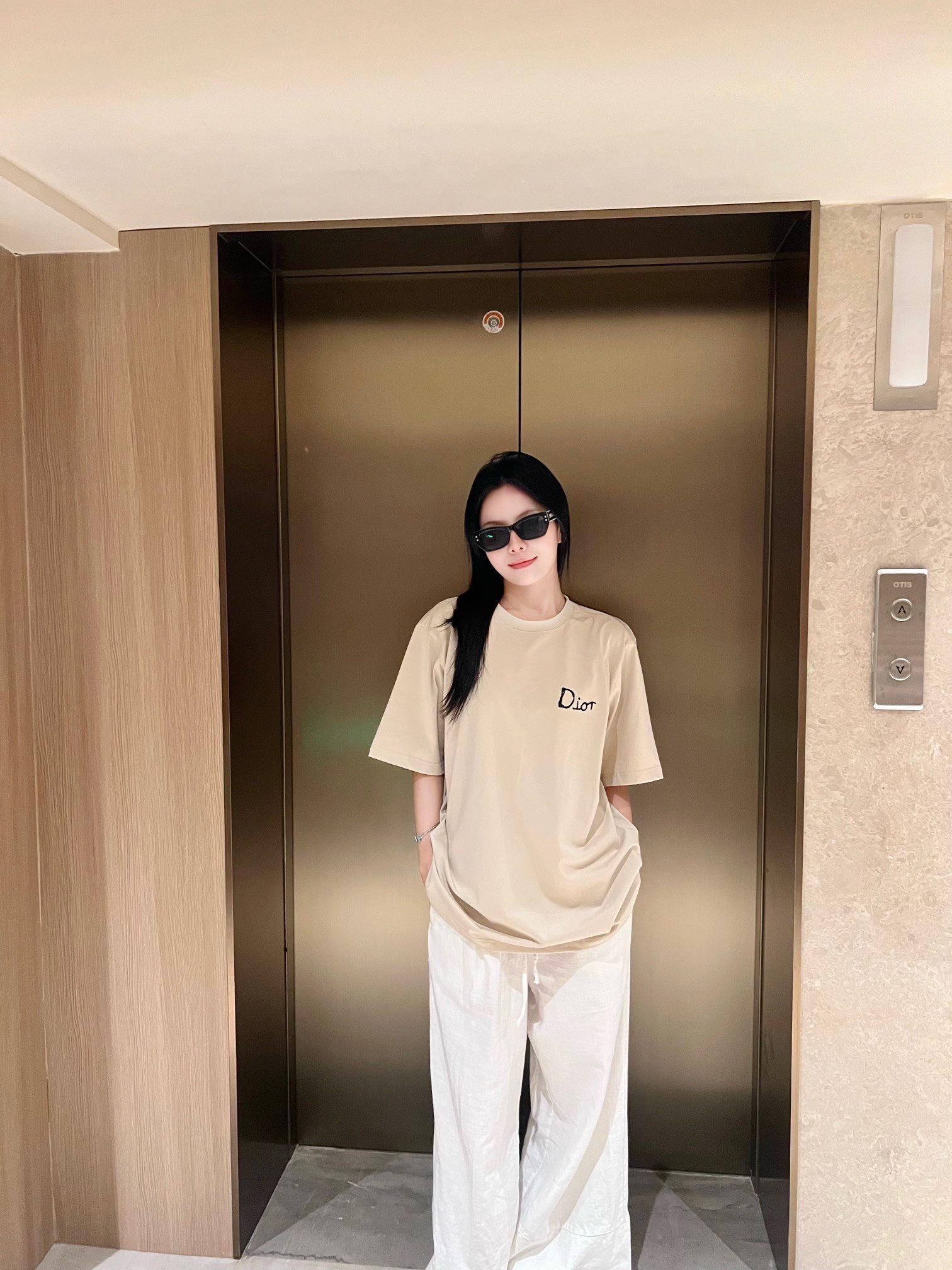 NO:495139,-CD25FW early autumn new jersey cotton round neck short Tee, same style for men and women flocking embroidered and cursive logo casual short-sleeved T-shirt!  Trading companies have sparse channels and are released on the official website at the same time!  D's early autumn limited new products are dedicated to the unique design elements, and the superb fashion and charming style!  This T-shirt is selected for imported jersey cotton. The fabric feels solid and soft, skin-friendly and breathable. The fashionable apricot color is a good player in skin color. Both men and women are super fashionable and fashionable!  The embroidered logo on the front of the garment and chest echoes the flocking pattern on the back. The artistic cursive font is particularly eye-catching and eye-catching, and it is also the most powerful proof of D's family!  Loose straight-tube style cut, with ribbed round collar splicing in the same color as the cylinder. It doesn’t choose the figure and body shape. It’s not to be missed if you wear it alone!  Size XS-L XS size shoulder width 47cm-bust 112cm-length 70cm S size shoulder width 48cm-bust 116cm-length 71cm M size shoulder width 49cm-bust 120cm-length 72cm L size shoulder width 50cm-bust 124cm-length 74cm Size recommendation (loose style) Height 174-140 catties, try on XS size appropriate!  Boys weigh less than 140 catties and choose XS code, 140-155 catties and choose S code, 155-170 catties and M code, 170-188 catties and L code!  All girls can choose XS codes!  ,dior,T-shirt,tees,t-shirt,alexander wang19860909-CD25FW早秋新款平纹针织棉布圆领短Tee,男女同款植绒刺绣草写标识休闲短袖T恤衫！贸易公司渠道稀出,同步官网发售！D家早秋限量新品奉献,特立独行的设计元素,演绎高超的时尚魅力风范儿！ 这款T恤甄选客供进口平纹针织棉布制成,面料手感瓷实柔软,亲肤性和透气性都堪称一绝,时尚的杏色系,更是显肤色的一把好手,无论是男女上身都超级时髦洋气！衣身胸前刺绣标识,与后幅植绒图案相呼应,充满艺术气息的草写字体格外吸睛醒目,同时也是对D家最有力的证明！宽松直筒版型裁剪,同缸色染罗纹圆领拼接,不挑身材和体型,单穿内搭都是不容错过的选择！尺码XS-L XS码肩宽47cm-胸围112cm-衣长70cm S码肩宽48cm-胸围116cm-衣长71cm M码肩宽49cm-胸围120cm-衣长72cm L码肩宽50cm-胸围124cm-衣长74cm 尺码推荐（宽松版型） 身高174-140斤,试穿XS码合适！ 男生体重140斤以内选择XS码,140-155斤选择S码,155-170斤选择M码,170-188斤选择L码！ 女生全部选择XS码即可！,,dior,T-shirt,tees，t-shirt,alexander wang,Men's clothing