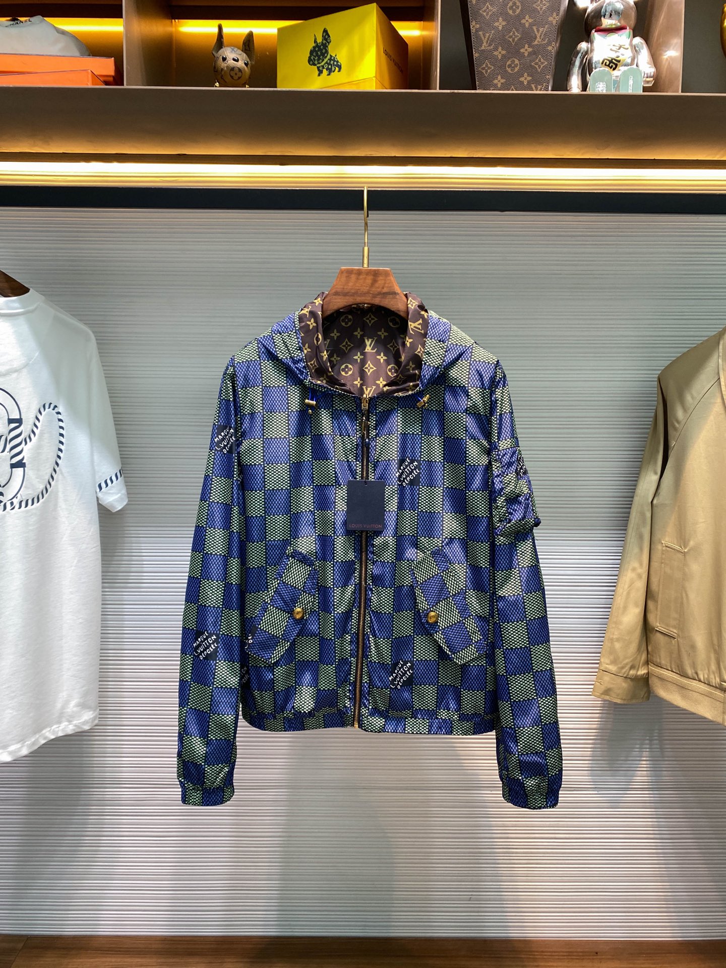 NO:510209,1V25FW early autumn new technology fiber material casual windproof jacket, the same classic checkerboard plaid presbyopic elements double-sided zippered hooded jacket jacket!  Trading companies have sparse channels, and the official website is released on 29020 RMB!  V Home's new double-sided jacket has become a shining star in the fashion industry with its unique design, excellent quality and practical functions!  It is not just a piece of clothing, but also an expression of a fashionable attitude and a pursuit of a quality life!   When you first see this jacket, you will be attracted by its unique double-sided design!  While reinterpreting the classic chessboard pattern from a modern perspective, the chessboard pattern is a long-lasting element in the fashion industry. It has always been loved by everyone for its simplicity and regular beauty!  When flipping to the other side, it uses classic presbyterian elements, which is one of the brand’s iconic designs, and every move exudes a low-key and luxurious temperament!  In addition to its unique design, it is also unique in the choice of fabrics!  It uses a technology fiber windproof fabric imported from customers. This fabric is not only light and thin, but it can almost feel any burden when worn on the body, as if it is the second layer of skin on your body!  And it also has excellent breathability and comfort, and you won't feel stuffy and uncomfortable even in hot weather!  The details are also amazing. The unique accent of the aircraft zipper head on the fly is undoubtedly a highlight, full of dynamic and vitality!  It not only plays a practical role, making it easier for you to put on and take off your jacket, but also becomes a fashionable decoration for the entire jacket, adding a unique charm to the overall look!  The brand’s printed quad buckle accessories reflects the brand’s strict control over quality!  The style of a casual hooded jacket is both fashionable and very practical!  The hooded design increases the warmth and practicality of the jacket, which can shield you from wind and rain in cold weather and protect your head from the cold!  The casual style makes you more comfortable and comfortable when wearing it, and will not be too restricted. Whether it is paired with jeans, casual pants or sweatpants, you can easily create different fashion styles!  Size S-XL S S shoulder width 50cm-bust 122cm-length 64cm-sleeve length 66cm M Shoulder width 51cm-bust 126cm-length 65cm-sleeve length 67cm L Shoulder width 52cm-bust 130cm-length 66cm-sleeve length 68cm XL Shoulder width 53cm-bust 134cm-length 67cm-sleeve length 69cm Size recommended (loose version) Height 174-jin, try on M size appropriate!  Boys choose S code within kilograms, M code for -153 kilograms, L code for 153-170 kilograms, XL code for 170-188 kilograms!  All girls can choose S code!  , jeans,jackets & coats,jackets & coats,hats,alexander wang198609091V25FW早秋新款科技纤维材质休闲防风夹克,男女同款经典棋盘格老花元素双面穿拉链连帽夹克外套！贸易公司渠道稀出,同步官网发售29020RMB！V家全新双面穿夹克,以其独特的设计、卓越的品质和实用的功能,成为了时尚界的一颗璀璨明星！它不仅仅是一件衣服,更是一种时尚态度的表达,一种对品质生活的追求！  当你第一眼看到这款夹克时,就会被它那别具一格的双面穿设计所吸引！一面以摩登的视角重新诠释了经典的棋盘格图案,棋盘格,作为时尚界经久不衰的元素,一直以其简洁而富有规律的美感深受大家喜爱！翻转至另一面时,采用了经典的老花元素,这是品牌的标志性设计之一,举手投足间都散发着一种低调而奢华的气质！除了独特的设计,在面料的选择上也堪称一绝！采用了客供进口的科技纤维防风面料,这种面料不仅质地轻薄,穿在身上几乎感觉不到任何负担,仿佛是你身体的第二层肌肤！而且它还具有出色的透气性和舒适性,即使在炎热的天气里,你也不会感到闷热和不适！ 细节部分同样叹为观止,门襟处独特的飞机拉链头点缀无疑是一大亮点,充满了动感和活力！它不仅起到了实用的作用,方便你穿脱夹克,还成为了整个夹克的一个时尚装饰,为整体造型增添了一份独特的魅力！而品牌刻印的四合扣辅料,更是体现了品牌对品质的严格把控！休闲连帽夹克的版型,这种版型既具有时尚感,又非常实用！连帽的设计增加了夹克的保暖性和实用性,在寒冷的天气里可以为你遮挡风雨,保护头部不受寒冷的侵袭！而休闲的版型则让你在穿着时更加自在和舒适,不会受到过多的束缚,无论是搭配牛仔裤、休闲裤还是运动裤,都能轻松打造出不同的时尚风格！尺码S-XL S码肩宽50cm-胸围122cm-衣长64cm-袖长66cm M码肩宽51cm-胸围126cm-衣长65cm-袖长67cm L码肩宽52cm-胸围130cm-衣长66cm-袖长68cm XL码肩宽53cm-胸围134cm-衣长67cm-袖长69cm 尺码推荐（宽松版型） 身高174-斤,试穿M码合适！ 男生体重斤以内选择S码,-153斤选择M码,153-170斤选择L码,170-188斤选择XL码！ 女生全部选择S码即可！,,jeans,jackets & coats,jackets & coats,hats,alexander wang,Men's clothing