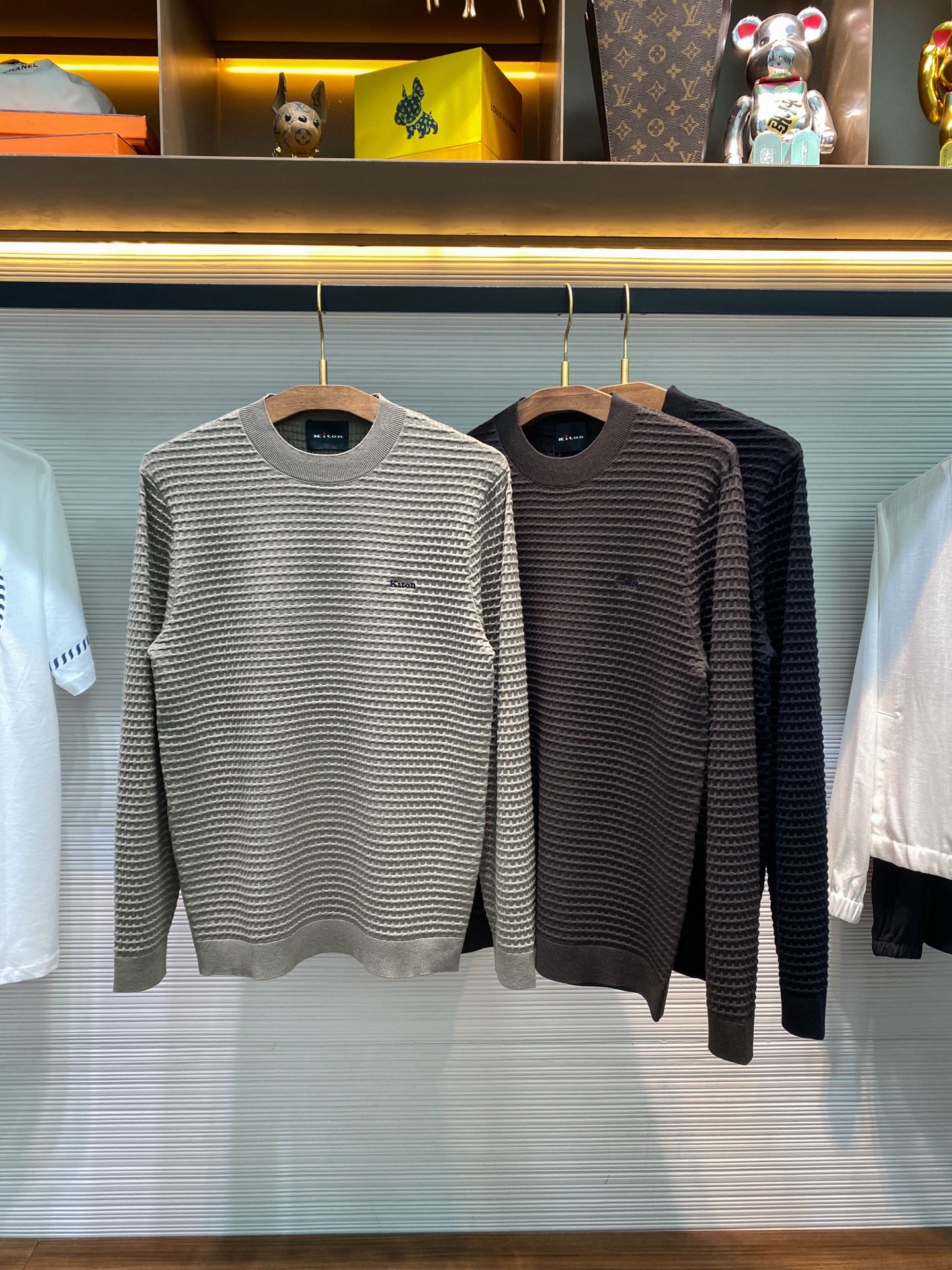 NO:611137,【-KITON25FW new autumn and winter sheep wool fiber blended knitted crew neck sweater, men’s classic logo embroidered bamboo texture pullover sweater!  Trading company channels are rare and available on the official website simultaneously!  Kiton's new sweater has become an indispensable fashion item in the wardrobe of fashion lovers with its top-quality fabrics, exquisite embroidery craftsmanship and classic basic styles!  This sweater is made of custom-made sheep wool and technical fiber blended yarn. This is no ordinary yarn combination. Sheep wool itself has the characteristics of softness, warmth and elasticity. It gives the sweater a warm and comfortable touch, making the wearer feel like being wrapped in gentle clouds!  The addition of technical fiber brings more functionality to this sweater. It enhances the wrinkle resistance and durability of the sweater, allowing the sweater to better maintain its shape and not be easily deformed during daily wear and washing!  The iconic letter logo embroidery on the chest is not only a brand logo, but also a symbol of luxury and quality!  The basic design seems simple, but in fact it contains endless fashion charm. It does not have too many complicated design elements, and its simple and elegant lines can perfectly fit the curves of the human body and show the wearer's natural body shape!  Whether paired with jeans, casual pants or suit pants, it can be easily worn and adapted to various occasions!  Khaki/tan/black, three colors available!  Size 48-56 Size 48 has shoulder width 42cm - chest 92cm - dress length 68cm - sleeve length 62cm Size 50 has shoulder width 43cm - chest 97cm - dress length 69cm - sleeve length 63cm Size 52 has shoulder width 44cm - chest 102cm - dress length 70cm - sleeve length 64cm  Size 54 has shoulder width 46cm - chest 107cm - dress length 71cm - sleeve length 65cm. Size 56 has shoulder width 48cm - chest 112cm - dress length 72cm - sleeve length 66cm. Size recommendation (standard version). Height 174-140 catties, try on size 52 which is suitable!  Boys weighing less than 120 kilograms should choose size 48, 120-133 kilograms should choose size 50, 133-146 kilograms should choose size 52, 146-160 kilograms should choose size 54, and 160-175 kilograms should choose size 56!  ,,jeans,sweaters,business suit,alexander wang19860909【-KITON25FW秋冬新款绵羊毛纤维混纺针织圆领毛衣,男士经典徽标刺绣竹节纹理套头毛衣针织衫！贸易公司渠道稀出,同步官网发售！Kiton全新毛衣以其顶级的面料、精湛的刺绣工艺和经典的基础版型,成为了时尚爱好者们衣橱中不可或缺的时尚单品！ 这款毛衣采用客供定制绵羊毛与科技纤维混纺纱线,这绝非普通的纱线组合,绵羊毛本身就具有柔软、保暖且富有弹性的特性,它赋予了毛衣温暖舒适的触感,让穿着者仿佛被温柔的云朵所包裹！而科技纤维的加入,则为这款毛衣带来了更多的功能性,它增强了毛衣的抗皱性和耐用性,使得毛衣在日常穿着和洗涤过程中能够更好地保持形状,不易变形！胸前时标志性的字母徽标刺绣,这不仅仅是一个品牌的标识,更是奢华与品质的象征！基础版型设计看似简单,实则蕴含着无尽的时尚魅力,它没有过多复杂的设计元素,简洁大方的线条能够完美地贴合人体曲线,展现出穿着者的自然体态！无论是搭配牛仔裤、休闲裤还是西装裤,都能够轻松驾驭,适应各种不同的场合！卡其/茶褐色/黑色,三色入！尺码48-56 48码肩宽42cm-胸围92cm-衣长68cm-袖长62cm 50码肩宽43cm-胸围97cm-衣长69cm-袖长63cm 52码肩宽44cm-胸围102cm-衣长70cm-袖长64cm 54码肩宽46cm-胸围107cm-衣长71cm-袖长65cm 56码肩宽48cm-胸围112cm-衣长72cm-袖长66cm 尺码推荐（标准版型） 身高174-140斤,试穿52码合适！ 男生体重120斤以内选择48码,120-133斤选择50码,133-146斤选择52码,146-160斤选择54码,160-175斤选择56码！,,jeans,sweaters,business suit,alexander wang,Men's clothing