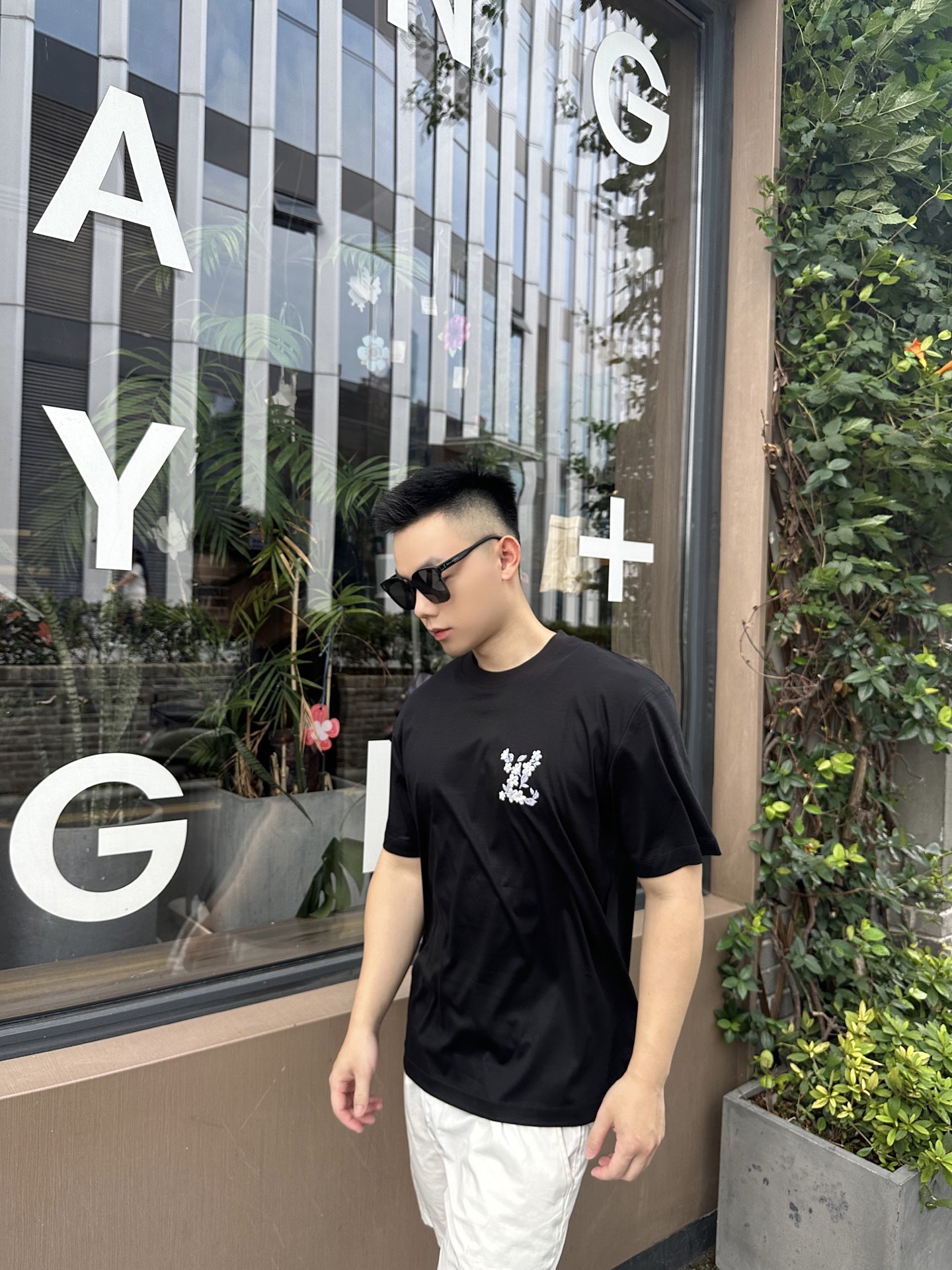 NO:504252,-1V25FW early autumn new imported liquid ammonia cotton round neck short Tee, geometric floral logo casual pullover short-sleeved T-shirt!  Trading companies have sparse channels and are released on the official website at the same time!  V Home's new geometric floral T-shirt in early autumn has become a shining pearl in the fashion industry with its high-quality fabrics, unique designs, exquisite craftsmanship and loose fit!  The short Tee uses customized liquid ammonia cotton cloth for customer supply, which is as delicate as a baby's skin, soft and silky as it feels soft and silky. It gently brushes across the palm of your hand, bringing an unparalleled comfort experience!  Not only that, it also has skin-friendly and breathable properties, just like putting a protective film on the body that can breathe!  The classic letter logo with geometric flowers on the chest is interpreted by geometric flowers. The designer cleverly combines geometric elements with floral patterns to create a unique and artistic logo!  The loose style design does not pick on the figure. Whether you are tall or petite, you can easily drive, giving people a casual and comfortable feeling, as if you can let you put aside all constraints and express your personality freely!  Size XS-L XS Size shoulder width 48cm-Bust 104cm-Length 66cm S S S S S S S S S S S S 59cm-Bust 108cm-Length 68cm M S S Shoulder width 50cm-Bust 112cm-Length 70cm L S S S S S S S S Recommended (Standard Edition) Height 174-140kg, try S S!  A boy can choose XS code within 133 catties, a S code for 133-148 catties, a M code for 148-163 catties, and a L code for 163-180 catties!  All girls can choose XS codes!  ,T-shirt,tees,t-shirt,alexander wang19860909-1V25FW早秋新款进口液氨棉布圆领短Tee,男女同款几何花卉标识休闲套头短袖T恤衫！贸易公司渠道稀出,同步官网发售！V家早秋季新品几何花卉T恤以其优质的面料、独特的设计、精湛的工艺和宽松的版型,成为了时尚界的一颗璀璨明珠！ 该短Tee采用客供定制液氨棉布,宛如婴儿的肌肤般细腻,触感柔软丝滑,轻轻拂过手心,带来一种无与伦比的舒适体验！不仅如此它还具有亲肤透气的特性,就像给身体穿上了一层会呼吸的保护膜！胸前以几何花卉演绎的经典字母标识,设计师巧妙地将几何元素与花卉图案相结合,创造出了一个独一无二、充满艺术感的标识！宽松的版型设计不挑身材,无论你是身材高挑还是娇小玲珑,都能轻松驾,给人一种随性自在的感觉,仿佛可以让你抛开一切束缚,自由地表达自己的个性！尺码XS-L XS码肩宽48cm-胸围104cm-衣长66cm S码肩宽49cm-胸围108cm-衣长68cm M码肩宽50cm-胸围112cm-衣长70cm L码肩宽51cm-胸围116cm-衣长72cm 尺码推荐（标准版型） 身高174-140斤,试穿S码合适！ 男生体重133斤以内选择XS码,133-148斤选择S码,148-163斤选择M码,163-180斤选择L码！ 女生全部选择XS码即可！,,T-shirt,tees，t-shirt,alexander wang,Men's clothing