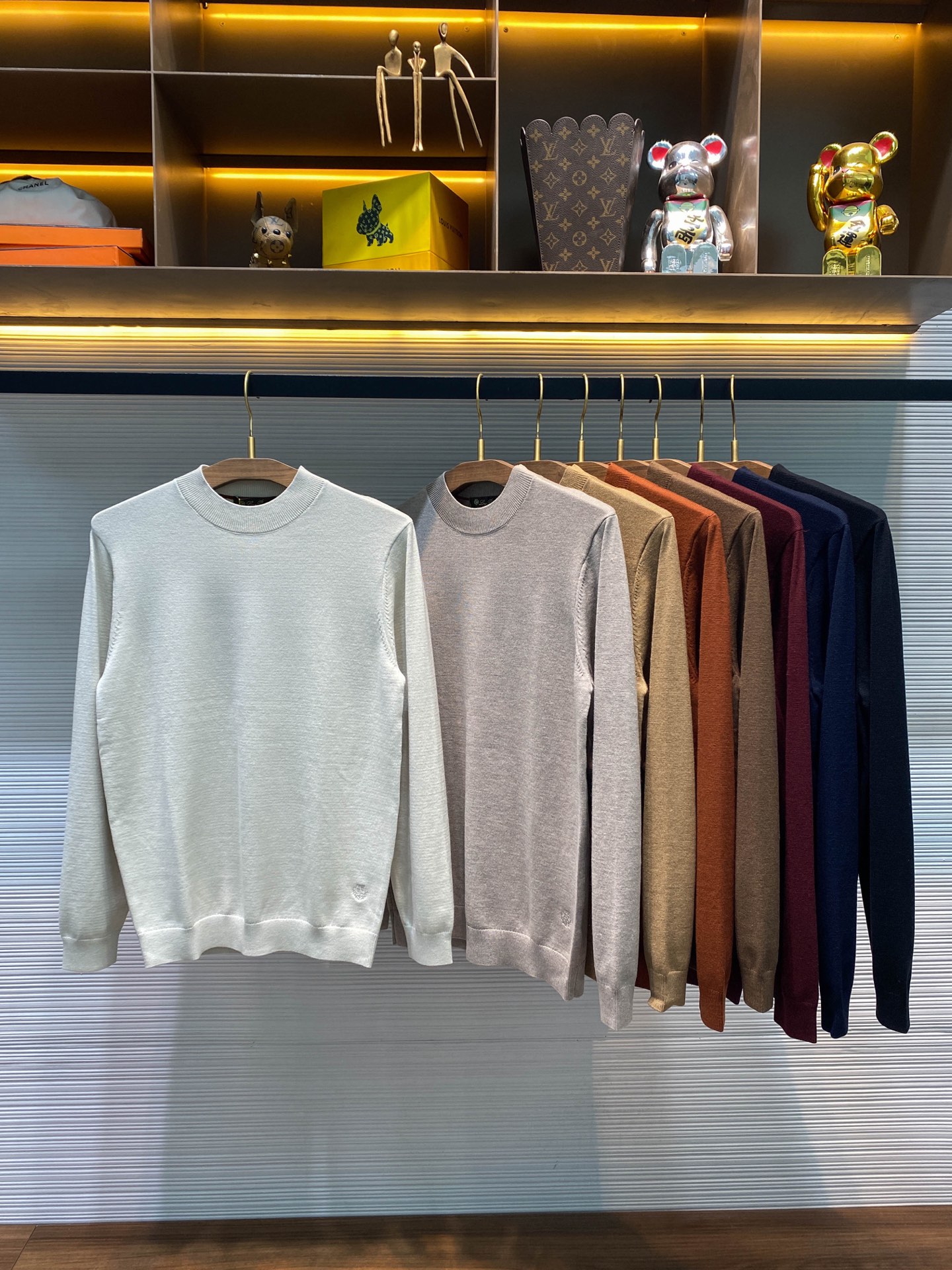 NO:611142,【-LFW new autumn and winter imported sheep wool blended knitted crew neck sweater, men's hem badge embroidery fashion casual pullover sweater and sweater!  Trading company channels are rare and available on the official website simultaneously!  There are always some items that can stand out with their unique charm. LP’s new knitted sweater, when you set your sights on it for the first time, you may be attracted by its low-key yet luxurious temperament!  This sweater is carefully woven with imported sheep wool blended yarn. When you touch it lightly, the soft and waxy touch instantly comes from your fingertips, as gentle as touching a cloud!  It is skin-friendly and comfortable, fitting your body like a second layer of skin, allowing you to feel almost no restraint when wearing it. Whether it is daily travel or long hours of work, it can bring you an extremely comfortable experience!  The simple and high-end solid color design does not have too many complicated patterns and decorations, but it shows an innate elegance with its pure colors!  The classic badge embroidery at the hem uses exquisite embroidery technology. Every stitch and thread is delicate and delicate, bringing the badge pattern to life!  When you are walking, you inadvertently reveal this badge embroidery, it is like a mysterious symbol, silently showing your luxurious status!  The basic round neck style is classic and versatile, exposing the neck line just right, without being too exposed, and showing a gentle temperament!  Black/navy blue/Angora red/light coffee/caramel/brown camel/soft light camel/grey rice, eight colors available!  Size 48-56 Size 48 has shoulder width 42cm - chest 98cm - dress length 66cm - sleeve length 60cm Size 50 has shoulder width 43cm - chest 102cm - dress length 68cm - sleeve length 61cm Size 52 has shoulder width 44cm - chest 106cm - dress length 70cm - sleeve length 62cm  Size 54 has shoulder width 45cm - bust 110cm - dress length 72cm - sleeve length 63cm. Size 56 has shoulder width 46cm - chest 114cm - dress length 74cm - sleeve length 64cm. Size recommendation (standard version). Height 174-140 catties, try on size 52 which is suitable!  Boys weighing less than 125 pounds should choose size 48, 125-138 pounds should choose size 50, 138-150 pounds should choose size 52, 150-163 pounds should choose size 54, and 163-178 pounds should choose size 56!  ,,loro piana,sweaters,alexander wang19860909【-LFW秋冬新款进口绵羊毛混纺针织圆领毛衣,男士下摆徽章刺绣时尚休闲套头毛衣针织衫！贸易公司渠道稀出,同步官网发售！总有一些单品能凭借其独特的魅力脱颖而出,LP新款针织毛衣,当你第一次将目光投向它,或许就会被它那低调而不失奢华的气质所吸引！ 这款毛衣采用客供进口绵羊毛混纺纱线精心织造,当你轻轻触碰它,那软糯的触感瞬间从指尖传来,仿佛触摸到了云朵一般轻柔！它亲肤舒适,就像第二层肌肤般贴合着你的身体,让你在穿着的过程中几乎感受不到任何束缚,无论是日常出行还是长时间的工作,都能给你带来无比惬意的体验！简约高级的纯色设计,没有过多繁杂的图案和装饰,却凭借着纯粹的色彩展现出一种与生俱来的优雅气质！下摆处经典徽章刺绣,采用了精湛的刺绣工艺,每一针每一线都细腻而精致,将徽章的图案栩栩如生地呈现出来！当你在行走间,不经意地露出这个徽章刺绣,它就像是一个神秘的符号,在无声中彰显着你奢华的身份！基础圆领版型,经典而百搭,恰到好处地露出颈部线条,既不会过于暴露,又能展现出一种温婉的气质！黑色/藏青/安哥拉红/浅咖/焦糖/棕黄驼/柔光驼/灰米,八色入！尺码48-56 48码肩宽42cm-胸围98cm-衣长66cm-袖长60cm 50码肩宽43cm-胸围102cm-衣长68cm-袖长61cm 52码肩宽44cm-胸围106cm-衣长70cm-袖长62cm 54码肩宽45cm-胸围110cm-衣长72cm-袖长63cm 56码肩宽46cm-胸围114cm-衣长74cm-袖长64cm 尺码推荐（标准版型） 身高174-140斤,试穿52码合适！ 男生体重125斤以内选择48码,125-138斤选择50码,138-150斤选择52码,150-163斤选择54码,163-178斤选择56码！,,loro piana,sweaters,alexander wang,Men's clothing