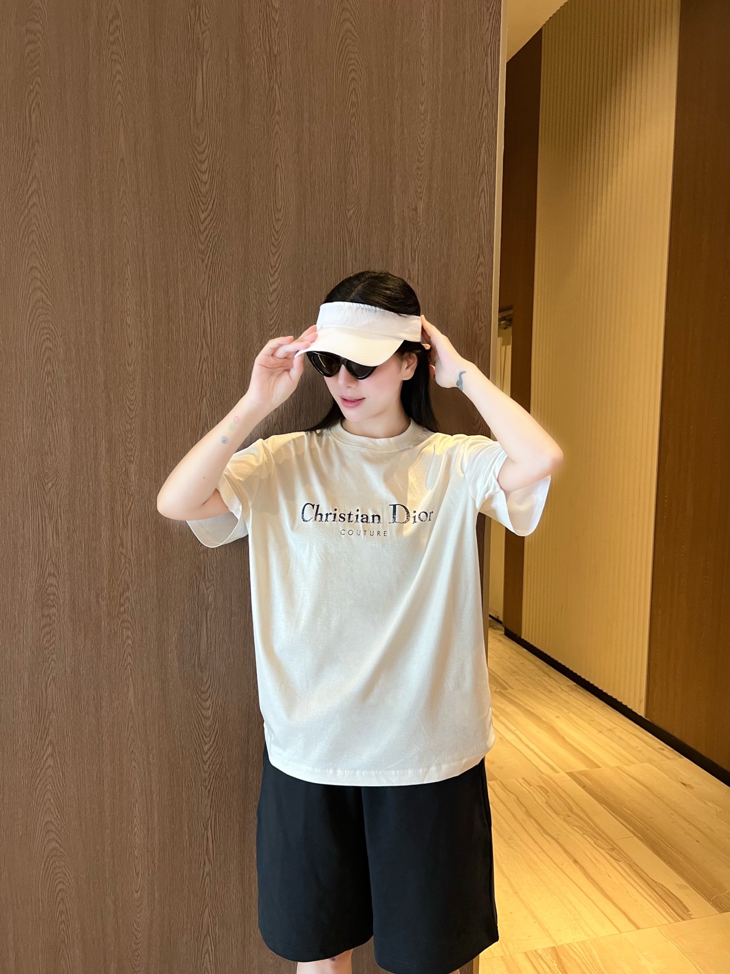 NO:504247,-CD25FW early autumn new imported liquid ammonia cotton round neck short Tee, men and women same retro gradient letter logo casual pullover short-sleeved T-shirt!  Trading companies have sparse channels and are released on the official website at the same time!  D Home is dedicated to popular items in early autumn. It perfectly combines retro and fashion, and uses exquisite craftsmanship and unique design to bring us a feast of vision and touch!  The short Tee uses imported liquid ammonia cotton cloth for customer supply, with a silky smooth touch, as if it is as gentle as touching the clouds. Every inch of contact with the fabric can enjoy the coolness it brings!  The breathable and comfortable feeling is like a breeze that lingers around you all the time, allowing you to say goodbye to the stuffiness and discomfort, as if you are in a cool and dreamy world!  The retro gradient letter logo print on the chest, the designer cleverly used the gradient technique to make the letter color naturally transition from dark to shallow, as if telling a past that was covered by the dust of time!  This retro design creates a nostalgic atmosphere, while not losing the sense of fashion and luxury recognition. The upper body has become the focus of everyone's attention and shows a unique taste and temperament!  The basic round neck design is simple but elegant. It can fit the neck lines well, showing an elegant temperament, and meet your outfit needs in different occasions!  Black/white, two colors into it!  Size XS-L XS Size shoulder width 48cm-Bust 104cm-Length 66cm S S S S S S S S S S S S 59cm-Bust 108cm-Length 68cm M S S Shoulder width 50cm-Bust 112cm-Length 70cm L S S S S S S S S Recommended (Standard Edition) Height 174-140kg, try S S!  A boy can choose XS code within 133 catties, a S code for 133-148 catties, a M code for 148-163 catties, and a L code for 163-180 catties!  All girls can choose XS codes!  ,dior,T-shirt,tees,t-shirt,alexander wang19860909-CD25FW早秋新款进口液氨棉布圆领短Tee,男女同款复古渐变字母标识休闲套头短袖T恤衫！贸易公司渠道稀出,同步官网发售！D家早秋季热门单品奉献,它将复古与时尚完美融合,用精湛的工艺和独特的设计,为我们带来了一场视觉与触觉的盛宴！ 该短Tee采用客供进口液氨棉布,丝般顺滑的触感,仿佛是在触摸着云朵般轻柔,与面料接触的每一寸,都能享受到它带来的丝丝凉意！那透气舒适的感觉,就像一阵清风,时刻萦绕在你身边,让你告别闷热与不适,仿佛置身于一个清凉的梦幻世界！胸前复古渐变字母标识印花,设计师巧妙地运用了渐变的手法,让字母的颜色从深到浅自然过渡,仿佛在诉说着一段被岁月尘封的往事！这种复古的设计营造出了一种怀旧的氛围,同时又不失时尚感与奢华辨识度,上身成为众人瞩目的焦点,展现出与众不同的品味和气质！基础圆领的设计,简约而不失大方,它能够很好地贴合颈部线条,展现出一种优雅的气质,满足你在不同场合的穿搭需求！黑色/白色,两色入！尺码XS-L XS码肩宽48cm-胸围104cm-衣长66cm S码肩宽49cm-胸围108cm-衣长68cm M码肩宽50cm-胸围112cm-衣长70cm L码肩宽51cm-胸围116cm-衣长72cm 尺码推荐（标准版型） 身高174-140斤,试穿S码合适！ 男生体重133斤以内选择XS码,133-148斤选择S码,148-163斤选择M码,163-180斤选择L码！ 女生全部选择XS码即可！,,dior,T-shirt,tees，t-shirt,alexander wang,Men's clothing