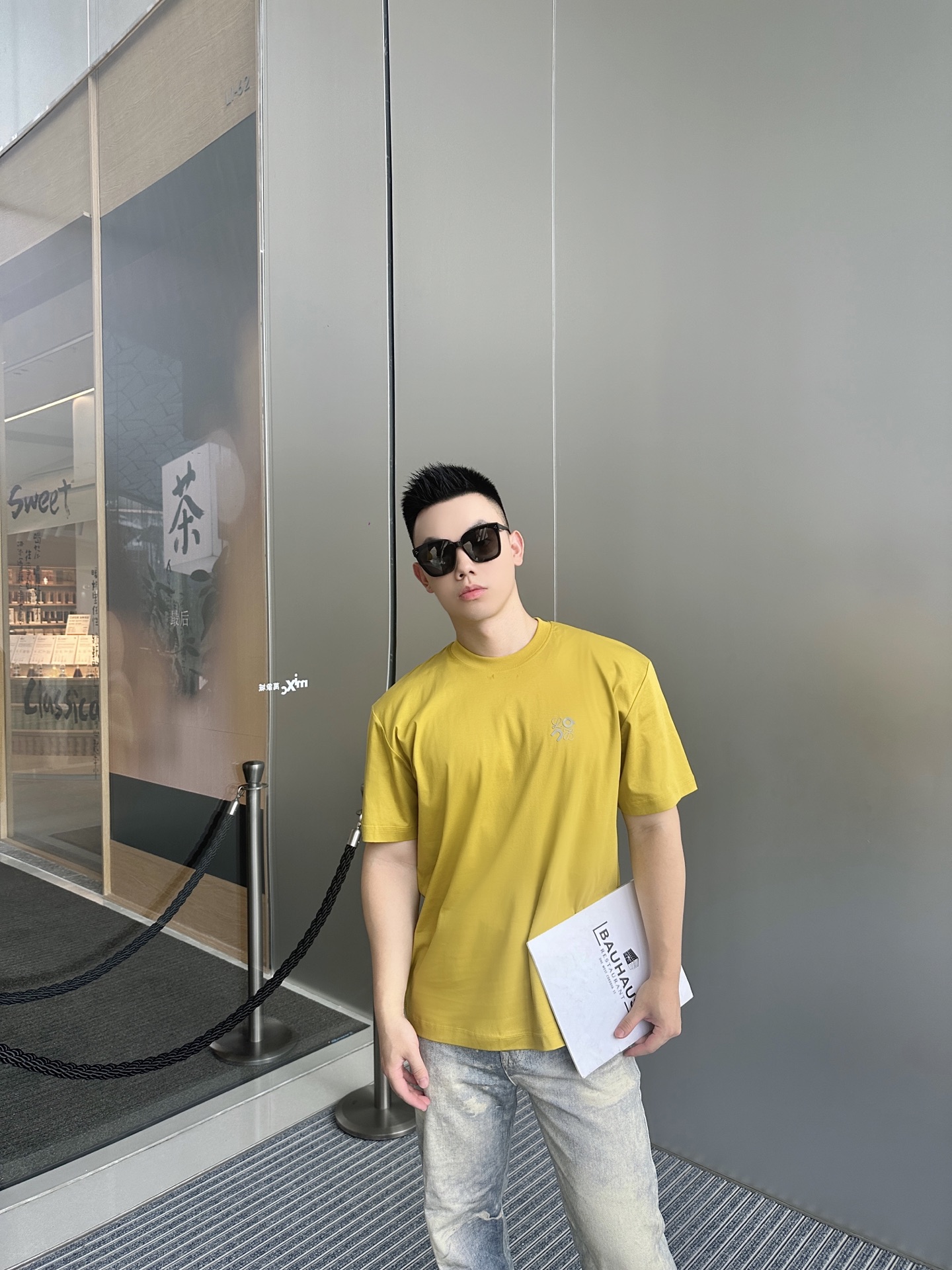 NO:504242,-LW25SS Spring and Summer New Imported Liquid Ammonia Cotton Round Neck Short Tee, Men and Women's Three-dimensional Offset Printing Co-branded Logo Lemon Color Casual Short Sleeve T-shirt!  Trading companies have sparse channels and are released on the official website at the same time!  In this era of pursuing both personality and quality, LW and On Aopa have jointly launched a new collaboration series, injecting unprecedented new vitality into your wardrobe!  The silky smooth touch is as gentle as touching the clouds. Every inch of the contact with the fabric can enjoy the coolness it brings!  The breathable and comfortable feeling is like a breeze that lingers around you all the time, allowing you to say goodbye to the stuffiness and discomfort, as if you are in a cool and dreamy world!  The three-dimensional offset printing couplet of the front and back is full of layering and texture. This design not only breaks the monotony of the solid color T-shirt, but also highlights the unique recognition of the brand, making people recognize its extraordinary origin at a glance!  The basic round neck design is not a good figure. Whether it is a tall handsome man or a fashionable expert who pursues casual style, you can easily control it and show your own unique charm!  Size XS-L XS Size shoulder width 48cm-Bust 104cm-Length 66cm S S S S S S S S S S S S 59cm-Bust 108cm-Length 68cm M S S Shoulder width 50cm-Bust 112cm-Length 70cm L S S S S S S S S Recommended (Standard Edition) Height 174-140kg, try S S!  A boy can choose XS code within 133 catties, a S code for 133-148 catties, a M code for 148-163 catties, and a L code for 163-180 catties!  All girls can choose XS codes!  ,T-shirt,tees,t-shirt,alexander wang19860909-LW25SS春夏新款进口液氨棉质圆领短Tee,男女同款立体胶印联名标识柠檬色休闲短袖T恤衫！贸易公司渠道稀出,同步官网发售！在这个追求个性与品质并重的时代,LW与On昂跑两大品牌携手推出了全新合作系列,为你的衣橱注入了一股前所未有的全新活力！ 丝般顺滑的触感,仿佛是在触摸着云朵般轻柔,与面料接触的每一寸,都能享受到它带来的丝丝凉意！那透气舒适的感觉,就像一阵清风,时刻萦绕在你身边,让你告别闷热与不适,仿佛置身于一个清凉的梦幻世界！前幅与后幅立体胶印联名字母标识,充满了层次感与质感,这一设计不仅打破了纯色T恤的单调,更彰显了品牌的独特辨识度,让人一眼就能认出它的不凡出身！基础圆领版型设计,不挑身材,无论是高挑的型男靓女,还是追求休闲风格的时尚达人,都能轻松驾驭,展现出属于自己的独特魅力！尺码XS-L XS码肩宽48cm-胸围104cm-衣长66cm S码肩宽49cm-胸围108cm-衣长68cm M码肩宽50cm-胸围112cm-衣长70cm L码肩宽51cm-胸围116cm-衣长72cm 尺码推荐（标准版型） 身高174-140斤,试穿S码合适！ 男生体重133斤以内选择XS码,133-148斤选择S码,148-163斤选择M码,163-180斤选择L码！ 女生全部选择XS码即可！,,T-shirt,tees，t-shirt,alexander wang,Men's clothing