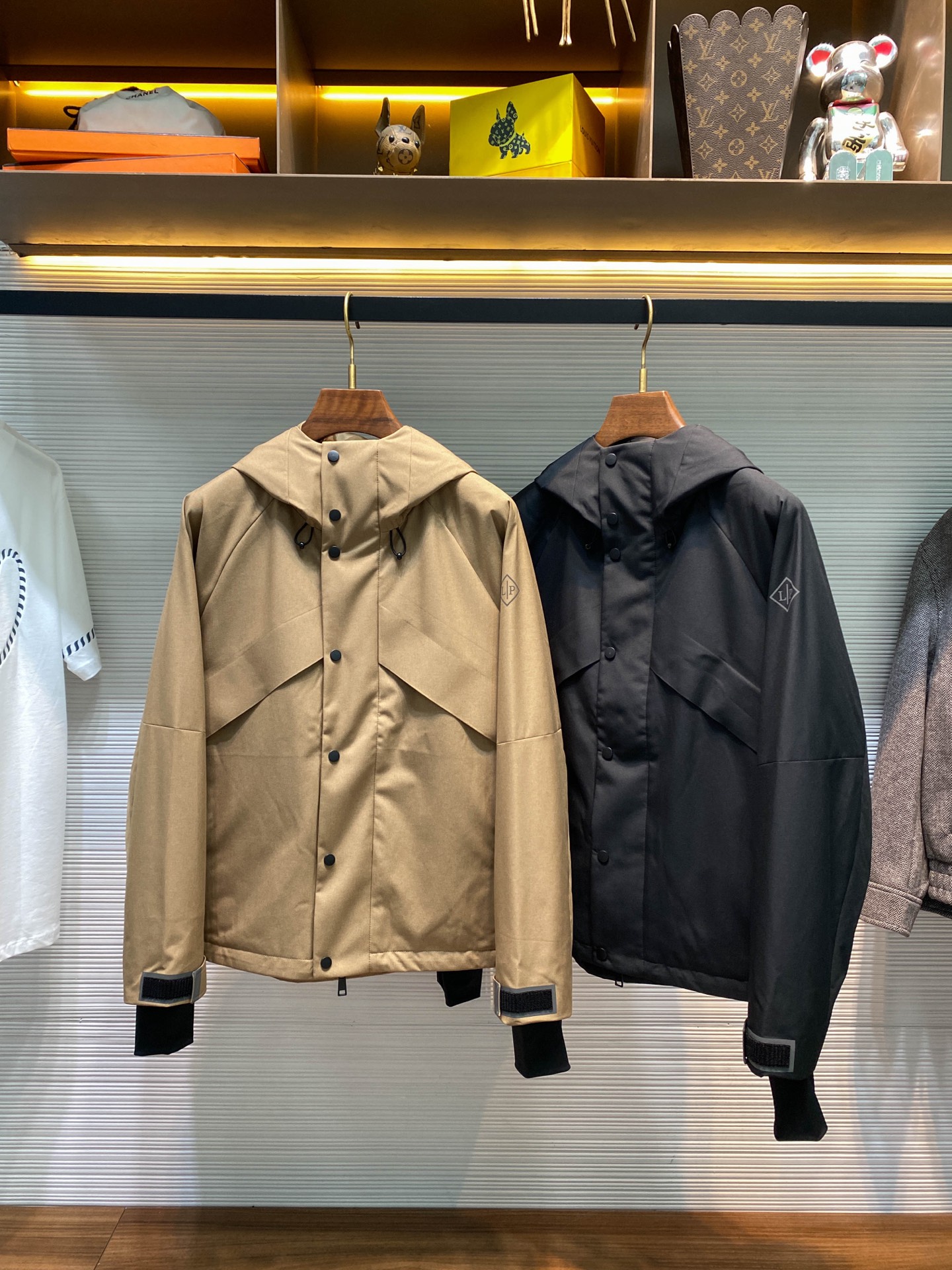 NO:507300,LFW autumn and winter new technology waterproof fiber outdoor functional hooded cotton coat, men's reflective logo printed vacanol sleeve zipper cotton coat jacket! Trading companies have sparse channels and are released on the official website at the same time! In the world of outdoor equipment, a good cotton jacket is like the solid shield of the Explorer, and the popular new LP jacket is undoubtedly the best among them! With its excellent fabrics, meticulous design and powerful outdoor functionality, it accompanies you every challenging outdoor journey, allowing you to feel safe and warmth while enjoying the beauty of nature!  This jacket uses customized technology fiber waterproof fabric for customer supply. It is extremely dense, like a layer of tightly woven protective net, firmly blocking the wind, rain and scratches of the outside world! Whether walking on the rugged mountain road, branches constantly scratching their clothes, or encountering sudden heavy rainstorms, the rain hits the body but quickly slides down and will not penetrate in at all. The windproof and waterproofing effect is amazing! The detailed design is even more eye-catching, with the classic logo print on the sleeves demonstrating the tone and quality of the brand! The cuff reflector strips that echo it, in night or in darker light environments, are like twinkling stars in the night sky, providing the wearer with additional security attributes! The integrated drawstring adjustment hood can easily adjust the size and tightness of the hood according to your needs! The placket adopts a four-fold zipper double-layer opening and closing design. This design not only increases the sealing of the clothes and makes it impossible for the cold air to penetrate, but also is also very convenient when opening and closing! The Velcro windproof cuffs and hem drawstring design further enhance the outdoor functionality of this jacket. The Velcro windproof cuffs can be adjusted according to the thickness of the wrist, so that the cuffs are tightly fitted to the wrist to prevent cold air from pouring in from the cuffs! The drawstring design at the hem can make the clothes fit better with the body. Whether you are walking, running or performing other outdoor activities, the clothes will not swing at will, affecting your movements! The casual style of raglan sleeves is both fashionable and very suitable for outdoor activities! The raboscoon sleeve design allows you to move your shoulders more freely without being restricted by clothes, allowing you to free yourself in outdoor activities! Khaki/black, two colors into it! Size 48-56 Size 48-sleeved sleeves 75cm-bust 118cm-length 70cm Size 50-sleeved sleeves 76cm-bust 122cm-length 71cm Size 52-sleeved sleeves 78cm-bust 126cm-length 72cm Size 54-sleeved sleeves 80cm-bust 130cm-leeved sleeves 74cm Size 56-sleeved sleeves 82cm-bust 134cm-leeved sleeves 76cm Size recommended (standard version) Height 174-catties, try on 50 sizes appropriate! Boys choose 48 digits within kilograms, 50 digits for -148 pounds, 52 digits for 148-162 pounds, 54 digits for 162-176 pounds, and 56 digits for 176-190 pounds! ,loro piana,jackets & coats,jackets & coats,hats,alexander wang19860909LFW秋冬新款科技防水纤维户外机能连帽棉衣,男士反光徽标印花插肩袖拉链棉服夹克外套！贸易公司渠道稀出,同步官网发售！在户外装备的世界里,一件好的棉服外套就如同探险者的坚实护盾,而LP热门新款外套,无疑是其中的佼佼者！它以其出色的面料、精心的设计和强大的户外功能性,陪伴着你走过每一个充满挑战的户外旅程,让你在享受大自然美景的同时,也能感受到安全和温暖！  这款外套采用客供定制科技纤维防水面料,它的密度极高,就像是一层紧密编织的防护网,将外界的风雨、刮擦都牢牢地阻挡在外！无论是走在崎岖的山路上,树枝不停地刮擦着衣服,还是遭遇突如其来的暴雨,雨水打在身上却迅速滑落,丝毫不会渗透进去,防风防水功效显著得让人惊叹！细节设计更是让人眼前一亮,袖臂上经典徽标印花,彰显着品牌的调性和品质！而与之相呼应的袖口反光条,在夜晚或者光线较暗的环境中,就如同夜空中闪烁的星星,为穿着者提供了额外的安全属性！ 一体式抽绳调节帽兜可以根据自己的需求,轻松地调节帽兜的大小和松紧程度！门襟采用了四合扣拉链双层开合的设计,这种设计不仅增加了衣服的密封性,让冷风无法钻入,而且在开合的时候也十分方便！魔术贴防风袖口及下摆抽绳束口设计,更是进一步提升了这款外套的户外功能性,魔术贴防风袖口可以根据手腕的粗细进行调节,让袖口紧紧地贴合在手腕上,防止冷风从袖口灌入！下摆的抽绳束口设计,则可以让衣服更好地贴合身体,无论你是行走、奔跑还是进行其他户外活动,衣服都不会随意摆动,影响你的行动！插肩袖休闲版型,既具有时尚感,又非常适合户外活动！插肩袖的设计让肩膀的活动更加自如,不会受到衣服的限制,让你在户外活动中能够尽情地释放自己！卡其/黑色,两色入！尺码48-56 48码肩连袖长75cm-胸围118cm-衣长70cm 50码肩连袖长76cm-胸围122cm-衣长71cm 52码肩连袖长78cm-胸围126cm-衣长72cm 54码肩连袖长80cm-胸围130cm-衣长74cm 56码肩连袖长82cm-胸围134cm-衣长76cm 尺码推荐（标准版型） 身高174-斤,试穿50码合适！ 男生体重斤以内选择48码,-148斤选择50码,148-162斤选择52码,162-176斤选择54码,176-190斤选择56码！,,loro piana,jackets & coats,jackets & coats,hats,alexander wang,Men's clothing