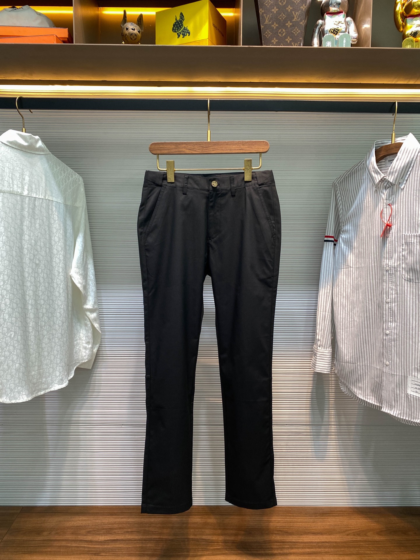 NO:568295,1V25FW early autumn new black technical fiber casual pants, men's three-flower embroidered logo business casual and versatile casual pants!  Trading company channels are rare, leading official website sales!  Wearing it seems to give you a unique temperament instantly. It is not only a piece of clothing, but also a symbol of fashion attitude and a pursuit of quality life!  The trousers are made of custom-made technical fiber blended fabrics. The surface texture is clearly visible. It is extremely comfortable when attached to the skin without any sense of restraint. It also has good breathability. Even in the hot summer, you will not feel stuffy when wearing it, and it will always keep your skin fresh and comfortable!  The classic three-flower logo embroidery on the back panel is particularly eye-catching. It is presented with exquisite embroidery technology. The stitches are fine and even, the lines are smooth and natural, lifelike, as if gently swaying in the breeze!  The colors of the embroidery are bright yet elegant, forming a sharp contrast with the black background, but blending together perfectly, adding a unique artistic flavor to these trousers!  The leather label inlaid with gems at the waist is made of top-grade leather material, which is soft and shiny!  The gems inlaid on it are as dazzling as the twinkling stars in the night sky. The color of the gems has been carefully selected to complement the style of the entire trousers, further highlighting the luxurious aura!  Straight slim fit design, the straight lines are simple and smooth, extending from the waist to the trouser legs, giving people a neat and capable feeling!  The slim cut fits the curve of the body just right, without being too tight, and can show off the wearer's slender legs and tall posture!  Size M-3XL M size waist 74cm - hip 96cm - front 27cm - thigh 60cm - trouser length 100cm - trouser leg 35cm L size waist 78cm - hip 100cm - front 28cm - thigh 62cm - trouser length 101cm - trouser leg 36cm  XL size waist 82cm - hip 104cm - front 28cm - thigh 64cm - trouser length 102cm - trouser leg 67cm XXL size waist 86cm - hip 108cm - front 29cm - thigh 66cm - trouser length 103cm - trouser leg 68cm  3XL size waist 90cm - hip 112cm - front 29cm - thigh 68cm - trouser length 104cm - trouser leg 69cm Recommended size (standard version) Height 174-140 catties, try on L size!  Boys weighing less than 130 pounds should choose M size, 130-142 pounds should choose L size, 142-154 pounds should choose XL size, 154-168 pounds should choose XXL size, and 168-183 pounds should choose 3XL size!  ,,alexander wang198609091V25FW早秋新款黑色科技纤维休闲裤,男士三花刺绣标识商务休闲百搭休闲长裤！贸易公司渠道稀出,领先官网发售！穿上它仿佛瞬间就拥有了一种与众不同的气质,它不仅仅是一件衣物,更是一种时尚态度的象征,一种对品质生活的追求！ 该裤装采用客供定制科技纤维混纺面料,表面纹理清晰可见,贴肤时极其舒适,不会有丝毫的束缚感,它还具有良好的透气性,即使在炎热的夏日,穿着它也不会感到闷热,始终能让你的肌肤保持清爽自在！后幅经典三花标识刺绣格外引人注目,它以精湛的刺绣工艺呈现出来,针脚细密均匀,线条流畅自然,栩栩如生,仿佛在微风中轻轻摇曳！刺绣的颜色鲜艳而又不失典雅,与黑色的底色形成了鲜明的对比,却又完美地融合在一起,为这条西裤增添了一份独特的艺术气息！ 而腰部位置宝石镶嵌的皮标铭牌,采用了顶级的皮革材质,质感柔软且富有光泽！上面镶嵌的宝石,犹如夜空中闪烁的繁星,璀璨夺目,宝石的颜色经过精心挑选,与整个西裤的风格相得益彰,进一步彰显了奢华的气场！直筒修身版型设计,直筒的线条简洁流畅,从腰部一直延伸到裤脚,给人一种利落、干练的感觉！而修身的剪裁则恰到好处地贴合了身体的曲线,既不会过于紧绷,又能展现出穿着者修长的双腿和挺拔的身姿！尺码M-3XL M码腰围74cm-臀围96cm-前档27cm-大腿围60cm-裤长100cm-裤脚35cm  L码腰围78cm-臀围100cm-前档28cm-大腿围62cm-裤长101cm-裤脚36cm  XL码腰围82cm-臀围104cm-前档28cm-大腿围64cm-裤长102cm-裤脚67cm  XXL码腰围86cm-臀围108cm-前档29cm-大腿围66cm-裤长103cm-裤脚68cm 3XL码腰围90cm-臀围112cm-前档29cm-大腿围68cm-裤长104cm-裤脚69cm 尺码推荐（标准版型） 身高174-140斤,试穿L码合适！ 男生体重130斤以内选择M码,130-142斤选择L码,142-154斤选择XL码,154-168斤选择XXL码,168-183斤选择3XL码！,,alexander wang,Men's clothing