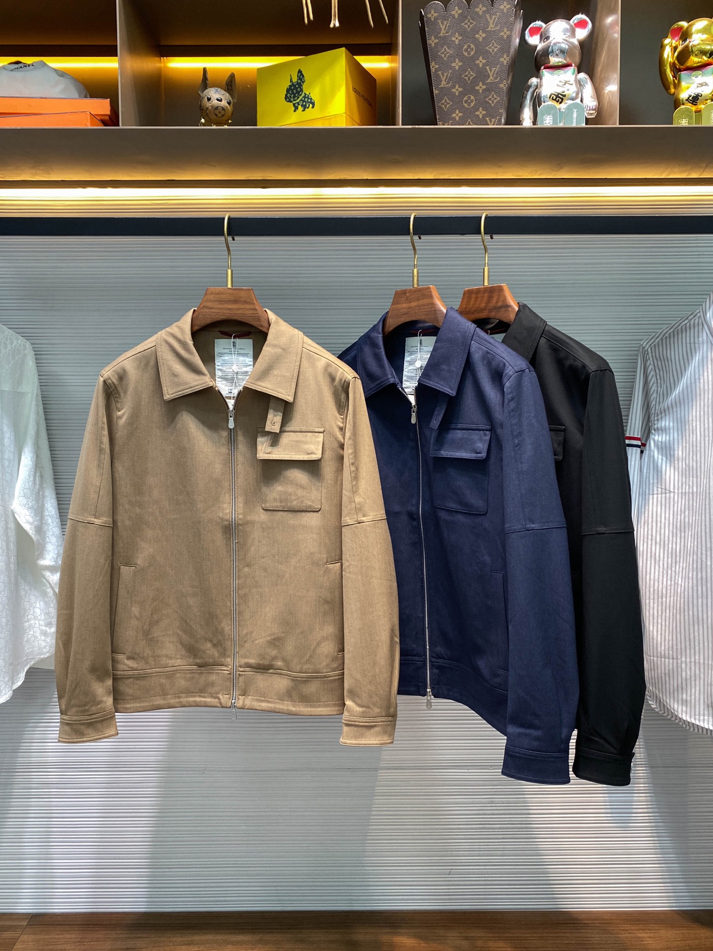 NO:507271,BC25FW autumn and winter new twill blended cotton lapel jacket, men's three-dimensional flip single pocket business casual executive zipper jacket!  Trading companies have sparse channels and are released on the official website at the same time!  On the fashionable stage, there are always some items that can stand out with their unique design and excellent quality, and BC executive jackets are one of them!  The jacket is made of custom-made cotton blended twill fabric, which is extraordinary. When you touch it gently, you can feel its crisp and stylish texture, as if every fiber is telling the exquisiteness and quality!  It is not as soft and weak as some ordinary fabrics, but full of power and three-dimensionality. When you wear it, you will feel energetic in an instant, as if it has a capable aura!  The classic vertical striped lining inside is also stunning, not only gives people a visual extension and looks longer, but also when it fits on the skin, the comfortable and breathable feeling is simply unparalleled!  It’s like there’s a gentle breeze that keeps you refreshing and comfortable in all occasions!  The workwear pocket decoration on the chest breaks the dullness and monotony of the traditional executive jacket, injecting a sense of fashion into the whole. It perfectly blends with the overall style of the jacket, and does not appear abrupt, but also highlights the wearer's unique taste!  The two-way metal zipper opening and closing design engraved on the placket highlights its quality and details. The metal zipper is full of texture and is extremely smooth to pull without any lag!  The two-way opening and closing design provides more convenience, and you can adjust it freely according to your needs, whether you want to put it on quickly or take it off, it is very easy!  The classic lapel jacket style has always been the darling of the fashion industry after years of trials. It is simple and generous, without too much complicated decoration, but it can perfectly fit the body curves with its smooth lines and just right tailoring, showing the wearer's elegance and confidence!  Black/blue/khaki, three colors into it!  Size 48-56 Size 48-shoulder width 46cm-bust 114cm-length 66cm-sleeve length 62cm Size 50-shoulder width 47cm-bust 118cm-length 67cm-sleeve length 63cm Size 52-shoulder width 48cm-bust 122cm-length 68cm-sleeve length 64cm Size 54-shoulder width 49cm-bust 126cm-length 70cm-sleeve length 65cm Size 56-shoulder width 50cm-bust 130cm-length 72cm-sleeve length 66cm Size recommended (standard version) Height 174-catties, try on 50 sizes appropriate!  A boy can choose 48 digits within 133 catties, 50 digits for 133-148 catties, 52 digits for 148-162 catties, 54 digits for 162-176 catties, and 56 digits for 176-190 catties!  ,,jackets & coats,jackets & coats,alexander wang19860909BC25FW秋冬新款斜纹混纺棉质翻领夹克,男士立体翻盖单口袋商务休闲行政拉链夹克外套！贸易公司渠道稀出,同步官网发售！在时尚的舞台上,总有一些单品能够凭借其独特的设计与卓越的品质脱颖而出,BC行政夹克便是其中之一！ 该夹克采用客供定制棉质混纺斜纹面料,这种面料可不一般.当你轻轻触摸,便能感受到它那挺括有型的质感,仿佛每一根纤维都在诉说着精致与品质！它不像一些普通面料那样软塌无力,而是充满了力量感与立体感,穿上它整个人瞬间就精神了起来,仿佛自带一种干练的气场！里面的经典竖条纹内衬同样令人惊艳,不仅在视觉上给人一种延伸感,显得更加修长,而且当它贴合在肌肤上时,那种舒适透气的感受简直无与伦比！就好像有一阵轻柔的微风,时刻在肌肤间穿梭,带走所有的闷热与不适,让你在各种场合下都能保持清爽自在！ 胸前工装口袋装饰,打破了传统行政夹克的沉闷与单调,为整体注入了一股时尚感,与夹克的整体风格完美融合,既不会显得突兀,又能凸显出穿着者的独特品味！门襟处刻有品牌Logo的双向金属拉链开合设计,更是彰显了它的品质与细节,金属拉链质感十足,拉动起来顺滑无比,没有丝毫的卡顿！双向开合的设计则提供了更多的便利,你可以根据自己的需求自由调整,无论是想要快速穿上还是脱下,都十分轻松！经典的翻领夹克版型,历经岁月的考验始终是时尚界的宠儿,简洁大方,没有过多的繁杂装饰,却能凭借其流畅的线条和恰到好处的剪裁,完美地贴合身体曲线,展现出穿着者的优雅与自信！黑色/蓝色/卡其色,三色入！尺码48-56 48码肩宽46cm-胸围114cm-衣长66cm-袖长62cm  50码肩宽47cm-胸围118cm-衣长67cm-袖长63cm  52码肩宽48cm-胸围122cm-衣长68cm-袖长64cm  54码肩宽49cm-胸围126cm-衣长70cm-袖长65cm  56码肩宽50cm-胸围130cm-衣长72cm-袖长66cm 尺码推荐（标准版型） 身高174-斤,试穿50码合适！ 男生体重133斤以内选择48码,133-148斤选择50码,148-162斤选择52码,162-176斤选择54码,176-190斤选择56码！,,jackets & coats,jackets & coats,alexander wang,Men's clothing