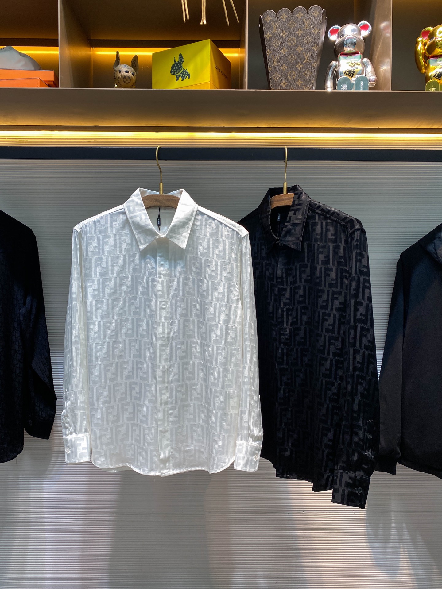 NO:510179,FD25FW early autumn new silk lightweight cotton solid color lapel shirt, the same classic FF jacquard logo as fashionable loose casual long-sleeved shirt!  Trading companies have sparse channels and are on sale on the leading official website!  On the fashionable stage, there are always some items that stand out with their unique charm, and FD jacquard shirts are one of them!  The shirt is made of customized silk cotton fabric, which is like a precious gift given by nature!  When you touch your fingertips gently, you can feel its texture is light and elegant, as if a breeze blows by, and it can dance with it!  It not only has a silk-like smooth touch, but also has the breathable properties of all cotton, making it extremely skin-friendly!  Then focus your attention on the overall design of the shirt, and the whole body is decorated with the iconic FF jacquard pattern, like a lively note, jumping and intertwining on the fabric, forming a unique and gorgeous picture!  They complement the luster of the fabric. Under the light, they shine with charming light, exuding a luxurious but elegant atmosphere!  The details further highlight the high quality of this shirt. The customized brand engraved mother-shell buttons are like bright pearls embedded on the shirt!  The loose style design breaks the restrained and stereotyped impression of traditional shirts, giving people a casual and comfortable feeling!  Wearing it seems that you can get rid of all the constraints and freely shuttle through the streets and alleys of the city!  Black/white, two colors into it!  Size S-XL S S shoulder width 46cm-bust 114cm-length 72cm-sleeve length 61cm M Shoulder width 47cm-bust 118cm-length 74cm-sleeve length 62cm L Shoulder width 48cm-bust 122cm-length 76cm-sleeve length 63cm XL Shoulder width 49cm-bust 126cm-length 78cm-sleeve length 64cm Size recommended (loose version) Height 174-catties, try S S!  Boys choose S code within kilograms, M code for -155 kilograms, L code for 155-170 kilograms, XL code for 170-188 kilograms!  All girls can choose S code!  ,shirts,alexander wang19860909FD25FW早秋新款丝质轻薄全棉纯色翻领衬衣,男女同款经典FF提花标识时尚宽松休闲长袖衬衫！贸易公司渠道稀出,领先官网发售！在时尚的舞台上,总有一些单品能凭借其独特的魅力脱颖而出,FD提花衬衫便是其中之一！ 该衬衫采用客供定制丝质全棉面料,这种面料宛如大自然赐予的珍贵礼物！当指尖轻轻触碰,能感受到它质地轻盈飘逸,仿佛一阵微风拂过,便能随之舞动！它不仅有着丝绸般的光滑触感,还兼具了全棉的透气特性,亲肤感极佳！再把视线聚焦到衬衫的整体设计上,通体装饰着标志性的FF提花图案,犹如灵动的音符,在面料上跳跃、交织,形成了一幅独特而华丽的画卷！它们与面料自带的光泽感相得益彰,在光线的照耀下,闪烁着迷人的光芒,散发出一种奢华而不失优雅的气息！细节之处更是彰显了这件衬衫的高品质,定制的品牌刻印母贝扣,宛如一颗颗璀璨的珍珠,镶嵌在衬衫之上！而宽松的版型设计,它打破了传统衬衫那种拘谨、刻板的印象,给人一种随性、自在的感觉！穿上它仿佛可以摆脱一切束缚,自由自在地穿梭在城市的大街小巷！黑色/白色,两色入！尺码S-XL S码肩宽46cm-胸围114cm-衣长72cm-袖长61cm M码肩宽47cm-胸围118cm-衣长74cm-袖长62cm L码肩宽48cm-胸围122cm-衣长76cm-袖长63cm XL码肩宽49cm-胸围126cm-衣长78cm-袖长64cm 尺码推荐（宽松版型） 身高174-斤,试穿S码合适！ 男生体重斤以内选择S码,-155斤选择M码,155-170斤选择L码,170-188斤选择XL码！ 女生全部选择S码即可！,,shirts,alexander wang,Men's clothing