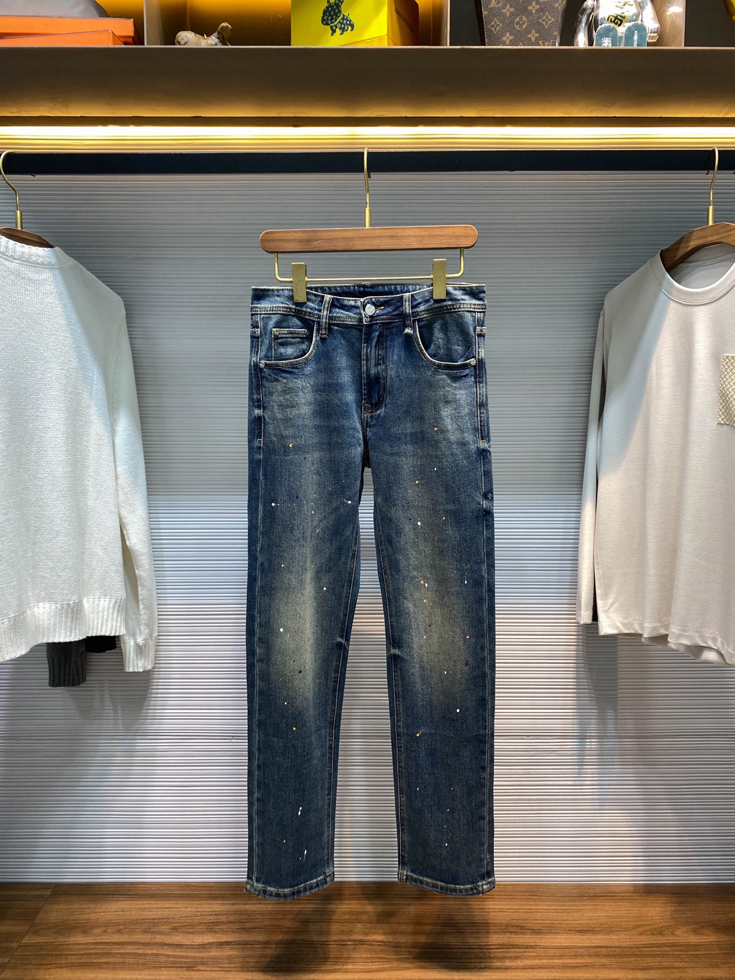 NO:568251,-LW25FW early autumn new retro nostalgic washed denim jeans, men's fashionable irregular paint dot decorated slim straight denim trousers!  Trading company channels are rare, leading official website sales!  LW's early autumn series of jeans has become a shining star in the fashion industry with its unique fabrics, exquisite craftsmanship, fashionable design and luxurious details!  These jeans are made of custom-made denim cotton denim fabric. They have an unparalleled soft touch, as if they are wrapped in gentle clouds. They are also rich in just the right amount of elasticity and can stretch freely with your movements without any sense of restraint, allowing you to enjoy the ultimate comfort experience while enjoying fashion!  The overall use of nostalgic washed and whitened processing technology, through unique processing techniques, gives the jeans a retro texture that has accumulated over the years!  In order to further add to the fashion sense of these jeans, the designers also cleverly combined irregular spray paint embellishments throughout the body, like shining stars, scattered in every corner of the jeans, adding a unique personality and charm to the originally simple jeans!  The details are equally unambiguous. The customized brand-engraved metal buttons are like bright gems embedded in jeans, highlighting the nobility and luxury of the brand!  The contrasting embroidered logo leather label on the back waist is a symbol of the luxurious status of these jeans. The bright contrasting design forms a sharp contrast with the overall style of the jeans, but it is cleverly integrated together, which not only highlights the brand's logo, but also adds a sense of fashion and sophistication to the entire pair of pants!  The straight version design is simple and elegant. It can modify the leg shape well and make your legs look straighter and slender. Whether paired with a simple T-shirt or a fashionable top, it can be easily worn and show different styles!  Size 30-38 (no 35) Size 30 waist 74cm - hip 94cm - front 26cm - thigh 58cm - trouser length 100cm - trouser leg 35cm Size 31 waist 77cm - hip 96cm - front 27cm - thigh 59cm - trouser length 101cm - trouser leg 36cm  Size 32 waist 80cm - hip 98cm - front 27cm - thigh 60cm - trouser length 102cm - trouser leg 36cm Size 33 waist 83cm - hip 101cm - front 28cm - thigh 61cm - trouser length 102cm - trouser leg 37cm  Size 34 waist 86cm - hip 104cm - front 28cm - thigh 62cm - trouser length 103cm - trouser leg 37cm Size 36 waist 89cm - hip 107cm - front 29cm - thigh 64cm - trouser length 104cm - trouser leg 38cm Size 38, waist circumference 92cm - hip circumference 110cm - front part 29cm - thigh circumference 66cm - trouser length 104cm - trouser leg 38cm Recommended size (standard version) Height 174-140 catties, try on size 32 which is suitable!  For boys weighing less than 130 pounds, choose size 30, between 130 and 138 pounds, choose size 31, between 138 and 146 pounds, choose size 32, between 146 and 154 pounds, choose size 33, between 154 and 164 pounds, choose size 34, between 164 and 174 pounds, choose size 36, and between 174 and 184 pounds, choose size 38!  ,,jeans,tees,t-shirt,alexander wang19860909-LW25FW早秋新款复古怀旧水洗丹宁牛仔裤,男士时尚不规则漆点装饰修身直筒牛仔长裤！贸易公司渠道稀出,领先官网发售！LW早秋系列牛仔裤装,以其独特的面料、精湛的工艺、时尚的设计和奢华的细节,成为了时尚界的一颗璀璨明星！ 这款牛仔裤采用客供定制丹宁棉质牛仔面料,拥有着无与伦比的柔软触感,仿佛是被轻柔的云朵所包裹,同时还富有恰到好处的弹力,能随着你的动作自如伸展,毫无束缚感,让你在享受时尚的同时也能拥有极致的舒适体验！整体采用怀旧水洗磨白处理工艺,通过独特的处理手法,让牛仔裤呈现出一种历经岁月沉淀的复古质感！为了进一步增添这条牛仔裤的时尚感,设计师们还巧妙地结合了通体不规则喷漆点缀,像是一颗颗闪耀的星星,散落在牛仔裤的各个角落,为原本简约的牛仔裤增添了一份独特的个性和魅力！ 在细节之处同样毫不含糊,客供定制的品牌刻印金属纽扣,就像是一颗颗璀璨的宝石,镶嵌在牛仔裤上,彰显着品牌的高贵与奢华！而后腰的撞色刺绣徽标皮标,更是这条牛仔裤奢华身份的象征,那鲜艳的撞色设计,与牛仔裤的整体风格形成了鲜明的对比,却又巧妙地融合在一起,既突出了品牌的标志,又为整条裤子增添了一份时尚与精致！直筒版型设计,简洁而大方,它能够很好地修饰腿型,让你的双腿看起来更加笔直修长,无论是搭配简约的T恤,还是时尚的上衣,它都能轻松驾驭,展现出不同的风格！尺码30-38（无35） 30码腰围74cm-臀围94cm-前档26cm-大腿围58cm-裤长100cm-裤脚35cm 31码腰围77cm-臀围96cm-前档27cm-大腿围59cm-裤长101cm-裤脚36cm 32码腰围80cm-臀围98cm-前档27cm-大腿围60cm-裤长102cm-裤脚36cm 33码腰围83cm-臀围101cm-前档28cm-大腿围61cm-裤长102cm-裤脚37cm 34码腰围86cm-臀围104cm-前档28cm-大腿围62cm-裤长103cm-裤脚37cm 36码腰围89cm-臀围107cm-前档29cm-大腿围64cm-裤长104cm-裤脚38cm 38码腰围92cm-臀围110cm-前档29cm-大腿围66cm-裤长104cm-裤脚38cm 尺码推荐（标准版型） 身高174-140斤,试穿32码合适！ 男生体重130斤以内选择30码,130-138斤选择31码,138-146斤选择32码,146-154斤选择33码,154-164斤选择34码,164-174斤选择36码,174-184斤选择38码！,,jeans,tees，t-shirt,alexander wang,Men's clothing