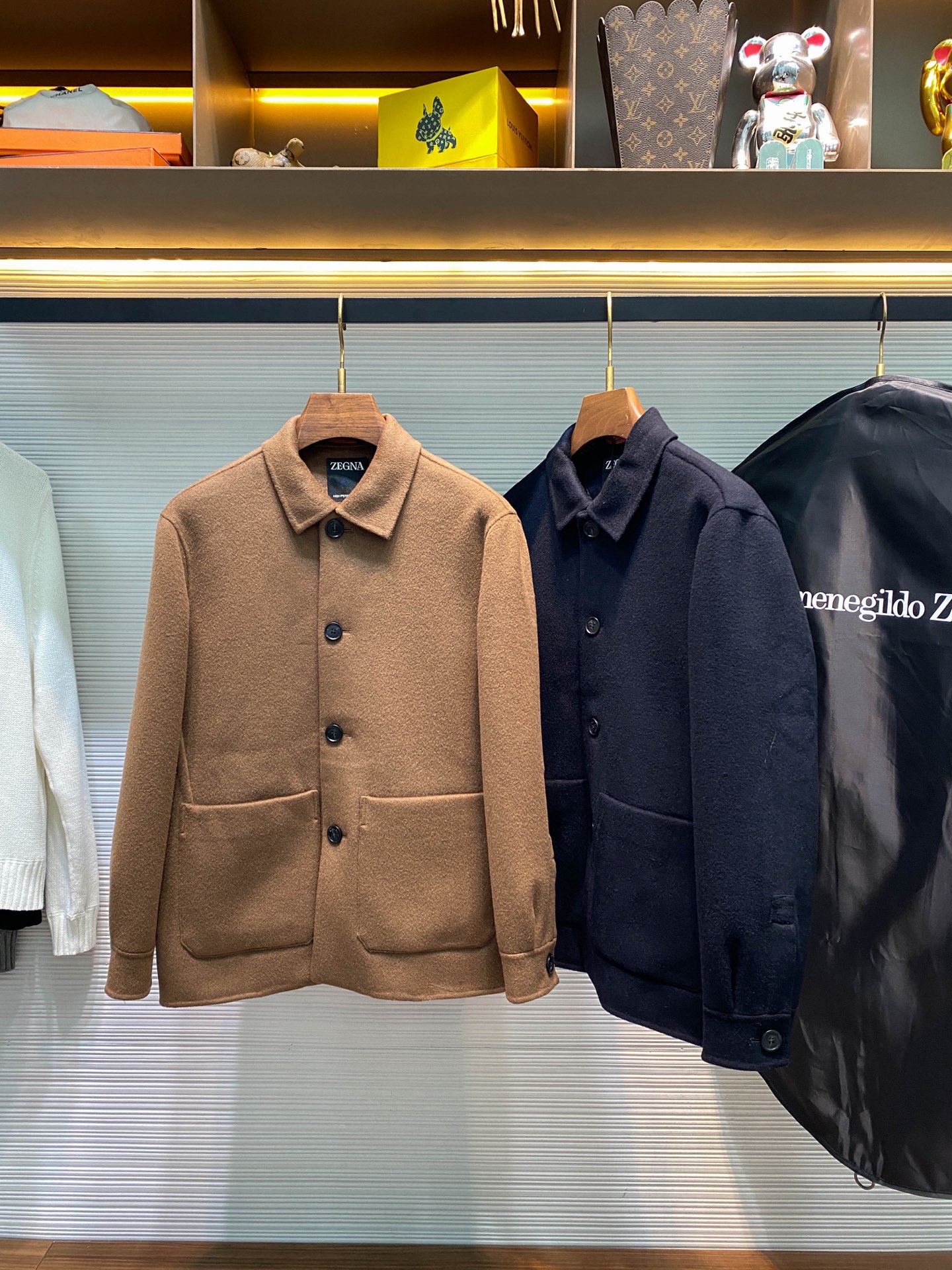 NO:510188,EZ25FW autumn and winter new imported cashmere wool blended lapel jacket, men's back collar leather label nameplate business casual wool jacket jacket!  Trading companies have sparse channels and are released on the official website at the same time!  On the fashionable stage, there are always some items that stand out with their excellent quality and unique design, just as dazzling as Z's new woolen jacket. When you first encounter it, your eyes will be attracted by that unique temperament!  This jacket uses imported Kashmir cashmere wool blend fabric. In order to maximize the fabric, it has also been blessed by special craftsmanship from imported Italian equipment. When the fabric is slowly produced from the machine, the texture of the fabric is simply amazing!  It presents a fluffy and saturated texture. When you touch it gently with your hands, the fabric is soft like a cloud, delicate and high-end, as if every fiber is telling luxury and quality!  What is even more surprising is that the ready-to-wear has super wrinkle resistance. Whether you fold it in the suitcase for a long time or are busy at the desk in daily wear, it can always remain flat and crisp, showing its best condition at all times!  Focus on the production process of this jacket. The entire jacket is hand-sewn by experienced masters one by one. Each stitch and every thread is poured into their efforts and ingenuity. It is a kind of persistence and inheritance of traditional craftsmanship!  During the sewing process, dark wiring is used to outline the edges and three-dimensional outlines. This unique wiring method not only maintains the overall style of the ready-to-wear, but also shows the value of craftsmanship!  The customized brand logo of customer-supplied products is engraved with a horn buckle, exuding a simple and natural atmosphere!  The classic lapel shape is simple and elegant!  The front patch pocket design not only adds the practicality of the jacket, but also adds a touch of playfulness and liveliness to the overall look!  The straight slightly silhouette shape just rightly modifyes the figure, neither too tight to appear restrained nor too loose to appear sluggish!  Equipped with high-end dust bag packaging!  Camel/Narrow Blue, two colors into it!  Size S-XXL S S shoulder width 47cm-bust 110cm-length 71cm-sleeve length 59cm M Shoulder width 48cm-bust 114cm-length 72cm-sleeve length 60cm L Shoulder width 49cm-bust 118cm-length 73cm-sleeve length 61cm XL Shoulder width 50cm-bust 122cm-length 74cm-sleeve length 62cm XXL Shoulder width 51cm-bust 126cm-length 76cm-sleeve length 63cm Size recommended (standard version) Height 174-140 catties, try on size M!  A boy can choose S code within 130 catties, a M code for 130-143 catties, a L code for 143-156 catties, a XL code for 156-170 catties, and a XXL code for 170-185 catties!  ,,jackets & coats,jackets & coats,alexander wang19860909EZ25FW秋冬新款进口山羊绒羊毛混纺翻领夹克,男士后领皮标铭牌商务休闲羊毛呢夹克外套！贸易公司渠道稀出,同步官网发售！在时尚的舞台上,总有一些单品能凭借其卓越的品质与独特的设计脱颖而出,就如同Z家全新毛呢外套般光彩夺目,当你第一次邂逅它,目光便会被那独特的气质所吸引！ 这款夹克采用客供进口克什米尔山羊绒羊毛混纺面料,为了将面料发挥到极致,还经过了意大利进口设备的特殊工艺加持,当面料从机器中缓缓产出,那布面的质感简直令人惊叹不已！它呈现出一种蓬松饱和的立绒质感,用手轻轻触摸,面料柔软得如同云朵一般,细腻而高级,仿佛每一根纤维都在诉说着奢华与品质！更让人惊喜的是,成衣具有超强的抗皱性,无论你是将它折叠在行李箱中长途旅行,还是日常穿着在办公桌前忙碌,它都能始终保持平整挺括,时刻展现出最佳的状态！ 再把目光聚焦到这件夹克的制作工艺上,整件外套是由经验丰富的老师傅一针一线纯手工缝制,每一针、每一线都倾注了他们的心血与匠心,那是一种对传统工艺的坚守与传承！在缝制过程中,采用了暗走线的方式来勾勒边缘及立体轮廓,这种独特的走线方式,既保持了成衣极简的整体风格,又尽显工艺价值！客供定制的品牌Logo刻在牛角扣,散发着一种质朴而自然的气息！经典的翻领造型,简约大方！前幅贴袋设计,不仅增加了夹克的实用性,还为整体造型增添了一份俏皮与活泼！直身的微廓版形,恰到好处地修饰了身材,既不会过于紧身而显得拘束,也不会过于宽松而显得拖沓！配备高端防尘袋包装！驼色/藏青,两色入！尺码S-XXL S码肩宽47cm-胸围110cm-衣长71cm-袖长59cm M码肩宽48cm-胸围114cm-衣长72cm-袖长60cm L码肩宽49cm-胸围118cm-衣长73cm-袖长61cm XL码肩宽50cm-胸围122cm-衣长74cm-袖长62cm XXL码肩宽51cm-胸围126cm-衣长76cm-袖长63cm 尺码推荐（标准版型） 身高174-140斤,试穿M码合适！ 男生体重130斤以内选择S码,130-143斤选择M码,143-156斤选择L码,156-170斤选择XL码,170-185斤选择XXL码！,,jackets & coats,jackets & coats,alexander wang,Men's clothing