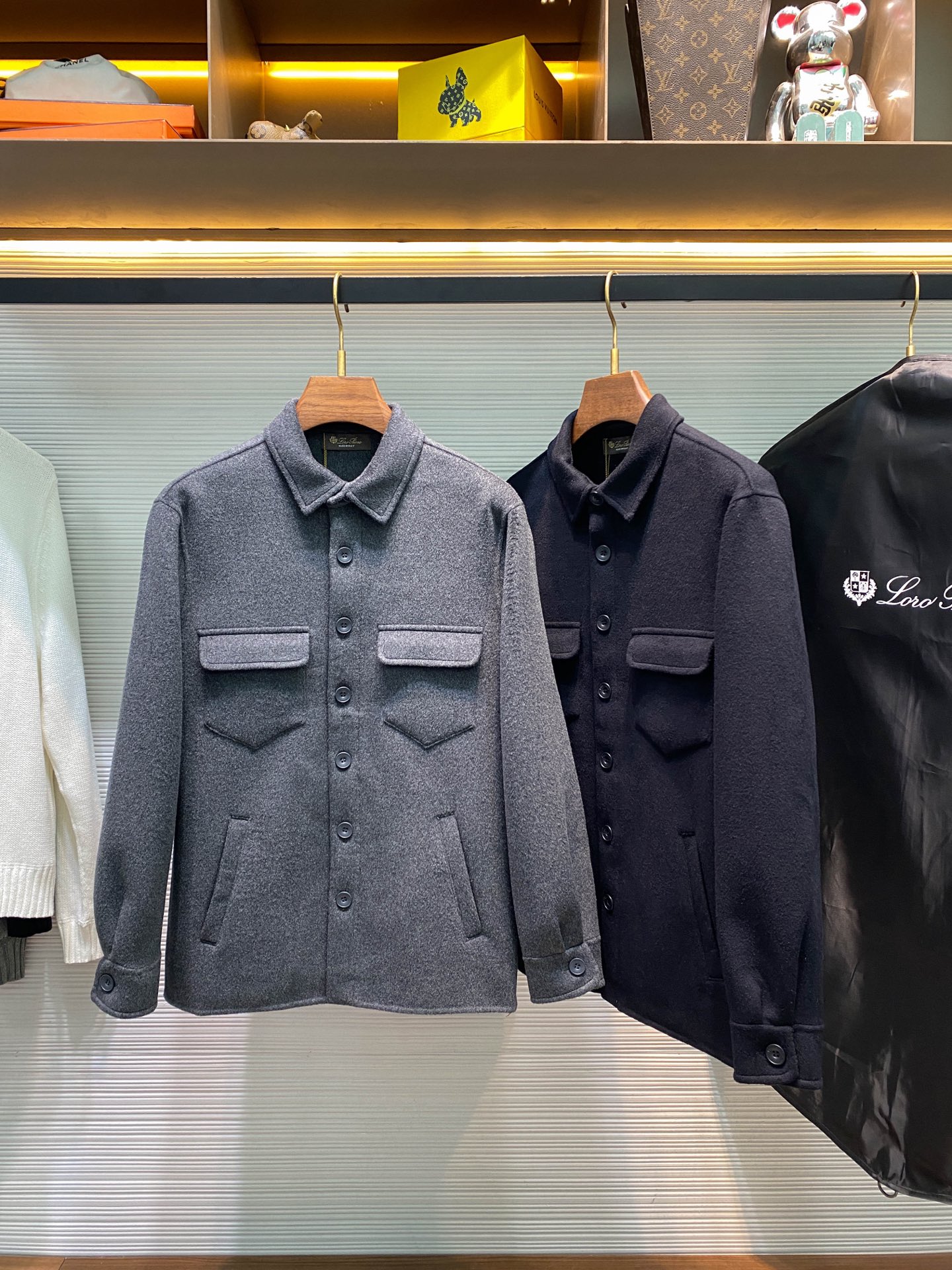 NO:511124,LFW autumn and winter new imported cashmere wool blend lapel jacket, men's fashionable flip pocket business casual versatile wool jacket jacket!  Trading companies have sparse channels and are released on the official website at the same time!  LP's new wool wool jacket has become a shining star in the fashion industry with its excellent fabrics, exquisite craftsmanship and unique design!  It is not only a warm piece of clothing, but also a symbol of attitude towards life, representing the pursuit of quality and love for fashion!   The jacket is made of imported Kashmir cashmere wool blend fabric. Kashmir cashmere is a rare thing given by nature. It is light, soft and has excellent warmth performance. It is blended with high-quality wool to form a unique texture!  In order to maximize the advantages of this fabric, it has also been blessed by the special craftsmanship of imported Italian equipment. As the cradle of fashion and craftsmanship, its advanced textile equipment and technology have injected a new soul into this fabric!  After special craftsmanship, the texture of the fabric has reached a very excellent level. When you touch it gently, the fluffy and saturated leverole texture seems to tell its nobility and extraordinaryness. The fabric is as soft as a cloud, delicate and high-end, and every inch exudes a luxurious atmosphere!  And the ready-to-wear is also super wrinkle-resistant. No matter how you move, it can always remain flat, allowing you to maintain an elegant image at all times!  When you focus your attention on the making of this jacket, you will be deeply shocked!  The entire jacket is made by experienced masters by hand. With years of skills and exquisite techniques, each piece of fabric is perfectly spliced ​​together. The needles and threads in their hands seem to have life, and they can freely travel between the fabrics and outline every detail of the jacket!  The use of dark lines to outline the edges and three-dimensional outlines, this unique craftsmanship not only maintains the minimalist style of the ready-to-wear, but also shows its craftsmanship value!  Each line is accurate and smooth, and the proportions are carefully arranged, as if it is a work of art that has been carefully calculated!  The classic lapel shape is simple but not lacking in atmosphere. It can well modify the neck lines and show a capable and neat temperament!  The symmetrical flip pocket decoration on the chest not only adds the practicality of the jacket, but also adds a sense of fashion and layering to the overall look!  The straight-body slightly silhouetted shape will neither be too tight to restrain the body nor too loose to look bloated. It fits the body curve just right, showing a casual but elegant style!  Equipped with high-end dust bag packaging!  Dark gray/navy blue, two colors into it!  Size S-XXL S S shoulder width 47cm-bust 110cm-length 71cm-sleeve length 59cm M Shoulder width 48cm-bust 114cm-length 72cm-sleeve length 60cm L Shoulder width 49cm-bust 118cm-length 73cm-sleeve length 61cm XL Shoulder width 50cm-bust 122cm-length 74cm-sleeve length 62cm XXL Shoulder width 51cm-bust 126cm-length 76cm-sleeve length 63cm Size recommended (standard version) Height 174-140 catties, try on size M!  A boy can choose S code within 130 catties, a M code for 130-143 catties, a L code for 143-156 catties, a XL code for 156-170 catties, and a XXL code for 170-185 catties!  ,loro piana,jackets & coats,jackets & coats,alexander wang19860909LFW秋冬新款进口山羊绒羊毛混纺翻领夹克,男士时尚翻盖口袋商务休闲百搭羊毛呢夹克外套！贸易公司渠道稀出,同步官网发售！LP新款羊毛呢夹克以其卓越的面料、精湛的工艺和独特的设计,成为了时尚界的一颗璀璨明星！它不仅仅是一件保暖的衣物,更是一种生活态度的象征,代表着对品质的追求和对时尚的热爱！  该夹克采用客供进口克什米尔山羊绒羊毛混纺面料,克什米尔山羊绒,那可是大自然馈赠的珍稀之物,它轻盈、柔软且保暖性能极佳,与优质的羊毛混纺在一起,形成了独特的质感！为了将这种面料的优势发挥到极致,还经过了意大利进口设备的特殊工艺加持,意大利作为时尚与工艺的摇篮,其先进的纺织设备和技术为这款面料注入了新的灵魂！经过特殊工艺处理后,布面的质感达到了相当优秀的程度,当你轻轻触摸它,那蓬松饱和的立绒质感仿佛在诉说着它的高贵与不凡,面料柔软得如同云朵一般,细腻又高级,每一寸都散发着奢华的气息！并且成衣还具有超强的抗皱性,无论你如何活动,它都能始终保持平整,让你时刻保持优雅的形象！ 当你将目光聚焦在这件夹克的制作工艺上时,更是会被深深震撼！整件外套由经验丰富的老师傅一针一线纯手工缝制而成,凭借着多年的技艺和精湛的手法,将每一块面料都完美地拼接在一起,他们手中的针线仿佛有了生命,在面料间穿梭自如,勾勒出夹克的每一个细节！采用暗走线来勾勒边缘及立体轮廓,这种独特的工艺手法既保持了成衣的极简风格,又尽显其工艺价值！每一条走线都精准而流畅,比例经过精心安排,仿佛是经过精密计算的艺术品！经典的翻领造型,简约而不失大气,它能够很好地修饰颈部线条,展现出一种干练利落的气质！胸前对称的翻盖口袋装饰,不仅增加了夹克的实用性,还为整体造型增添了一份时尚感和层次感！直身的微廓版形,既不会过于紧身束缚身体,也不会过于宽松显得臃肿,恰到好处地贴合身体曲线,展现出一种随性而又不失优雅的风格！配备高端防尘袋包装！深灰/藏青,两色入！尺码S-XXL S码肩宽47cm-胸围110cm-衣长71cm-袖长59cm M码肩宽48cm-胸围114cm-衣长72cm-袖长60cm L码肩宽49cm-胸围118cm-衣长73cm-袖长61cm XL码肩宽50cm-胸围122cm-衣长74cm-袖长62cm XXL码肩宽51cm-胸围126cm-衣长76cm-袖长63cm 尺码推荐（标准版型） 身高174-140斤,试穿M码合适！ 男生体重130斤以内选择S码,130-143斤选择M码,143-156斤选择L码,156-170斤选择XL码,170-185斤选择XXL码！,,loro piana,jackets & coats,jackets & coats,alexander wang,Men's clothing