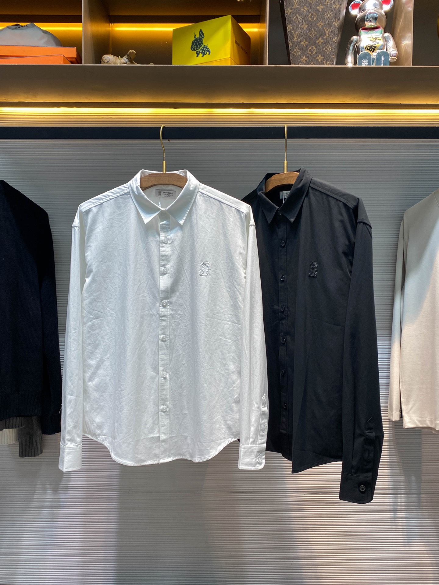 NO:511121,BC25FW autumn and winter new Gaoke heavy twill cotton solid color lapel shirt, classic rubber badge for men, fashionable loose casual long-sleeved shirt!  Trading companies have sparse channels and are on sale on the leading official website!  A stylish piece that combines high-quality fabrics, simple design, exquisite details and comfortable fit!  It is not just a piece of clothing, but also a symbol of a life attitude, allowing you to show luxury in simplicity and confidence in comfort!  This shirt is made of imported high-quality twill cotton, and the porcelain feels like it is telling its extraordinary quality!  Not only does it feel excellent in touch, but it also has an excellent clarity. After wearing it, the shirt will not stick to the body softly, but can naturally present a stylish outline. Each line is smooth and neat, showing the wearer's ability and confidence!  From the overall design, it follows the simple black and white solid color style. In this complex and colorful fashion world, simplicity is often the most capable of withstanding the test of time!  The classic combination of black and white is like an eternal music, and can play fashionable melody no matter where you are!  It is not ostentatious, but it has a sense of high-end, as if it declares its unique position in a low-key manner!  The rubber badges in the same color on the chest of the shirt are the finishing touch of the entire design!  It seems simple but contains endless charm. It echoes the overall color of the shirt, and it will not appear abrupt, but can also cleverly attract people's attention!  The brand engraved mother-sized buttons are opened and closed on the placket, with a unique luster and texture. When the light is sprinkled on the mother-sized buttons, it will reflect a clear and charming light, just like the twinkling stars in the night sky, adding a bit of luxury and exquisiteness to this shirt!  The loose fit is designed just right, neither too tight and makes people feel restrained, nor too loose and appear sloppy. It can well modify the figure and can easily control it no matter what body type you are!  Black/white, two colors into it!  Size S-XL S S shoulder width 55cm-bust 116cm-length 74cm-sleeve length 62cm M Shoulder width 56cm-bust 120cm-length 76cm-sleeve length 63cm L Shoulder width 57cm-bust 124cm-length 78cm-sleeve length 64cm XL Shoulder width 59cm-bust 128cm-length 80cm-sleeve length 65cm Size recommended (loose version) Height 174-140 catties, try S S size appropriate!  A boy can choose S code within 143 catties, a M code for 143-158 catties, a L code for 158-173 catties, and a XL code for 173-188 catties!  ,shirts,alexander wang19860909BC25FW秋冬新款高克重斜纹棉布纯色翻领衬衣,男士经典橡胶徽章时尚宽松休闲长袖衬衫！贸易公司渠道稀出,领先官网发售！一件融合了高品质面料、简约设计、精致细节和舒适版型的时尚单品！它不仅仅是一件衣服,更是一种生活态度的象征,让你在简约中彰显奢华,在舒适中展现自信！ 这款衬衫采用客供进口高克重斜纹棉布,瓷实的手感仿佛在诉说着它不凡的品质！不仅触感极佳,而且具有极佳的挺括度,穿上身后,衬衫不会软塌塌地贴在身上,而是能自然地呈现出有型的轮廓,每一处线条都流畅而利落,尽显穿着者的干练与自信！从整体设计来看,它遵循了简约黑白纯色的风格,在这个纷繁复杂、色彩斑斓的时尚世界里,简约往往是最能经受住时间考验的！黑白两色的经典搭配,就像是一首永恒的乐章,无论何时何地,都能奏响时尚的旋律！它不张扬,却自带一种高级感,仿佛在低调中宣告着自己的独特地位！ 衬衫胸前点缀的同色系橡胶徽章,则是整个设计的点睛之笔！看似简单却蕴含着无尽的魅力,它与衬衫整体的颜色相呼应,既不会显得突兀,又能巧妙地吸引人的目光！门襟处品牌刻印母贝扣开合,独特的光泽和质感,当光线洒在母贝扣上时,它会折射出剔透而迷人的光芒,就像夜空中闪烁的星星,为这件衬衫增添了一份奢华与精致！宽松版型设计得恰到好处,既不会过于紧绷让人感到束缚,也不会过于宽松而显得邋遢,它能够很好地修饰身材,无论你是哪种体型,都能轻松驾驭！黑色/白色,两色入！尺码S-XL S码肩宽55cm-胸围116cm-衣长74cm-袖长62cm  M码肩宽56cm-胸围120cm-衣长76cm-袖长63cm  L码肩宽57cm-胸围124cm-衣长78cm-袖长64cm  XL码肩宽59cm-胸围128cm-衣长80cm-袖长65cm 尺码推荐（宽松版型） 身高174-140斤,试穿S码合适！ 男生体重143斤以内选择S码,143-158斤选择M码,158-173斤选择L码,173-188斤选择XL码！,,shirts,alexander wang,Men's clothing