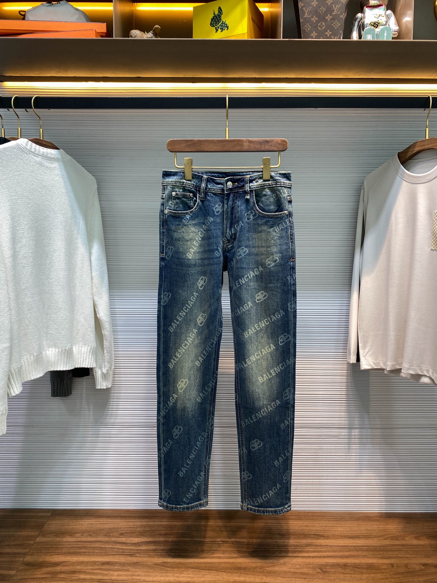 NO:568290,BA25FW early autumn new style nostalgic washed cotton denim jeans, men's fashion barrage logo decorated straight slim denim trousers!  Trading company channels are rare, leading official website sales!  A perfect item that combines fashion, comfort and quality, it is undoubtedly an indispensable treasure in the wardrobe of fashion lovers and becomes the focus of everyone's attention!  The trousers are made of custom-made denim cotton denim fabric, with a nostalgic fading washing process. After the precipitation of time and the erosion of water, the color gradually fades, as if it has experienced the baptism of time, with a retro charm!  The partial whitening treatment is the finishing touch. Through fine polishing on the knees and other parts, the white and the original blue are intertwined, creating a sense of layering, which is not only fashionable, but also seems to tell a fashion story!  It not only pursues fashion, but also takes into account the soft and comfortable touch. It does not have the stiff and restrictive feeling of ordinary jeans at all!  The all-over classic letter logo is presented in the form of barrage printing. Whether viewed from a distance or up close, people can notice it at a glance and instantly become the focus of the audience!  The choice of zippers and hardware is even more unambiguous. Customized YKK zippers are used, which have a smooth feel without any lag!  At the same time, the hardware with brand engraving further demonstrates the brand's high-end quality and persistent pursuit of details!  The blue leather label nameplate on the back waist is always exposed inadvertently, becoming a low-key and luxurious decoration, which further enhances the fashion and quality of these jeans!  The straight-leg design is classic and versatile. Whether you are tall or short, whether you are slim or slightly plump, it can perfectly fit your body curves and show a natural and generous beauty!  Size 30-38 (no 35) Size 30 waist 72cm - hip 92cm - front 26cm - thigh 56cm - trouser length 100cm - trouser leg 34cm Size 31 waist 75cm - hip 95cm - front 27cm - thigh 57cm - trouser length 101cm - trouser leg 35cm  Size 32 waist 78cm - hip 98cm - front 27cm - thigh 58cm - trouser length 102cm - trouser leg 36cm Size 33 waist 82cm - hip 101cm - front 28cm - thigh 60cm - trouser length 102cm - trouser leg 37cm  Size 34 waist 86cm - hip 104cm - front 28cm - thigh 62cm - trouser length 103cm - trouser leg 37cm Size 36 waist 90cm - hip 107cm - front 29cm - thigh 64cm - trouser length 104cm - trouser leg 38cm Size 38, waist circumference 94cm - hip circumference 110cm - front part 29cm - thigh circumference 66cm - trouser length 104cm - trouser leg 38cm Recommended size (standard version) Height 174-140 catties, try on size 32 which is suitable!  Boys weighing less than 130 pounds should choose size 30, 130-138 pounds should choose size 31, 138-146 pounds should choose size 32, 146-156 pounds should choose size 33, 156-166 pounds should choose size 34, 166-176 pounds should choose size 36, and 176-186 pounds should choose size 38!  ,,jeans,alexander wang19860909BA25FW早秋新款怀旧水洗棉质丹宁牛仔裤,男士时尚弹幕标识装饰直筒修身牛仔长裤！贸易公司渠道稀出,领先官网发售！一款集时尚、舒适、品质于一身的完美单品,它无疑是时尚爱好者衣橱中不可或缺的宝藏,成为众人瞩目的焦点！ 该裤装采用客供定制丹宁全棉牛仔面料,怀旧褪色水洗处理工艺,经过时间的沉淀与水流的冲刷,颜色逐渐褪去,仿佛经历了岁月的洗礼,带着一种复古的韵味！而局部磨白的处理更是点睛之笔,在膝盖等部位通过精细的打磨,让白色与原本的蓝色相互交织,营造出一种层次感,不仅时髦感十足,还仿佛在诉说着一个个时尚的故事！它在追求时尚的同时,还兼顾了柔软舒适的触感,丝毫没有普通牛仔裤那种生硬、束缚的感觉！ 通体经典字母Logo以弹幕印花的形式呈现,无论是从远处看,还是近距离欣赏,都能让人一眼就注意到它,瞬间成为全场的焦点！而在拉链和五金的选择上更是毫不含糊,采用了客供定制的YKK拉链,顺滑的手感没有一丝卡顿！同时带有品牌刻印的五金,更彰显了品牌的高端品质和对细节的执着追求！后腰处蓝色皮标铭牌,总是会不经意间露出来,成为一种低调而又奢华的装饰,进一步提升了这条牛仔裤的时尚感和品质感！直筒版型设计经典又百搭,无论你是高个子还是矮个子,无论你是身材苗条还是稍微有些丰满,它都能完美地贴合你的身材曲线,展现出一种自然、大方的美感！尺码30-38（无35） 30码腰围72cm-臀围92cm-前档26cm-大腿围56cm-裤长100cm-裤脚34cm 31码腰围75cm-臀围95cm-前档27cm-大腿围57cm-裤长101cm-裤脚35cm 32码腰围78cm-臀围98cm-前档27cm-大腿围58cm-裤长102cm-裤脚36cm 33码腰围82cm-臀围101cm-前档28cm-大腿围60cm-裤长102cm-裤脚37cm 34码腰围86cm-臀围104cm-前档28cm-大腿围62cm-裤长103cm-裤脚37cm 36码腰围90cm-臀围107cm-前档29cm-大腿围64cm-裤长104cm-裤脚38cm 38码腰围94cm-臀围110cm-前档29cm-大腿围66cm-裤长104cm-裤脚38cm 尺码推荐（标准版型） 身高174-140斤,试穿32码合适！ 男生体重130斤以内选择30码,130-138斤选择31码,138-146斤选择32码,146-156斤选择33码,156-166斤选择34码,166-176斤选择36码,176-186斤选择38码！,,jeans,alexander wang,Men's clothing