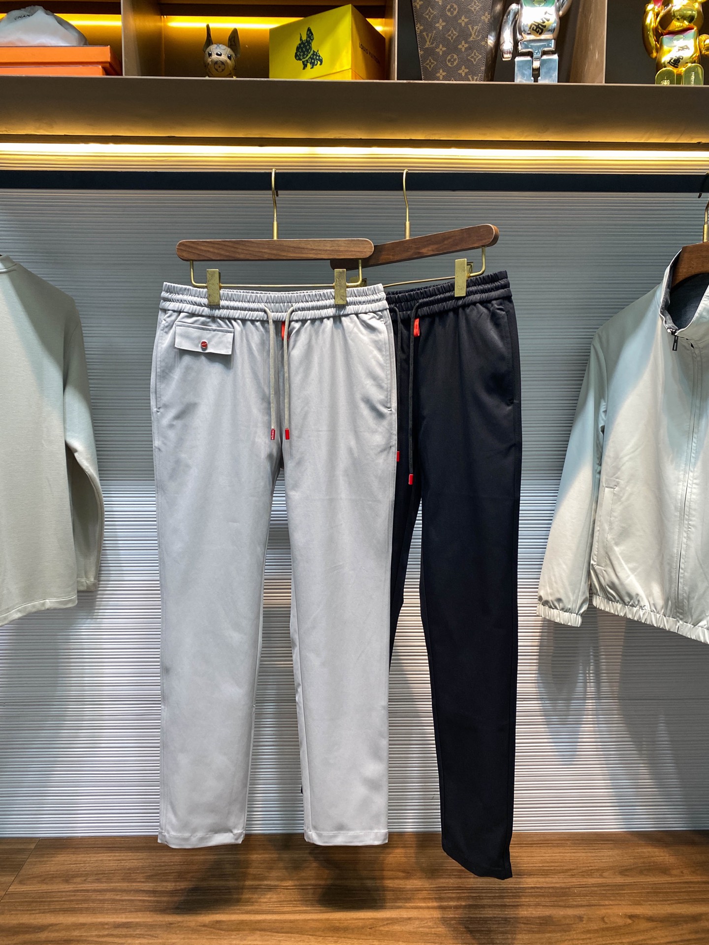 NO:568289,-KITON25 new autumn and winter densely woven twill drawstring casual trousers, men's straight and versatile casual trousers with red label placket!  Trading company channels are rare, leading official website sales!  Kiton's new early autumn casual pants, with their exquisite craftsmanship and unique design, have become the first choice for urban men who pursue fashion and comfort today!  These pants are made of custom-made densely woven twill cotton, which has a fine texture and a smooth feel. The fabric texture is clearly visible and the lines are smooth. The overall appearance is crisp and stylish!  The cleverly eye-catching red label on the fly of the pants not only adds a bright color to the overall design, but also demonstrates the brand's ingenuity in every detail!  At the same time, the waistband pendant also uses the same red tone, which perfectly echoes the placket label, making the entire trousers more visually harmonious and unified!  The red button on the pocket is also a clever design. It not only echoes the placket label and waistband pendant in color, but also cleverly improves practicality. It is not only strong and durable, but also easy to buckle, allowing the wearer to easily cope with various occasions in daily life!  The version adopts a classic straight design, which can not only modify the shape of the legs, but also give the wearer enough comfort!  Black/grey, two colors available!  Size M-3XL M size waist 76/82cm - hip 100cm - front 29cm - thigh 60cm - trouser length 103cm - trouser leg 34cm L size waist 80/86cm - hip 104cm - front 30cm - thigh 62cm - trouser length 104cm - trouser leg 35cm  XL size waist 84/90cm - hip 108cm - front 30cm - thigh 64cm - trouser length 105cm - trouser leg 36cm XXL size waist 88/94cm - hip 112cm - front 31cm - thigh 66cm - trouser length 106cm - trouser leg 37cm  3XL size waist 92/98cm - hip 116cm - front 31cm - thigh 68cm - trouser length 107cm - trouser leg 38cm Recommended size (standard version) Height 174-140 catties, try on L size!  Boys weighing less than 133 pounds should choose M size, 133-146 pounds should choose L size, 146-160 pounds should choose XL size, 160-174 pounds should choose XXL size, and 174-188 pounds should choose 3XL size!  ,,alexander wang19860909-KITON25秋冬新款密织斜纹棉布抽绳休闲裤,男士门襟红色标签直筒百搭休闲长裤！贸易公司渠道稀出,领先官网发售！Kiton早秋新款休闲裤以其精湛的工艺和独特的设计,成为了当下都市男性追求时尚与舒适的首选！ 这款裤子采用客供定制密织斜纹棉布,质地细腻,手感柔滑,面料织纹清晰可见,线条流畅,整体呈现出一种挺括有型的美感！裤子门襟处巧妙地醒目的红色标签,这不仅为整体设计增添了一抹亮色,更在细节处彰显了品牌的匠心独运！与此同时裤腰绳头吊坠也采用了相同的红色调,与门襟标签形成了完美的呼应,使得整个裤子在视觉上更加和谐统一！口袋上的红色纽扣也是一处巧妙的设计,它不仅在色彩上与门襟标签和裤腰绳头吊坠相呼应,更在实用性上进行了巧妙的提升,不仅牢固耐用,而且易于扣合,使得穿着者在日常生活中能够轻松应对各种场合！版型采用了经典的直筒设计,这种版型既能够修饰腿型,又能够给予穿着者足够的舒适度！黑色/灰色,两色入！尺码M-3XL M码腰围76/82cm-臀围100cm-前档29cm-大腿围60cm-裤长103cm-裤脚34cm L码腰围80/86cm-臀围104cm-前档30cm-大腿围62cm-裤长104cm-裤脚35cm XL码腰围84/90cm-臀围108cm-前档30cm-大腿围64cm-裤长105cm-裤脚36cm XXL码腰围88/94cm-臀围112cm-前档31cm-大腿围66cm-裤长106cm-裤脚37cm 3XL码腰围92/98cm-臀围116cm-前档31cm-大腿围68cm-裤长107cm-裤脚38cm 尺码推荐（标准版型） 身高174-140斤,试穿L码合适！ 男生体重133斤以内选择M码,133-146斤选择L码,146-160斤选择XL码,160-174斤选择XXL码,174-188斤选择3XL码！,,alexander wang,Men's clothing