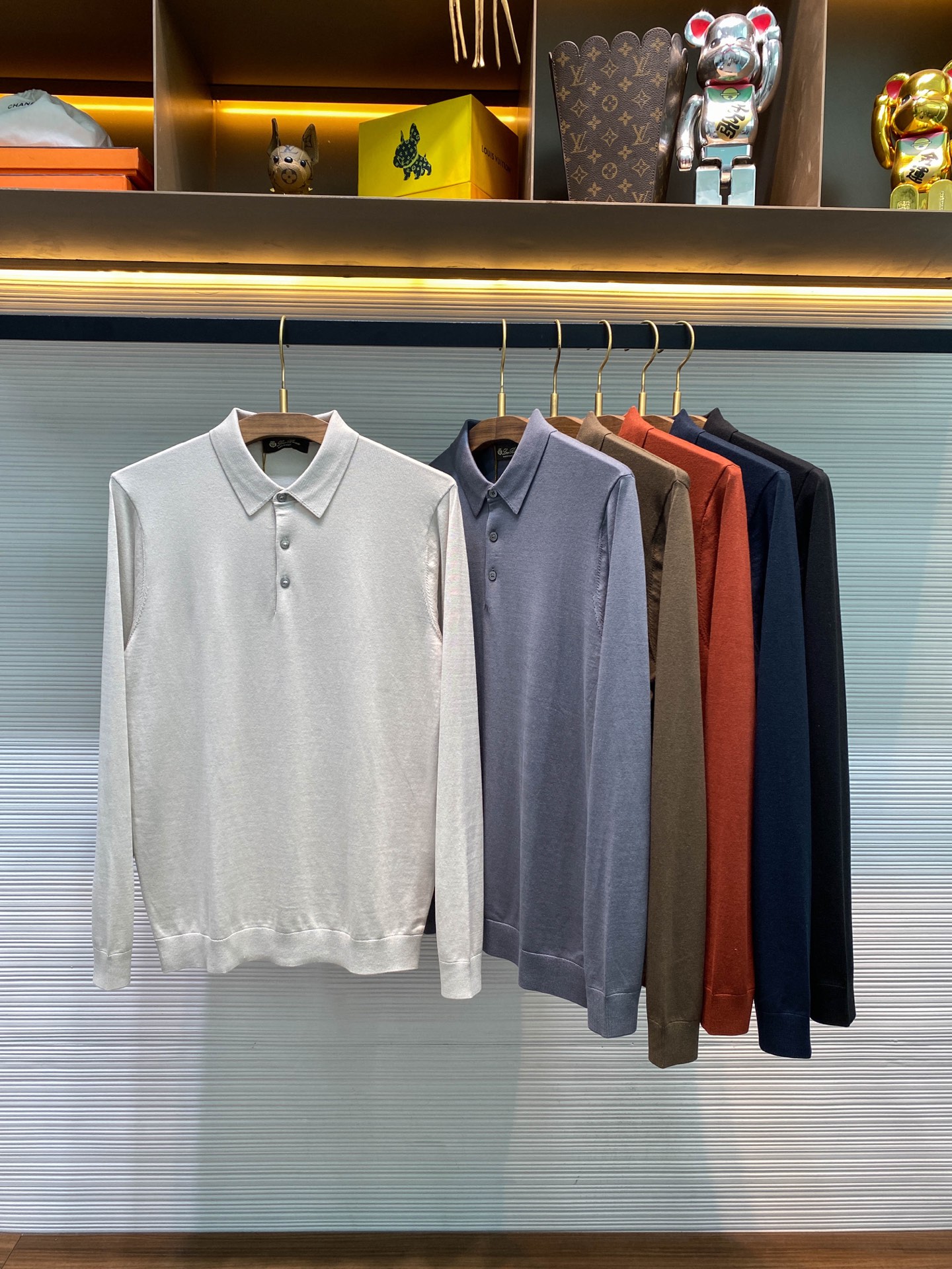 NO:611146,[LFW autumn and winter new imported sheep wool blended knitted lapel sweater, men's simple and versatile solid color business casual long-sleeved Polo sweater!  Trading company channels are rare and available on the official website simultaneously!  A fashion masterpiece that combines quality, style and practicality, it is like a bright pearl, exuding charming brilliance among many clothes!  This sweater is carefully woven with imported sheep wool blended yarn. You will fall in love with its soft and skin-friendly touch when you lightly touch it. Not only does it feel great, it also has excellent breathability, allowing the skin to breathe freely without any stuffiness or discomfort!  The perfect combination of classic lapel and three-button placket closure is a fashionable and practical classic!  The design of the classic lapel not only has a retro charm, but also has a modern sense of fashion. Its slightly raised arc perfectly modifies the neck line, making your neck look more slender and elegant!  The three-button closure on the placket adds sophistication and sophistication. Whether paired with jeans for a casual style, or with suit trousers for a business-formal look, it can be worn with ease. Its basic and versatile features make it an excellent choice for your daily wear!  In terms of version, designers have carefully considered the principles of ergonomics to create this fitted version that fits the body curves without being too tight. It is like a considerate fashion partner that can perfectly show off your figure advantages!  Black/green/dark orange/pickle green/grey/grey rice, six colors available!  Size 48-56 Size 48 has shoulder width 42cm - chest 98cm - dress length 68cm - sleeve length 60cm Size 50 has shoulder width 43cm - chest 102cm - dress length 69cm - sleeve length 61cm Size 52 has shoulder width 44cm - chest 106cm - dress length 70cm - sleeve length 62cm  Size 54 has shoulder width 45cm - chest 110cm - dress length 72cm - sleeve length 63cm. Size 56 has shoulder width 47cm - chest 114cm - dress length 74cm - sleeve length 64cm. Size recommendation (standard version). Height 174-140 catties, try on size 50!  Boys weighing less than 128 pounds should choose size 48, 128-140 pounds should choose size 50, 140-153 pounds should choose size 52, 153-166 pounds should choose size 54, and 166-180 pounds should choose size 56!  ,,jeans,sweaters,business suit,alexander wang19860909【LFW秋冬新款进口绵羊毛混纺针织翻领毛衣,男士简约百搭纯色商务休闲长袖Polo针织衫！贸易公司渠道稀出,同步官网发售！一件集品质、格调与实用性于一身的时尚杰作,它宛如一颗璀璨的明珠,在众多服饰中散发着迷人的光彩！ 这款针织衫采用客供进口绵羊毛混纺纱线精心织造而成,轻轻触摸那软糯亲肤的触感瞬间便会让你爱上,不仅触感绝佳,还具备出色的透气性,让肌肤自由畅快地呼吸,不会有丝毫的闷热与不适！经典翻领与门襟三粒扣开合的完美结合,堪称时尚与实用的经典之作！经典翻领的设计,既有着复古的韵味,又不失现代的时尚感,它微微扬起的弧度,恰到好处地修饰了颈部线条,让你的颈部看起来更加修长优雅！而门襟上的三粒扣开合,则增添了一份精致与干练,无论是搭配牛仔裤,展现休闲随性的风格,还是搭配西装裤,打造商务正式的造型,它都能轻松胜任,基础百搭的特性让它成为了你日常穿搭的绝佳选择！版型方面设计师们精心考量了人体工程学原理,打造出了这款既贴合身体曲线,又不会过于紧绷的合身版型,它就像是一位贴心的时尚伙伴,能够完美地展现出你的身材优势！黑色/上青/深橘色/咸菜绿/灰色/灰米,六色入！尺码48-56 48码肩宽42cm-胸围98cm-衣长68cm-袖长60cm  50码肩宽43cm-胸围102cm-衣长69cm-袖长61cm  52码肩宽44cm-胸围106cm-衣长70cm-袖长62cm  54码肩宽45cm-胸围110cm-衣长72cm-袖长63cm  56码肩宽47cm-胸围114cm-衣长74cm-袖长64cm 尺码推荐（标准版型） 身高174-140斤,试穿50码合适！ 男生体重128斤以内选择48码,128-140斤选择50码,140-153斤选择52码,153-166斤选择54码,166-180斤选择56码！,,jeans,sweaters,business suit,alexander wang,Men's clothing