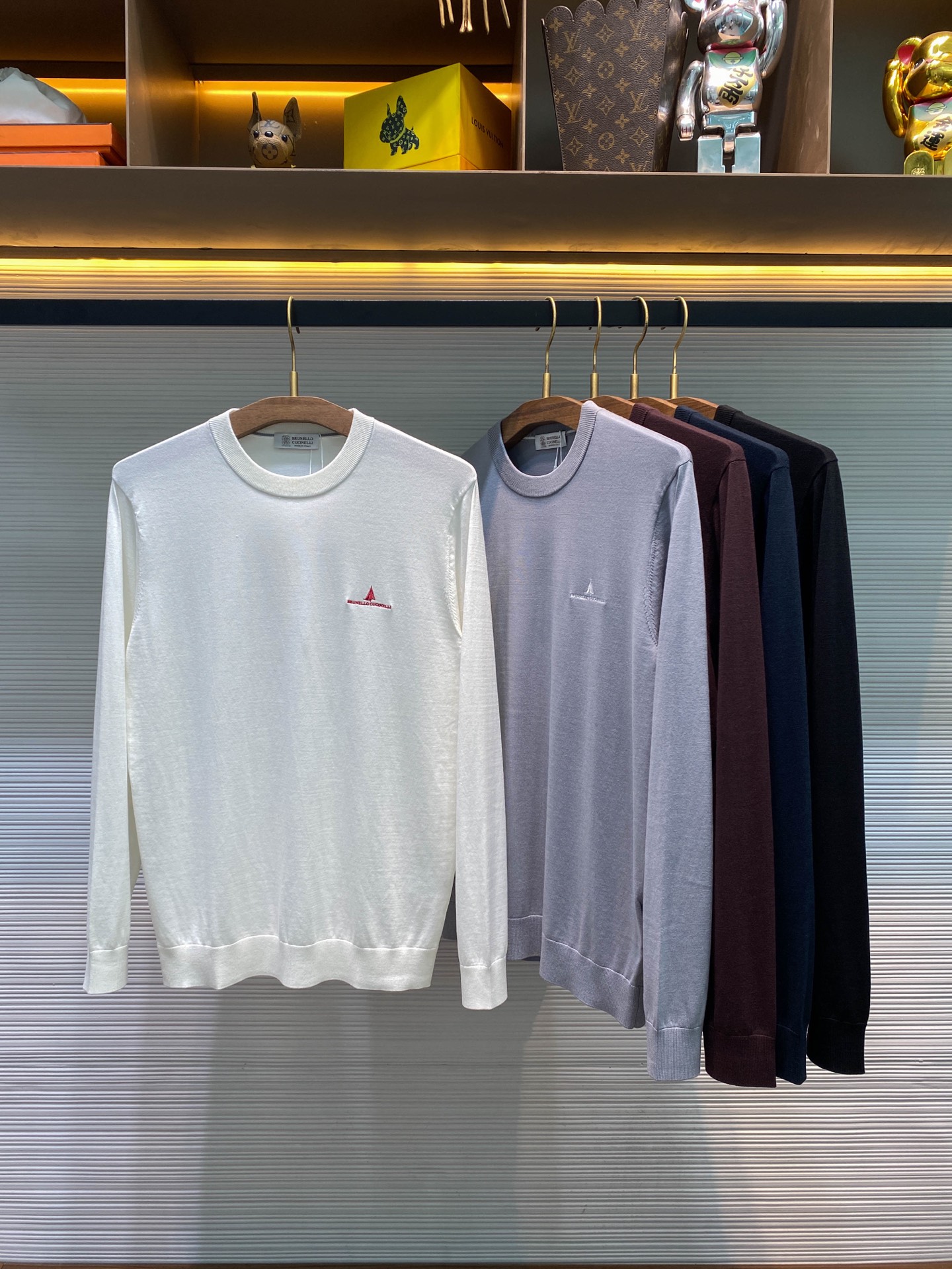 NO:611152,[BC25FW new autumn and winter imported sheep wool blended crew neck sweater, men's sailing logo embroidery casual versatile pullover sweater and sweater!  Trading company channels are rare and available on the official website simultaneously!  A blockbuster item that perfectly combines quality and fashion, it can add a lot of brilliance to you whether you wear it daily or attend important occasions!  This sweater uses imported sheep wool blended yarn. Each yarn has been carefully selected and processed to ensure that the woven fabric is soft and skin-friendly when worn close to the body, giving people an unparalleled sense of comfort without any prickly feeling!  The iconic letter logo and sailboat logo embroidery on the chest, these two elements are designed to be simple yet high-end, which not only highlights the unique charm of the brand, but also demonstrates the extraordinary taste of the wearer!  The lines of the letter logo are smooth, and each letter has been carefully crafted to complement the embroidery of the sailboat logo, forming a fashionable yet stylish pattern!  In addition to the exquisite detailed design, the style of this sweater is also a highlight!  It adopts a form-fitting silhouette that can well modify your figure without being too tight or loose. Whether you wear it alone or paired with other clothing, you can easily show off your fashion style!  Black/dark blue/grey/red coffee/white, five colors available!  Size 48-56 Size 48 has shoulder width 42cm-bust 100cm-shirt length 72cm-sleeve length 60cm Size 50 has shoulder width 43cm-chest 104cm-shirt length 73cm-sleeve length 61cm Size 52 has shoulder width 44cm-bust 108cm-shirt length 74cm-sleeve length 62cm  Size 54 has shoulder width 45cm - chest 112cm - dress length 76cm - sleeve length 63cm. Size 56 has shoulder width 46cm - chest 116cm - dress length 78cm - sleeve length 64cm. Size recommendation (standard version). Height 174-140 catties. Try on size 50 which is suitable!  Boys weighing less than 130 pounds should choose size 48, 130-142 pounds should choose size 50, 142-155 pounds should choose size 52, 155-168 pounds should choose size 54, and 168-183 pounds should choose size 56!  ,,sweaters,alexander wang19860909【BC25FW秋冬新款进口绵羊毛混纺圆领毛衣,男士帆船标识刺绣休闲百搭套头毛衣针织衫！贸易公司渠道稀出,同步官网发售！一款将品质与时尚的完美融合的重磅单品,无论是日常穿搭还是出席重要场合,它都能为你增添不少光彩！ 这款毛衣采用的是客供进口的绵羊毛混纺纱线,每一根纱线都经过精心挑选和处理,确保织造出的面料贴身穿着时柔软亲肤,给人一种无与伦比的舒适感,绝无任何扎刺感！胸前标志性的字母Logo与帆船标识刺绣,这两个元素的设计简洁而不失高级,既彰显了品牌的独特魅力,又展示了穿着者的不凡品味！字母Logo的线条流畅,每一个字母都经过精雕细琢,与帆船标识的刺绣相得益彰,共同构成了一个时尚而又不失格调的图案！除了精致的细节设计,这款毛衣的版型也是一大亮点！它采用的是合身版型,既能很好地修饰身材,又不会过于紧绷或松垮,无论你是单穿还是搭配其他服饰,都能轻松展现出自己的时尚风采！黑色/深上青/灰色/红咖/白色,五色入！尺码48-56 48码肩宽42cm-胸围100cm-衣长72cm-袖长60cm 50码肩宽43cm-胸围104cm-衣长73cm-袖长61cm 52码肩宽44cm-胸围108cm-衣长74cm-袖长62cm 54码肩宽45cm-胸围112cm-衣长76cm-袖长63cm 56码肩宽46cm-胸围116cm-衣长78cm-袖长64cm 尺码推荐（标准版型） 身高174-140斤,试穿50码合适！ 男生体重130斤以内选择48码,130-142斤选择50码,142-155斤选择52码,155-168斤选择54码,168-183斤选择56码！,,sweaters,alexander wang,Men's clothing