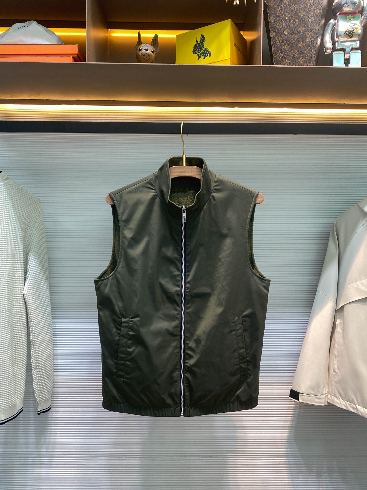 NO:611129,[LFW new autumn and winter fashionable and simple solid color stand-up collar vest, men's polar fleece warm double-sided zipper vest jacket!  Trading company channels are rare and available on the official website simultaneously!  LP recommends the must-have vest for autumn and winter. It can not only meet your needs for warmth, but also show your taste and temperament, allowing you to enjoy the dual experience of comfort and fashion in this season!  This is an autumn and winter fashion item that combines technology and comfort. It adopts a unique double-sided design. One side is made of lightweight technical fiber material. It has a light texture and excellent wrinkle resistance, allowing you to maintain a dry and tidy image in the autumn and winter!  The other side is made of high-quality polar fleece material, with dense velvet on the surface, which is skin-friendly and comfortable, providing you with enough warmth to keep you warm in the cold season!  The simple and elegant design not only meets the aesthetic needs of modern urbanites without losing the sense of quality!  The design of the stand-up zipper neckline breaks the constraints of traditional clothing, allowing you to show the unique dressing posture of an urban gentry while wearing it!  Whether paired with a shirt, sweater or T-shirt, it can be easily worn and becomes a must-have item in a man's wardrobe!  Can be worn inside or alone to suit different occasions and temperatures!  Size 48-56 Size 48 has shoulder width 42cm - bust 102cm - dress length 65cm Size 50 has shoulder width 43cm - bust 106cm - dress length 67cm Size 52 has shoulder width 44cm - bust 110cm - dress length 69cm Size 54 has shoulder width 45cm - chest 114cm - dress length 71cm  Size 56, shoulder width 46cm - bust 118cm - length 73cm. Recommended sizes (standard version). Height 174-140 catties. Try on size 50 which is suitable!  Boys weighing less than 130 kilograms should choose size 48, 130-142 kilograms should choose size 50, 142-154 kilograms should choose size 52, 154-168 kilograms should choose size 54, and 168-183 kilograms should choose size 56!  ,,loro piana,jackets & coats,shirts,tees,t-shirt,alexander wang19860909【LFW秋冬新款时尚简约纯色立领马甲,男士摇粒绒保暖双面穿拉链马甲背心外套！贸易公司渠道稀出,同步官网发售！LP秋冬季必备马甲推荐,它既能满足您的保暖需求,又能展现您的品味与气质,让您在这个季节里,尽情享受舒适与时尚的双重体验！ 这是一款集科技与舒适于一身的秋冬时尚单品,采用独特的双面设计,一面是轻盈的科技纤维材质,质地轻薄,抗皱性极佳,让您在秋冬季节依然保持干爽整洁的形象！另一面则是优质的摇粒绒材质,表面绒毛密实,亲肤舒适,为您提供足够的保暖效果,让您在寒冷的季节里感受到温暖的拥抱！ 简约大气版型设计,既符合现代都市人的审美需求,又不失品质感！立领拉链领口的设计,打破了传统服装的束缚感,让您在穿着的同时,展现出都市新绅的独特着装姿态！无论是搭配衬衫、针织衫还是T恤,都能轻松驾驭,成为男士衣橱里的必备单品！可内搭或单穿,适应不同场合和气温的需求！尺码48-56 48码肩宽42cm-胸围102cm-衣长65cm 50码肩宽43cm-胸围106cm-衣长67cm 52码肩宽44cm-胸围110cm-衣长69cm 54码肩宽45cm-胸围114cm-衣长71cm 56码肩宽46cm-胸围118cm-衣长73cm 尺码推荐（标准版型） 身高174-140斤,试穿50码合适！ 男生体重130斤以内选择48码,130-142斤选择50码,142-154斤选择52码,154-168斤选择54码,168-183斤选择56码！,,loro piana,jackets & coats,shirts,tees，t-shirt,alexander wang,Men's clothing