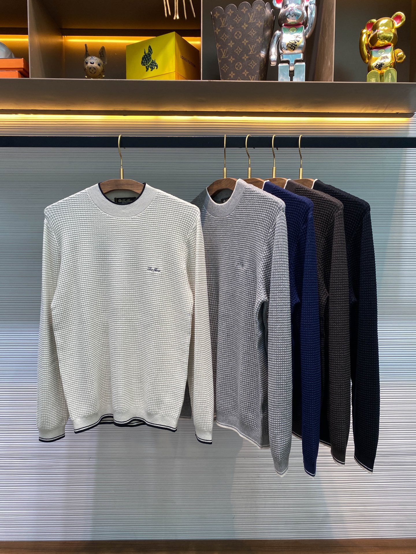 NO:611158,[LFW autumn and winter new imported sheep wool blended waffle knitted sweater, men's classic logo embroidered contrasting trim pullover round neck sweater and sweater!  Trading company channels are rare and available on the official website simultaneously!  LP's new sweater has become a rare masterpiece in the fashion industry with its unique fabric, classic design and fitted fit!  It is not just a piece of clothing, but also a reflection of your attitude towards life, allowing you to shine with your own unique light in the pursuit of fashion!   This sweater is carefully woven with imported sheep wool technical fiber blended yarn. Sheep wool is a warm treasure given by nature. It is soft and delicate, as if it can gently soothe the skin!  The addition of technological fibers is like injecting the power of wisdom into this softness. It not only enhances the elasticity and durability of the fabric, but also gives it more unique properties!  The fluffy and three-dimensional waffle texture on the surface of the fabric will definitely make your eyes shine. It is like a carefully carved piece of art. Each grid is even and full, as if it was pinched out by craftsmen with their hands!  This unique texture not only gives people a rich sense of layering visually, but also brings a different kind of experience to the touch!  The classic letter logo embroidery on the chest is inlaid on the soft fabric. The embroidery craftsmanship is extremely exquisite. Every stitch and every thread are closely connected, as if they are beating notes, playing a luxurious movement together!  The contrasting trim embellishments on the collar, cuffs and hem add a stylish touch to this sweater!  They form a sharp contrast with the main fabric, but achieve perfect harmony as a whole!  The fitting design is like a considerate tailor, tailor-made according to your body characteristics. It will not be too loose and appear bloated, nor will it be too tight and restrict your movements!  Wearing it will perfectly outline your body curves, showing an elegant and confident temperament!  Beige/light gray/dark blue/black/black, five colors available!  Size 48-56 Size 48 has shoulder width 42cm - chest 98cm - dress length 66cm - sleeve length 60cm Size 50 has shoulder width 43cm - chest 102cm - dress length 67cm - sleeve length 61cm Size 52 has shoulder width 44cm - chest 106cm - dress length 68cm - sleeve length 62cm  Size 54 has shoulder width 46cm - chest 110cm - dress length 70cm - sleeve length 63cm. Size 56 has shoulder width 48cm - chest 114cm - dress length 72cm - sleeve length 64cm. Size recommendation (standard version). Height 174-140 catties, try on size 50!  Boys weighing less than 128 pounds should choose size 48, 128-140 pounds should choose size 50, 140-152 pounds should choose size 52, 152-165 pounds should choose size 54, and 165-178 pounds should choose size 56!  ,,loro piana,sweaters,alexander wang19860909【LFW秋冬新款进口绵羊毛混纺华夫格针织毛衣,男士经典徽标刺绣撞色饰边套头圆领毛衣针织衫！贸易公司渠道稀出,同步官网发售！LP新款毛衣以其独特的面料、经典的设计和合身的版型,成为了时尚界不可多得的佳作！它不仅仅是一件衣服,更是一种生活态度的体现,让你在追求时尚的道路上,绽放出属于自己的独特光芒！  这款毛衣采用客供进口绵羊毛科技纤维混纺纱线精心织造,绵羊毛,那可是大自然赐予的温暖宝藏,它柔软细腻,仿佛能轻轻抚慰肌肤！而科技纤维的加入,则如同为这份柔软注入了智慧的力量,不仅增强了面料的弹性与耐用性,还赋予了它更多独特的性能！面料表面蓬松立体的华夫格肌理定会让你眼前一亮,它就像是一块精心雕琢的艺术品,每一个格子都均匀饱满,仿佛是工匠们用双手一点点捏出来的！这种独特的肌理不仅在视觉上给人一种丰富的层次感,更在触感上带来了别样的体验！ 胸前经典字母Logo刺绣镶嵌在柔软的面料上,刺绣工艺精湛至极,每一针每一线都紧密相连,仿佛是一个个跳动的音符,共同奏响了一曲奢华的乐章！而衣领、袖口以及下摆处的撞色饰边点缀,更是为这款毛衣增添了一份时尚的灵动！它们与主体面料形成了鲜明的对比,却又在整体上达到了完美的和谐！合身版型设计,就像是一位贴心的裁缝,根据你的身材特点量身定制,既不会过于宽松而显得臃肿,也不会过于紧身而束缚你的行动！穿上它你的身材曲线会被完美地勾勒出来,展现出一种优雅而自信的气质！米灰/浅灰/深蓝/黑巧/黑色,五色入！尺码48-56 48码肩宽42cm-胸围98cm-衣长66cm-袖长60cm 50码肩宽43cm-胸围102cm-衣长67cm-袖长61cm 52码肩宽44cm-胸围106cm-衣长68cm-袖长62cm 54码肩宽46cm-胸围110cm-衣长70cm-袖长63cm 56码肩宽48cm-胸围114cm-衣长72cm-袖长64cm 尺码推荐（标准版型） 身高174-140斤,试穿50码合适！ 男生体重128斤以内选择48码,128-140斤选择50码,140-152斤选择52码,152-165斤选择54码,165-178斤选择56码！,,loro piana,sweaters,alexander wang,Men's clothing