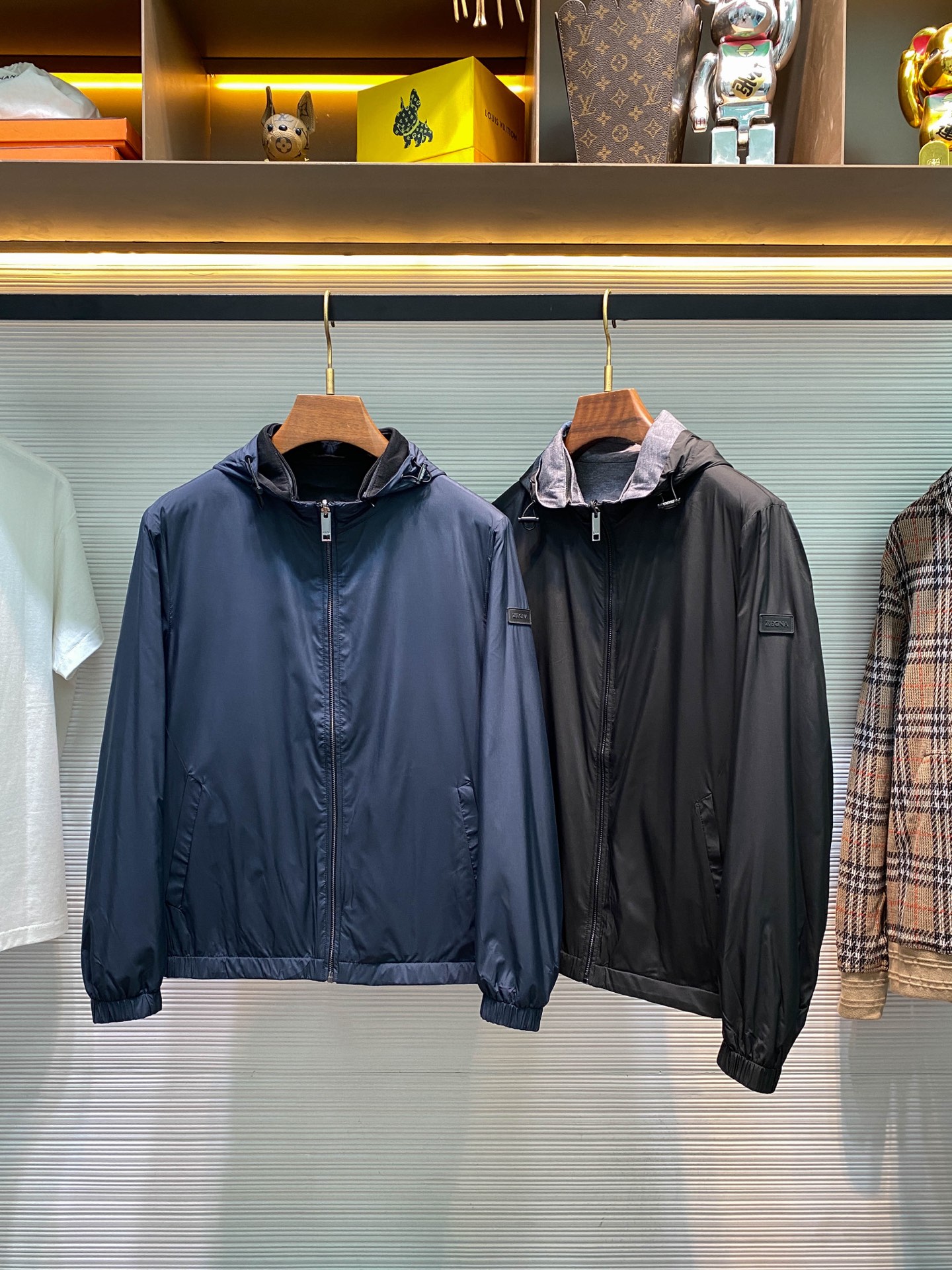 NO:611164,[EZ25FW early autumn new fashionable reversible zipper jacket, men's rubber nameplate decoration fashionable casual detachable hooded jacket jacket!  Trading company channels are rare and available on the official website simultaneously!  In today's fashion trend that pursues individuality and quality, a unique jacket stands out. It is the much-anticipated Z family reversible zipper jacket!  This jacket is like an elf in the fashion world. With its unique design and excellent quality, it has quickly become the favorite of many fashionistas and pragmatists!  The most eye-catching highlight of this jacket is its creative reversible design!  One side is made of light fabric, which looks like a layer of gauze when you put it on. It fits your skin softly, so that you can hardly feel its existence!  And the light fabric has excellent breathability, allowing your body to breathe freely even in warm weather, without the slightest feeling of stuffiness!  The other side is made of knitted fiber fabric, which is like the warm sun in winter, giving people a warm and comfortable touch!  When you are in the cold autumn and winter, or when you need to deal with some formal occasions, wear this side, it is like a warm embrace, wrapping you tightly and protecting you from the cold outside!  Knitted fiber fabric is not only soft and skin-friendly, but also has good elasticity, which can perfectly fit your body curves and show your elegance and confidence!  The iconic rubber nameplates and letter logo embroidery on the sleeve arms and chest are like fashionable medals, highlighting the wearer's unique identity and taste!  We strive for excellence in the selection of zippers. Each piece of hardware is engraved with the brand logo and has been carefully selected and polished, highlighting its unique identity and quality!  The detachable hood design undoubtedly adds practicality and flexibility to it. When you are doing outdoor activities and encounter sudden rainfall or cold weather, you can easily install the hood to provide warm protection for your head!  And when the weather gets better, or you need to attend some formal occasions, you can remove the hood to give the jacket a simple and elegant style!  The loose fit design is like an inclusive embrace, able to accommodate people of all sizes. Whether you are a tall model or an ordinary person with a slightly chubby figure, you can find your own comfort and confidence in this jacket!  Black/blue, two colors included!  Size 48-56 Size 48 has shoulder width 45cm - chest 114cm - dress length 64cm - sleeve length 60cm Size 50 has shoulder width 46cm - chest 118cm - dress length 66cm - sleeve length 61cm Size 52 has shoulder width 47cm - chest 122cm - dress length 68cm - sleeve length 62cm  Size 54 has a shoulder width of 48cm - chest 126cm - dress length 70cm - sleeve length 63cm. Size 56 has a shoulder width of 49cm - chest 130cm - dress length 72cm - sleeve length 65cm. Size recommendation (standard version). Height 174-140 catties, try on size 50!  Boys weighing less than 130 pounds should choose size 48, 130-143 pounds should choose size 50, 143-156 pounds should choose size 52, 156-170 pounds should choose size 54, and 170-186 pounds should choose size 56!  ,,jackets & coats,jackets & coats,hats,alexander wang19860909【EZ25FW早秋新款时尚双面穿拉链夹克,男士橡胶铭牌装饰时尚休闲可拆卸连帽夹克外套！贸易公司渠道稀出,同步官网发售！在当今追求个性与品质的时尚潮流中,一款独特的夹克脱颖而出,它就是备受瞩目的Z家双面穿拉链夹克！这款夹克宛如时尚界的精灵,以其别具一格的设计和卓越的品质,迅速成为众多时尚达人和实用主义者的心头好！ 这款夹克最引人注目的亮点,便是它那极具创意的双面穿设计！一面采用的是轻薄面料,穿上它就像一层薄纱,轻柔地贴合在你的肌肤上,让你几乎感受不到它的存在！而且轻薄面料具有出色的透气性,即使在温暖的天气里,也能让你的身体自由呼吸,不会产生丝毫的闷热感！而另一面则采用了针织纤维面料,就像冬日里的暖阳,给人带来温暖而舒适的触感！当你在寒冷的秋冬季节,或是需要应对一些正式场合时,穿上这一面,它就像一个温暖的怀抱,紧紧地包裹着你,为你抵御外界的寒冷！针织纤维面料不仅柔软亲肤,还具有良好的弹性,能够完美地贴合你的身体曲线,展现出你的优雅与自信！ 袖臂及胸前那标志性的橡胶铭牌与字母Logo刺绣,就像时尚的勋章,彰显着穿着者独特的身份和品味！在拉链的选择上更是精益求精,每个五金上均刻有品牌Logo,并且都经过精心挑选和打磨,彰显着其独特的身份和品质！可拆卸式连帽设计,这无疑为它增添了一份实用性和灵活性,当你在户外活动时,遇到突然的降雨或是寒冷的天气,你可以轻松地将连帽安装上,为头部提供温暖的保护！而当天气转好,或是你需要参加一些正式场合时,你又可以将连帽拆卸下来,让夹克呈现出一种简洁而大方的风格！宽松版型设计就像一个包容的怀抱,能够容纳各种身材的人,无论你是身材高挑的模特,还是身材微胖的普通人,都能在这款夹克中找到属于自己的舒适与自信！黑色/蓝色,两色入！尺码48-56 48码肩宽45cm-胸围114cm-衣长64cm-袖长60cm 50码肩宽46cm-胸围118cm-衣长66cm-袖长61cm 52码肩宽47cm-胸围122cm-衣长68cm-袖长62cm 54码肩宽48cm-胸围126cm-衣长70cm-袖长63cm 56码肩宽49cm-胸围130cm-衣长72cm-袖长65cm 尺码推荐（标准版型） 身高174-140斤,试穿50码合适！ 男生体重130斤以内选择48码,130-143斤选择50码,143-156斤选择52码,156-170斤选择54码,170-186斤选择56码！,,jackets & coats,jackets & coats,hats,alexander wang,Men's clothing