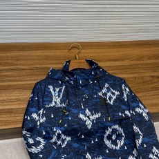 1V路易威登 25FW秋冬新款深蓝色密织尼龙拉链夹克,男士帆船元素标识图案可收纳式连帽拉链夹克外套!贸易 1V路易威登 25FW秋冬新款深蓝色密织尼龙拉链夹克,男士帆船元素标识图案可收纳式连帽拉链夹克外套!贸易