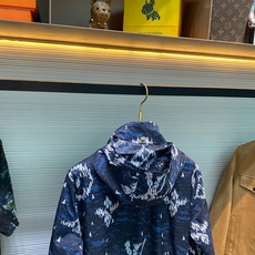 1V路易威登 25FW秋冬新款深蓝色密织尼龙拉链夹克,男士帆船元素标识图案可收纳式连帽拉链夹克外套!贸易 1V路易威登 25FW秋冬新款深蓝色密织尼龙拉链夹克,男士帆船元素标识图案可收纳式连帽拉链夹克外套!贸易