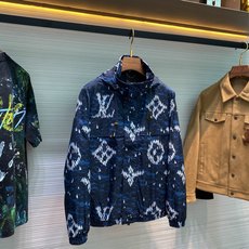 1V路易威登 25FW秋冬新款深蓝色密织尼龙拉链夹克,男士帆船元素标识图案可收纳式连帽拉链夹克外套!贸易 1V路易威登 25FW秋冬新款深蓝色密织尼龙拉链夹克,男士帆船元素标识图案可收纳式连帽拉链夹克外套!贸易