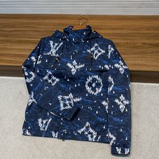 1V路易威登 25FW秋冬新款深蓝色密织尼龙拉链夹克,男士帆船元素标识图案可收纳式连帽拉链夹克外套!贸易 1V路易威登 25FW秋冬新款深蓝色密织尼龙拉链夹克,男士帆船元素标识图案可收纳式连帽拉链夹克外套!贸易