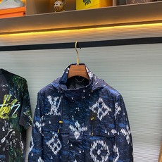 1V路易威登 25FW秋冬新款深蓝色密织尼龙拉链夹克,男士帆船元素标识图案可收纳式连帽拉链夹克外套!贸易 1V路易威登 25FW秋冬新款深蓝色密织尼龙拉链夹克,男士帆船元素标识图案可收纳式连帽拉链夹克外套!贸易