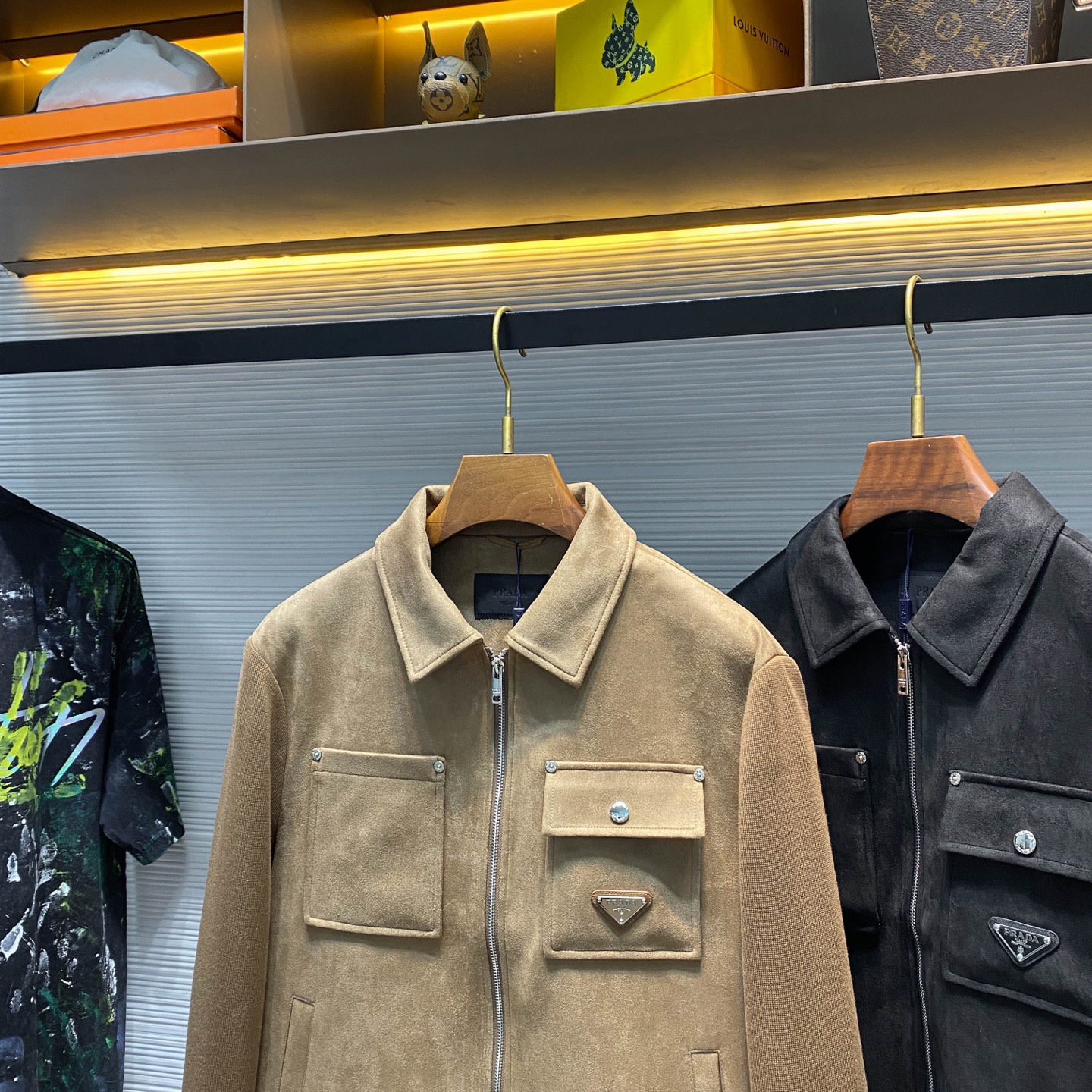 PRA25FW秋冬新款环保麂皮绒针织拼接翻领夹克，男士金属三角标徽章口袋时尚休闲拉链夹克外套！贸易公司渠