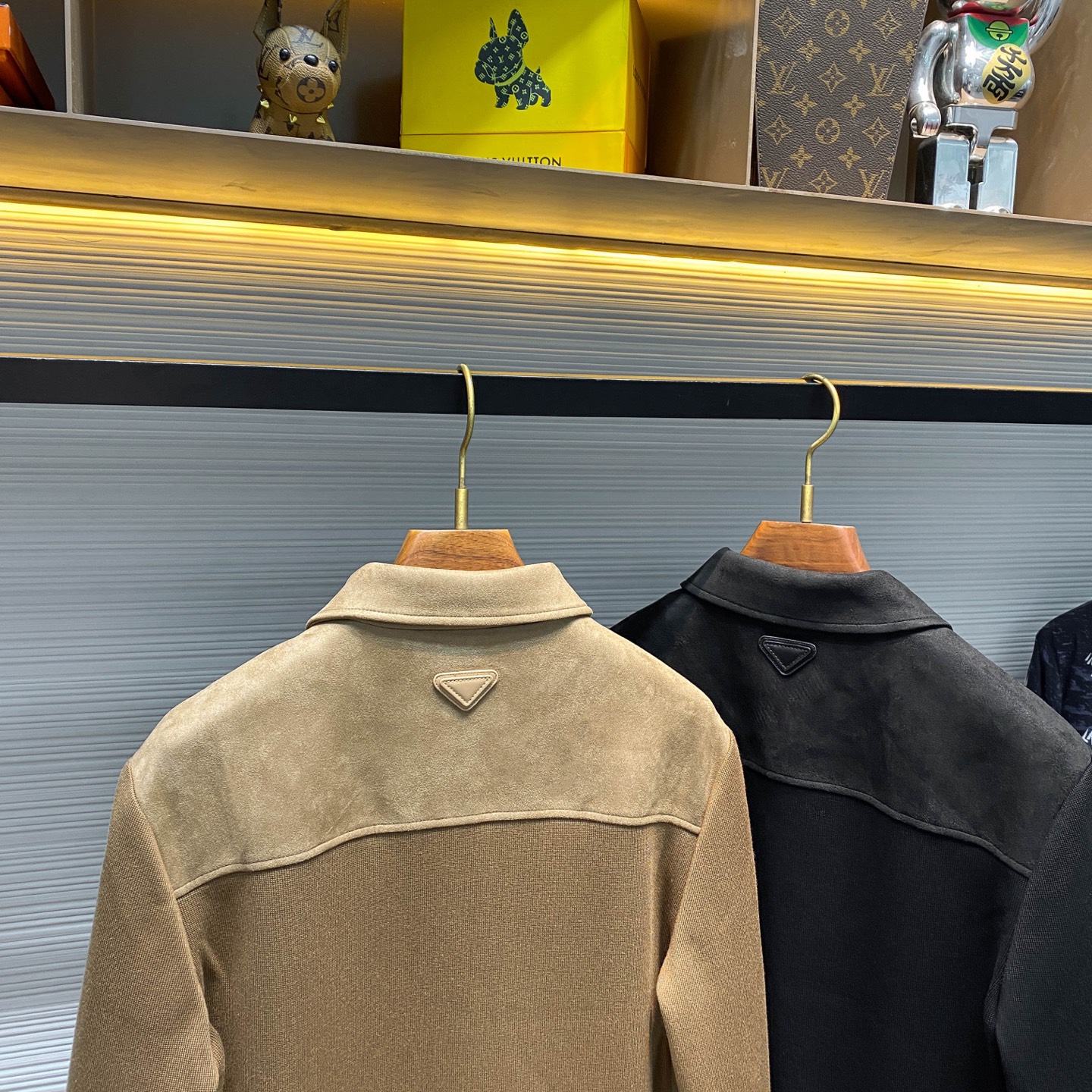 PRA25FW秋冬新款环保麂皮绒针织拼接翻领夹克，男士金属三角标徽章口袋时尚休闲拉链夹克外套！贸易公司渠