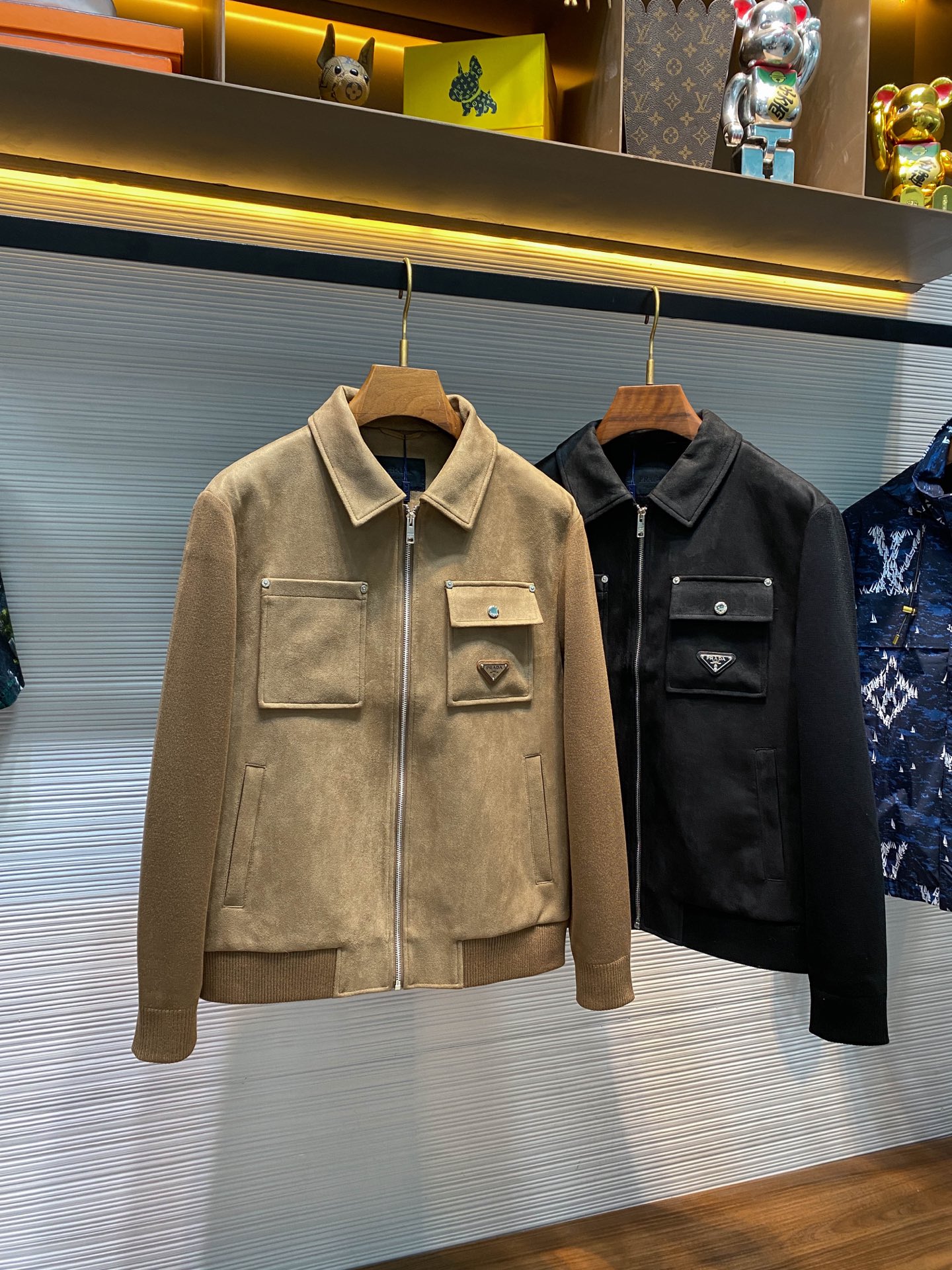 PRA25FW秋冬新款环保麂皮绒针织拼接翻领夹克，男士金属三角标徽章口袋时尚休闲拉链夹克外套！贸易公司渠