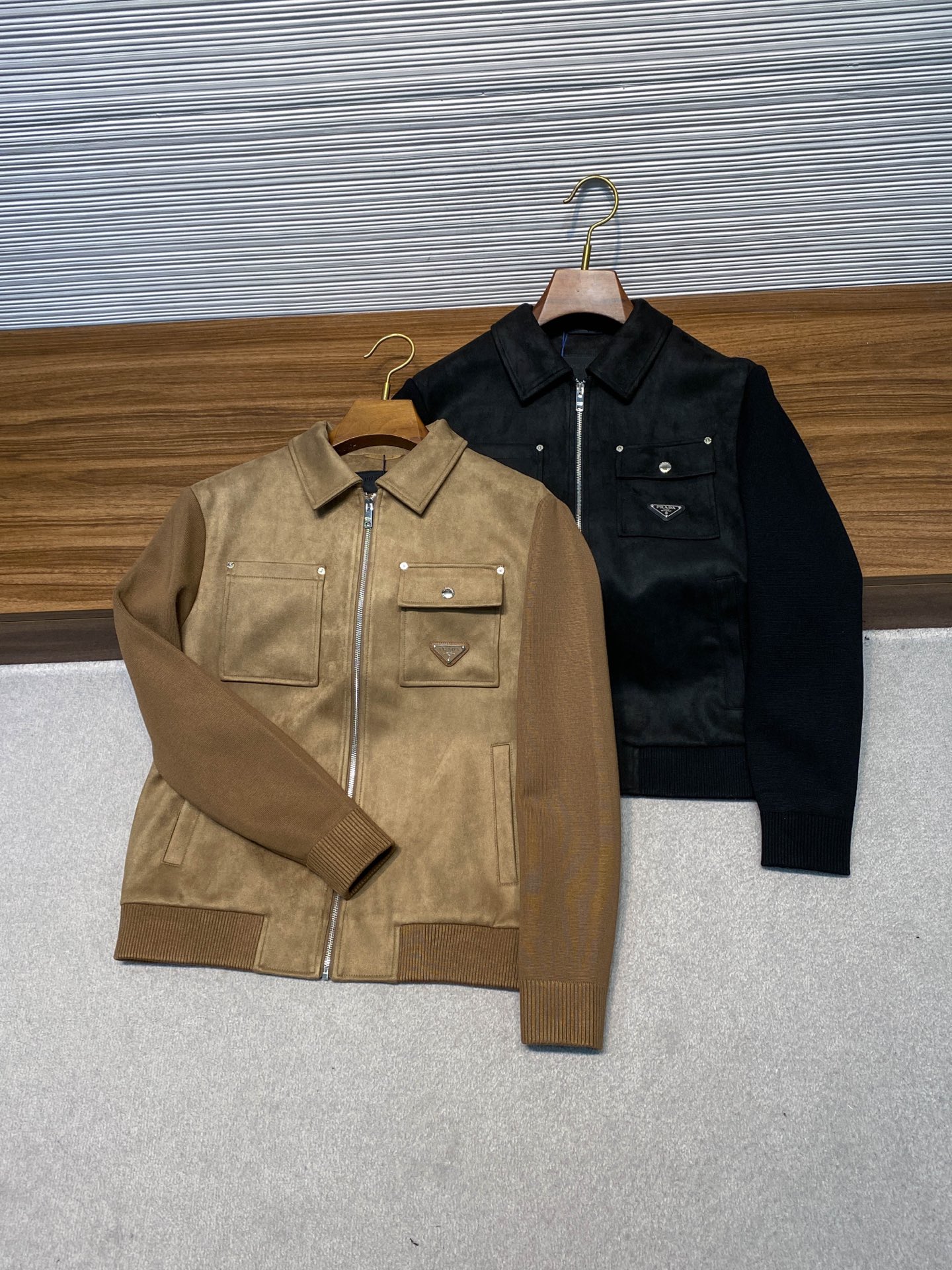 PRA25FW秋冬新款环保麂皮绒针织拼接翻领夹克，男士金属三角标徽章口袋时尚休闲拉链夹克外套！贸易公司渠