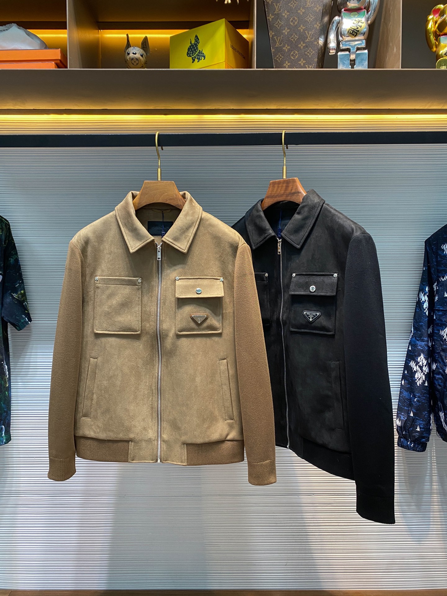 PRA25FW秋冬新款环保麂皮绒针织拼接翻领夹克，男士金属三角标徽章口袋时尚休闲拉链夹克外套！贸易公司渠