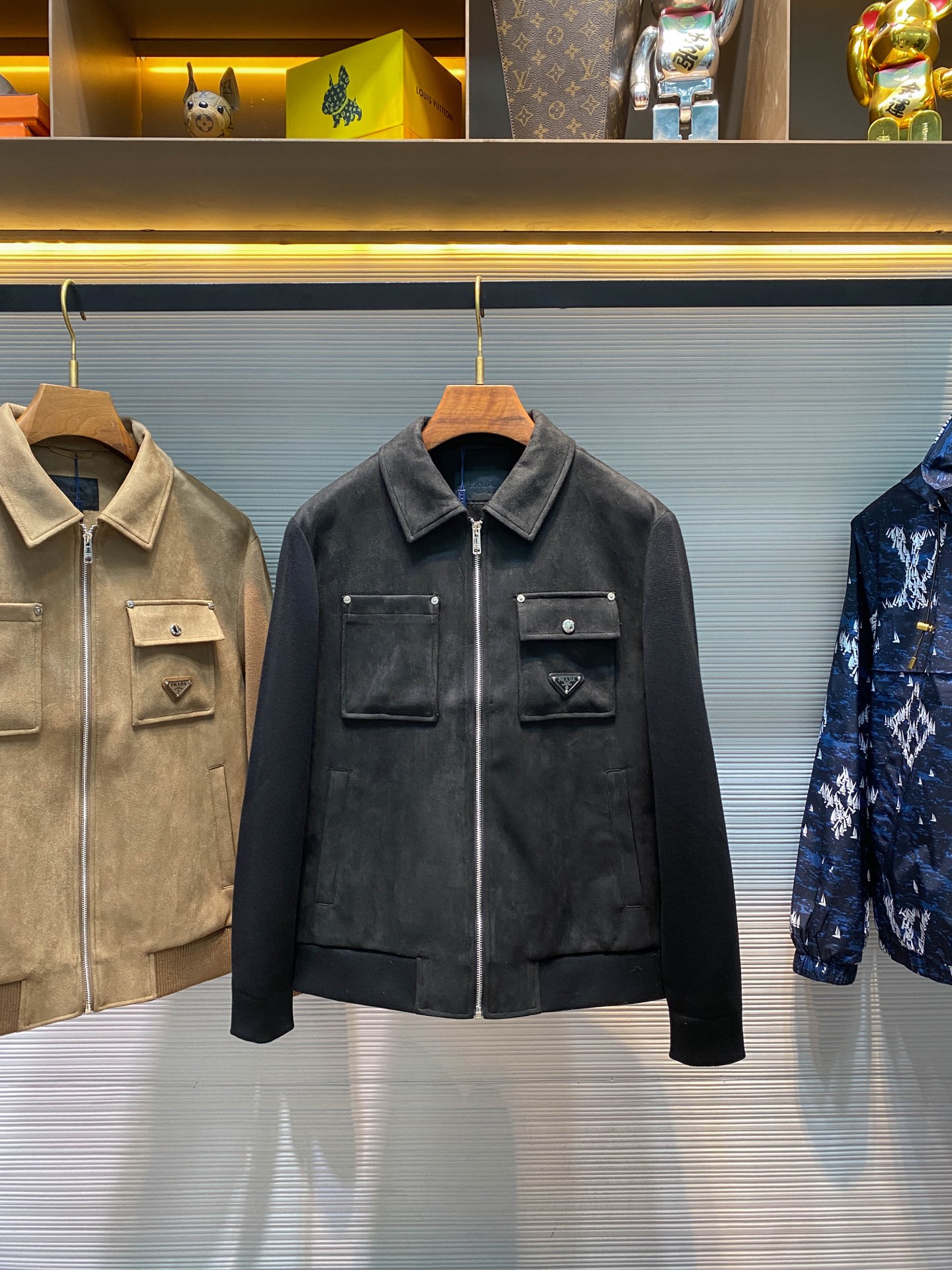 PRA25FW秋冬新款环保麂皮绒针织拼接翻领夹克，男士金属三角标徽章口袋时尚休闲拉链夹克外套！贸易公司渠