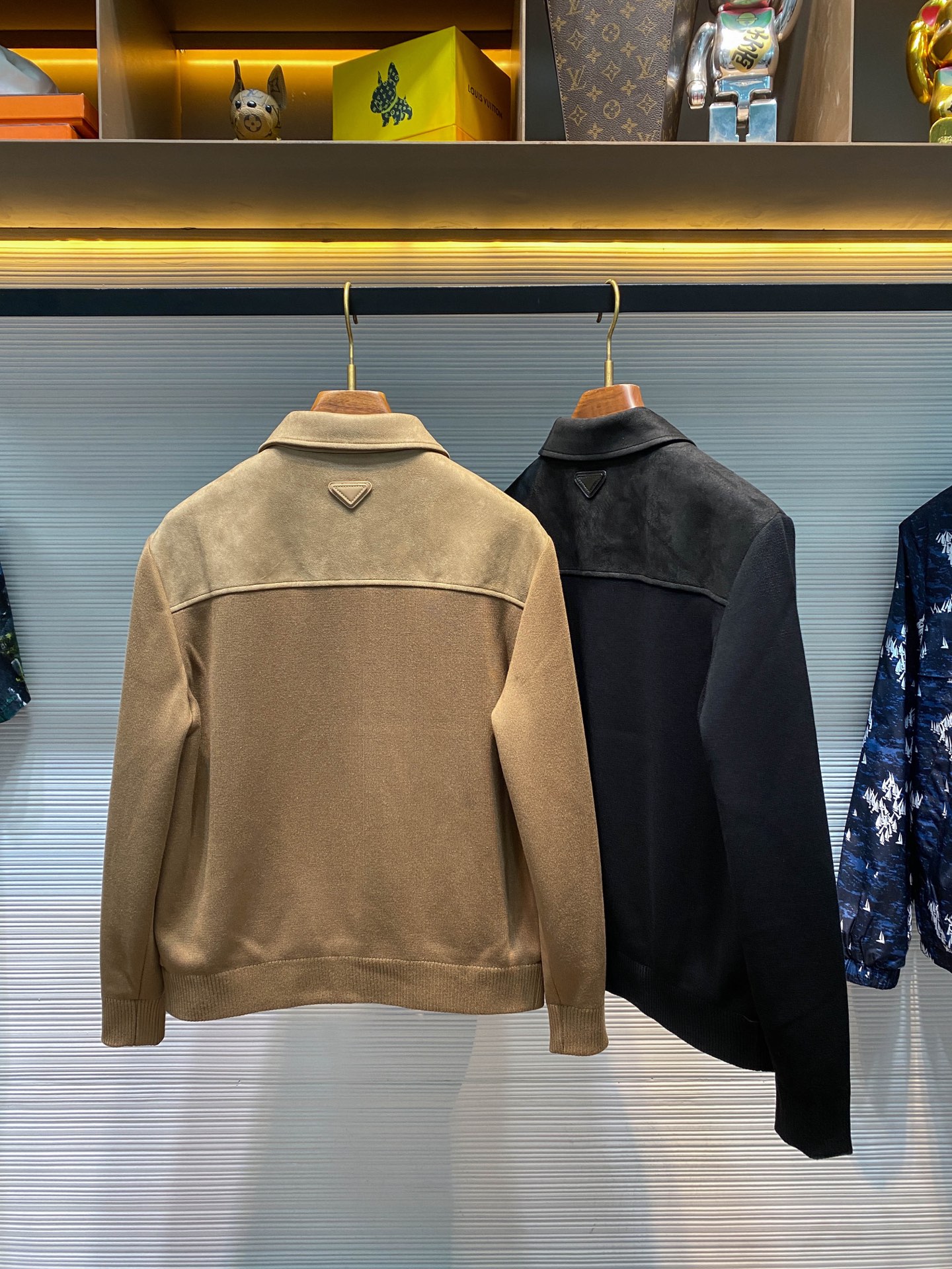 PRA25FW秋冬新款环保麂皮绒针织拼接翻领夹克，男士金属三角标徽章口袋时尚休闲拉链夹克外套！贸易公司渠