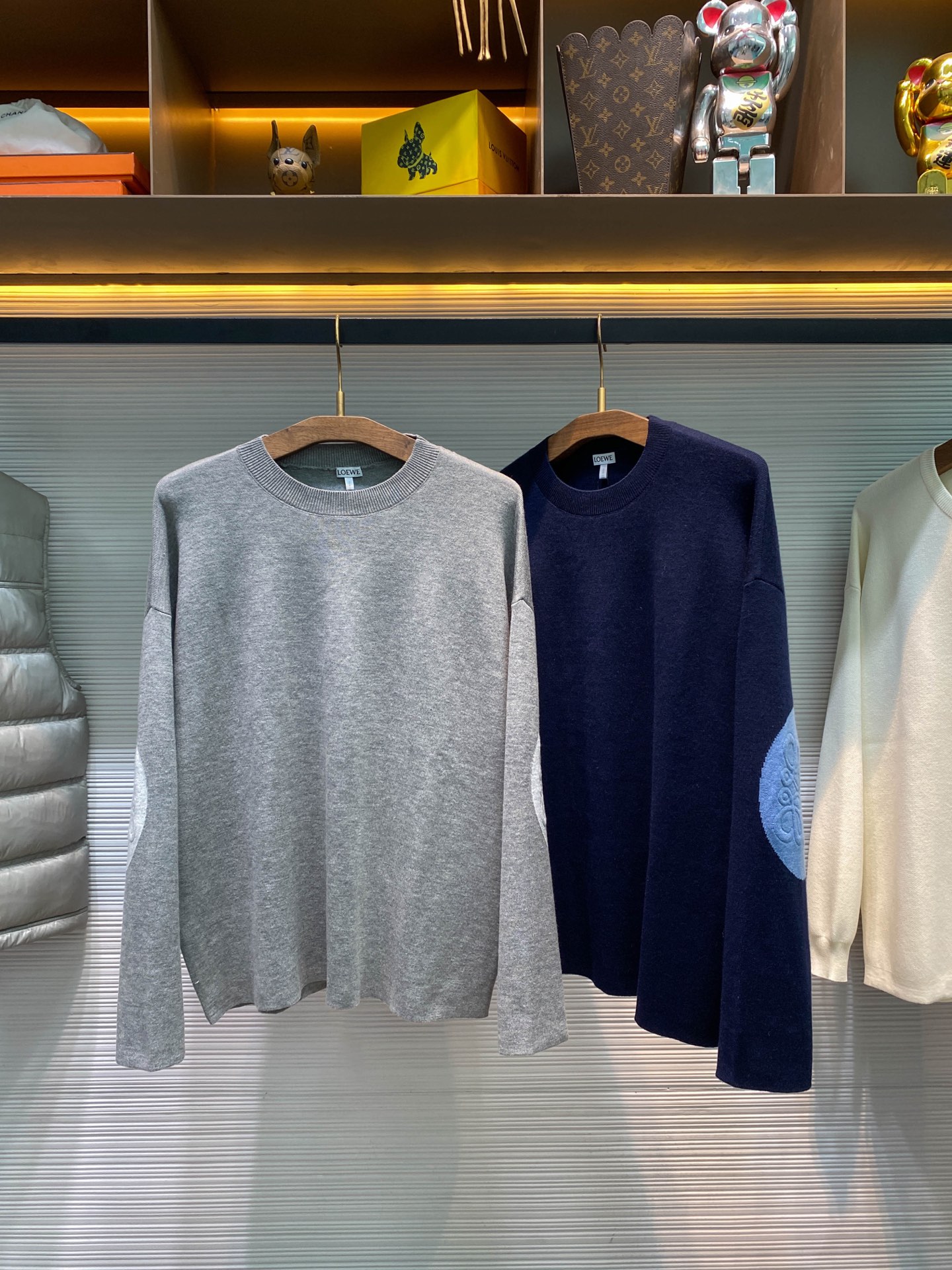 NO:677456,【D047】-LW25FW new autumn and winter imported wool blended knitted crew neck sweater, men's elbow patch embossed logo loose casual pullover sweater!  Trading company channels are rare and available on the official website simultaneously!  In the vast starry sky of fashion, there are always some items that shine like bright stars, and LW’s new sweater is one of them that is eye-catching!  It is not just a simple sweater, but a perfect combination of fashion attitude and exquisite craftsmanship, carrying the brand's unique charm and charm!   This sweater is woven with imported wool blended yarn. It feels as delicate as a baby's skin, soft and comfortable, and you can't help but want to rub it a few more times!  Wool blended yarn has been carefully selected and specially treated to have a solid and tight texture. It is not as sparse and thin as some ordinary sweaters, but has good toughness and elasticity. It also has excellent thermal insulation properties, which can protect you from the biting cold wind in the cold season, allowing you to feel warm and comfortable while enjoying fashion!  The elbows are full of fashionable and ingenious contrasting patch decorations. The designer boldly uses contrasting colors and skillfully splices patches of different tones on the elbows. This contrasting design breaks the overall monotony of the sweater and adds liveliness and playfulness to the entire garment!  Not only that, the elbows are also decorated with iconic embossed logo embroidery, which represents the brand's unique identity and excellent quality!  The loose fit design gives people a comfortable and casual feeling. It does not restrict your body and allows you to move freely!  Whether you are tall or petite, the loose fit can accommodate your figure well and show a lazy and fashionable temperament!  Gray/blue, two colors available!  Sizes S-XL S size shoulder width 62cm - chest circumference 122cm - dress length 64cm - sleeve length 51cm M size shoulder width 63cm - chest circumference 126cm - dress length 65cm - sleeve length 52cm L size shoulder width 64cm - chest circumference 130cm - dress length 66cm - sleeve length 53cm XL size shoulder width 65cm - chest circumference 134cm - dress length 67cm - sleeve length 54cm  Recommended size (loose fit) If you are 174-140 pounds tall, try on size S which is suitable!  Boys weighing less than 145 kilograms should choose S size, 145-160 kilograms should choose M size, 160-175 kilograms should choose L size, and 175-190 kilograms should choose XL size!  ,Loewe-clothing,loewe,sweaters,19860909【D047】-LW25FW秋冬新款进口羊毛混纺针织圆领毛衣,男士手肘贴布浮雕徽标宽松休闲套头毛衣针织衫！贸易公司渠道稀出,同步官网发售！在时尚的浩瀚星空中,总有一些单品如璀璨星辰般闪耀,LW新款毛衣便是其中一颗令人瞩目的存在！它不仅仅是一件简单的毛衣,更是时尚态度与精湛工艺的完美结合,承载着品牌独特的魅力与韵味！  这款毛衣采用客供进口羊毛混纺纱线织造而成,触感细腻得如同婴儿的肌肤,柔软且舒适,让人忍不住想要多摩挲几下！羊毛混纺纱线经过精心挑选和特殊处理,质地扎实紧密,它不像一些普通毛衣那样稀疏单薄,而是有着良好的韧性和弹性,而且它还具有出色的保暖性能,在寒冷的季节里,为你抵御凛冽的寒风,让你在享受时尚的同时,也能感受到温暖与舒适！ 手肘处充满了时尚的巧思的撞色贴布装饰,设计师大胆地运用了对比鲜明的色彩,将不同色调的贴布巧妙地拼接在手肘部位,这种撞色设计打破了毛衣整体的单调感,为整件衣服增添了一份活泼与俏皮！不仅如此手肘处还饰以标志性浮雕徽标刺绣装饰,代表着品牌的独特身份和卓越品质！宽松版型设计给人一种自在随性的感觉,它不束缚你的身体,让你能够自由地活动！无论你是身材高挑还是娇小玲珑,宽松版型都能很好地包容你的身材,展现出一种慵懒而时尚的气质！灰色/蓝色,两色入！尺码S-XL S码肩宽62cm-胸围122cm-衣长64cm-袖长51cm M码肩宽63cm-胸围126cm-衣长65cm-袖长52cm L码肩宽64cm-胸围130cm-衣长66cm-袖长53cm XL码肩宽65cm-胸围134cm-衣长67cm-袖长54cm 尺码推荐（宽松版型） 身高174-140斤,试穿S码合适！ 男生体重145斤以内选择S码,145-160斤选择M码,160-175斤选择L码,175-190斤选择XL码！,罗意威-服装,loewe,sweaters,,Women's clothing