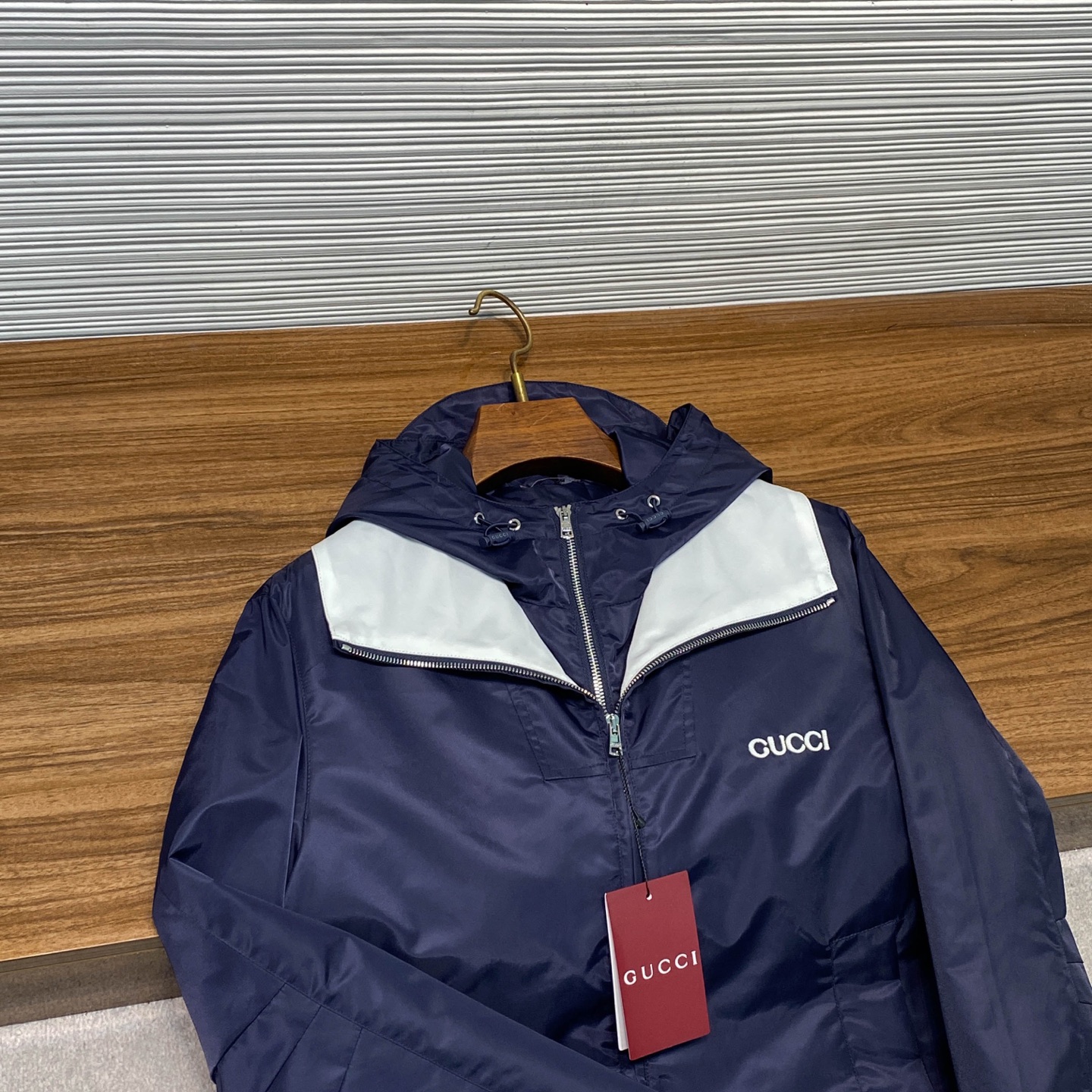 GU25FW秋冬新款蓝色密织尼龙防风拉链夹克，男士贴布刺绣标识可拆卸连帽时尚撞色机能夹克外套！贸易公司渠