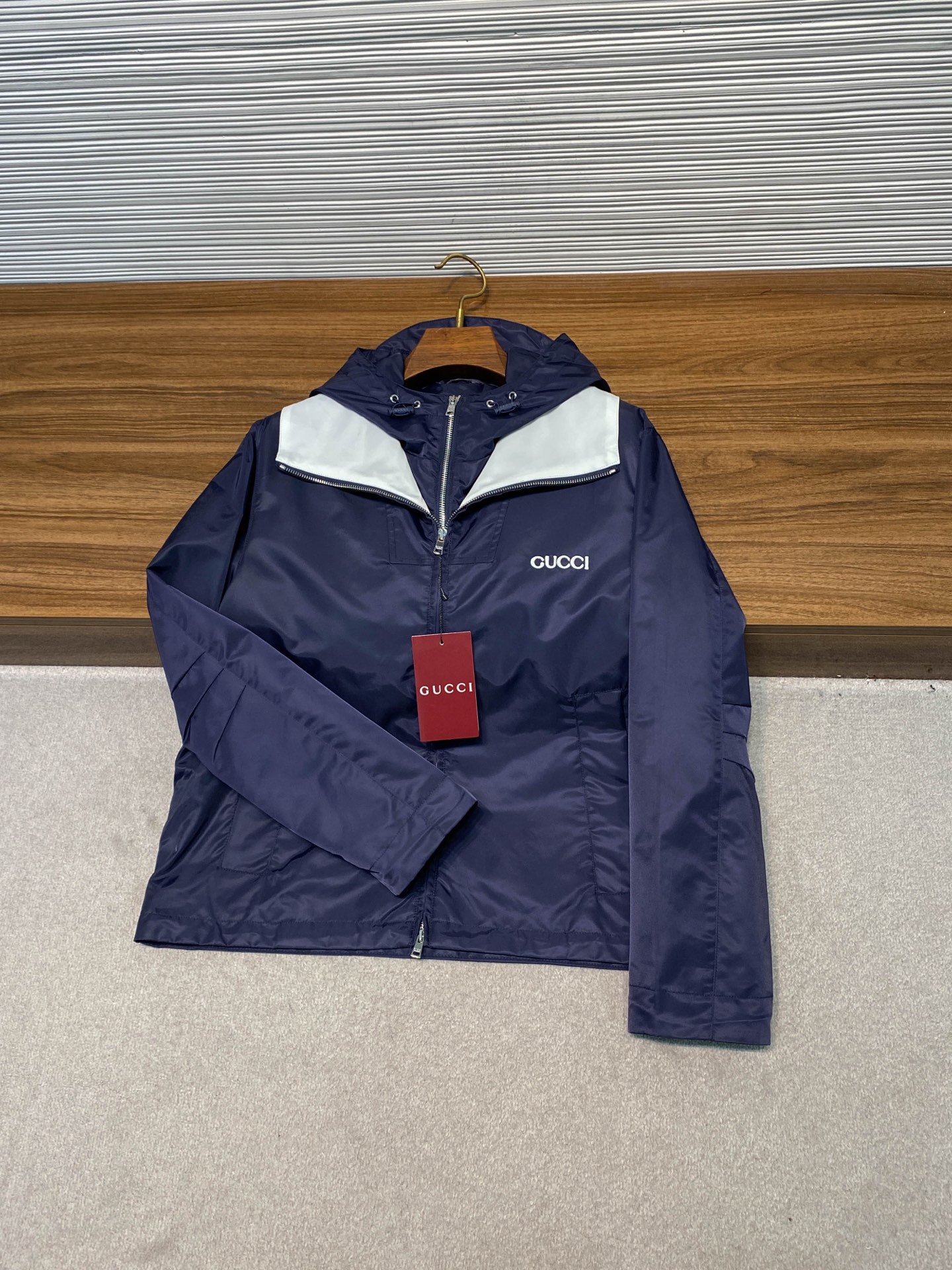 GU25FW秋冬新款蓝色密织尼龙防风拉链夹克，男士贴布刺绣标识可拆卸连帽时尚撞色机能夹克外套！贸易公司渠