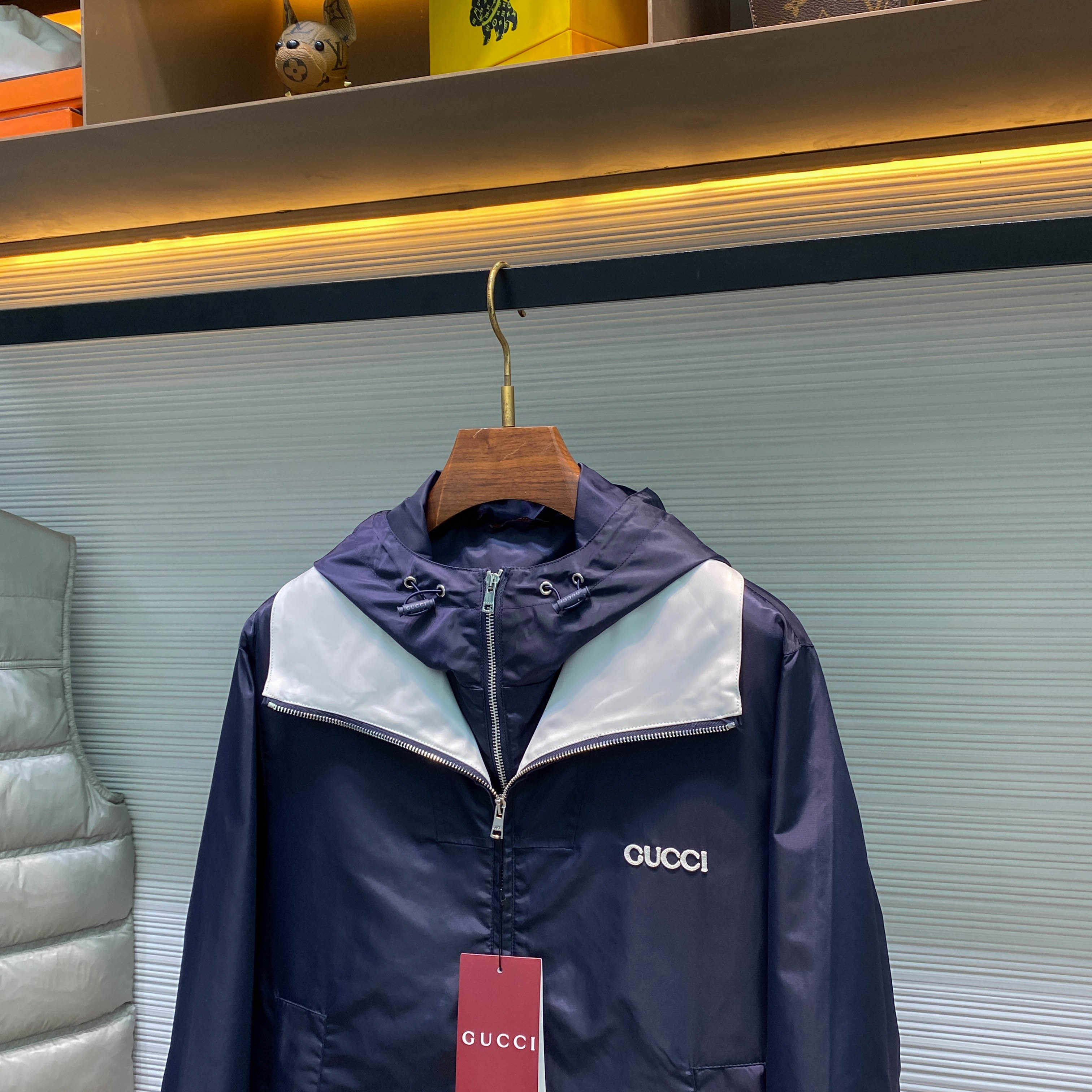 GU25FW秋冬新款蓝色密织尼龙防风拉链夹克，男士贴布刺绣标识可拆卸连帽时尚撞色机能夹克外套！贸易公司渠
