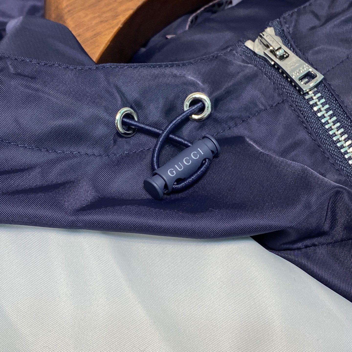 GU25FW秋冬新款蓝色密织尼龙防风拉链夹克，男士贴布刺绣标识可拆卸连帽时尚撞色机能夹克外套！贸易公司渠