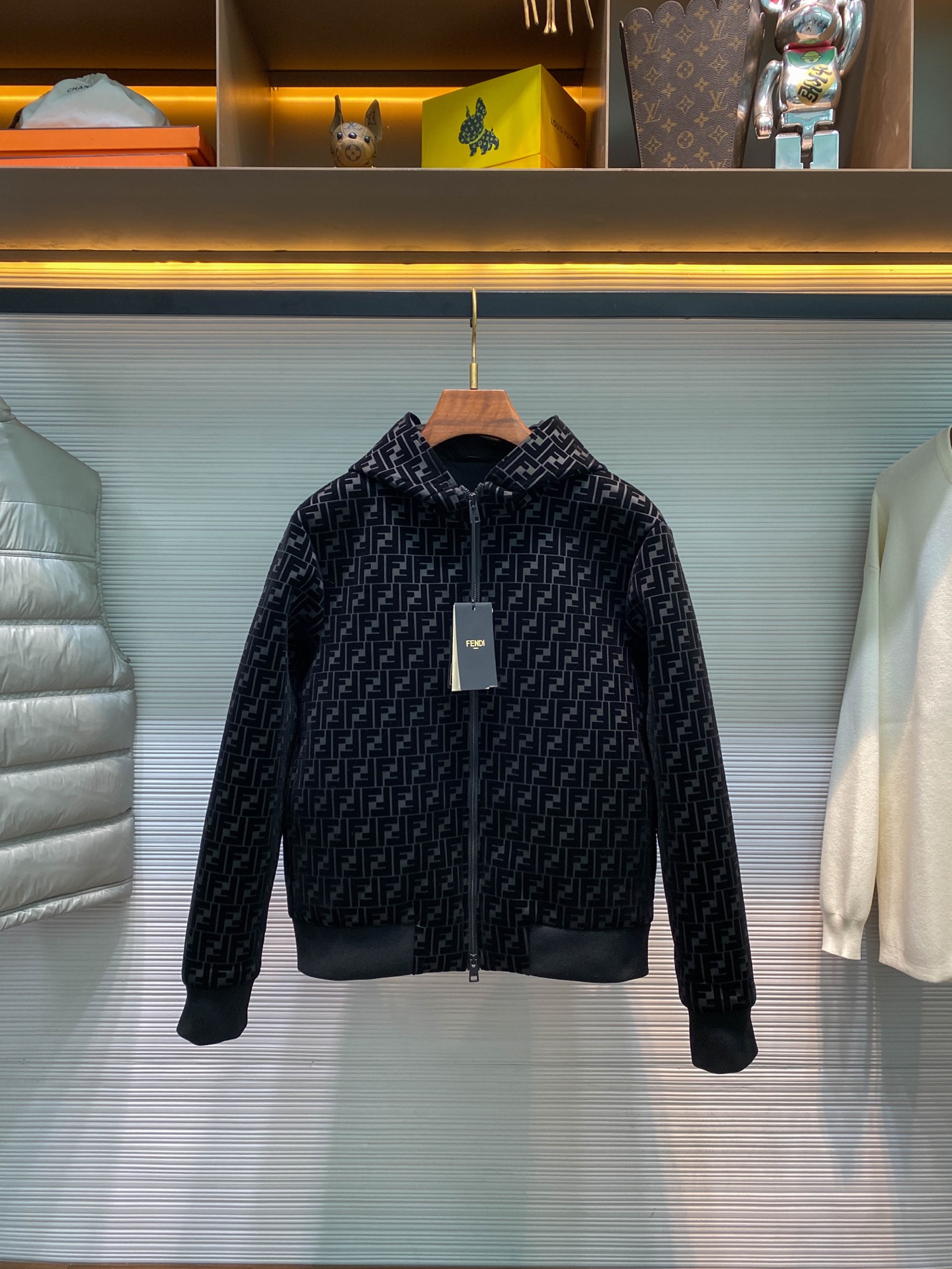 NO:677446,【D143】-FD25FW new autumn and winter classic FF flocked all-print hooded jacket, the same fashionable loose casual zipper jacket for men and women!  Trading company channels are rare, and it is available for sale on the official website simultaneously for 22,540 RMB!  Recommended new coats for F family in autumn and winter. The double F full-print logo appears on its products and has become one of the important symbols for brand identification!  This jacket is made of imported technical fiber blended fabrics supplied by customers. Due to the many interlacing points of warp and weft yarns, it has good stiffness, making the plain weave fabric highly fast and wear-resistant!  The interwoven structure allows better air circulation, making it more breathable and comfortable to wear!  The classic FF flocking jacquard logo is all over the body of the garment. It uses electrostatic principles to adsorb short fibers vertically and evenly to the adhesive-coated base fabric to form a layer of soft fluff. This technology not only increases the thickness and warmth of the fabric, but also gives the fabric a unique touch and visual effect!  The cuffs and hem are stitched with high-density ribbing, the placket is custom-made with matte paint and engraved metal zippers, and the accessories have been carefully selected, so the quality is impeccable!  Size 46-52 Size 46 has shoulder width 48cm - chest 114cm - dress length 63cm - sleeve length 64cm Size 48 has shoulder width 49cm - chest 118cm - dress length 64cm - sleeve length 65cm Size 50 has shoulder width 50cm - chest 122cm - dress length 65cm - sleeve length 66cm  Size 52, shoulder width 51cm - bust 126cm - length 67cm - sleeve length 67cm. Recommended size (standard version). Height 174kg, trying on size 48 which is suitable!  For boys, choose size 46 if you weigh less than 150 pounds, choose size 48 if you weigh less than 150 pounds, choose size 50 if you weigh 150-165 pounds, and choose size 52 if you weigh 165-183 pounds!  All girls can choose size 46!  ,Fendi-clothing,fendi,fendi,jackets & coats,jackets & coats,hats,19860909【D143】-FD25FW秋冬新款经典FF植绒满印连帽夹克,男女同款时尚宽松休闲拉链夹克外套！贸易公司渠道稀出,同步官网发售22540RMB！F家秋冬新品外套推荐,双F满印标志出现在其产品中,成为辨识品牌的重要标志之一！ 这款外套采用客供进口科技纤维混纺面料制成,由于经纬纱交织点较多,具有较好的硬挺度,使得平纹布具有较高的坚牢度和耐磨性！交织结构使得空气流通性较好,穿着时更加透气舒适！衣身满幅经典FF植绒提花Logo,利用静电原理,将短纤维垂直均匀地吸附在涂有粘合剂的底布上,形成一层柔软的绒毛,这种技术不仅增加了布料的厚度和保暖性,还赋予了面料独特的触感和视觉效果！袖口和下摆高密度罗纹拼接,门襟定制哑光漆面刻印金属拉链,辅料配件都经过严格挑选,品相无法挑剔！尺码46-52 46码肩宽48cm-胸围114cm-衣长63cm-袖长64cm 48码肩宽49cm-胸围118cm-衣长64cm-袖长65cm 50码肩宽50cm-胸围122cm-衣长65cm-袖长66cm 52码肩宽51cm-胸围126cm-衣长67cm-袖长67cm 尺码推荐（标准版型） 身高174-斤,试穿48码合适！ 男生体重斤以内选择46码,-150斤选择48码,150-165斤选择50码,165-183斤选择52码！ 女生全部选择46码即可！,芬迪-服装,fendi,fendi,jackets & coats,jackets & coats,hats,,Women's clothing