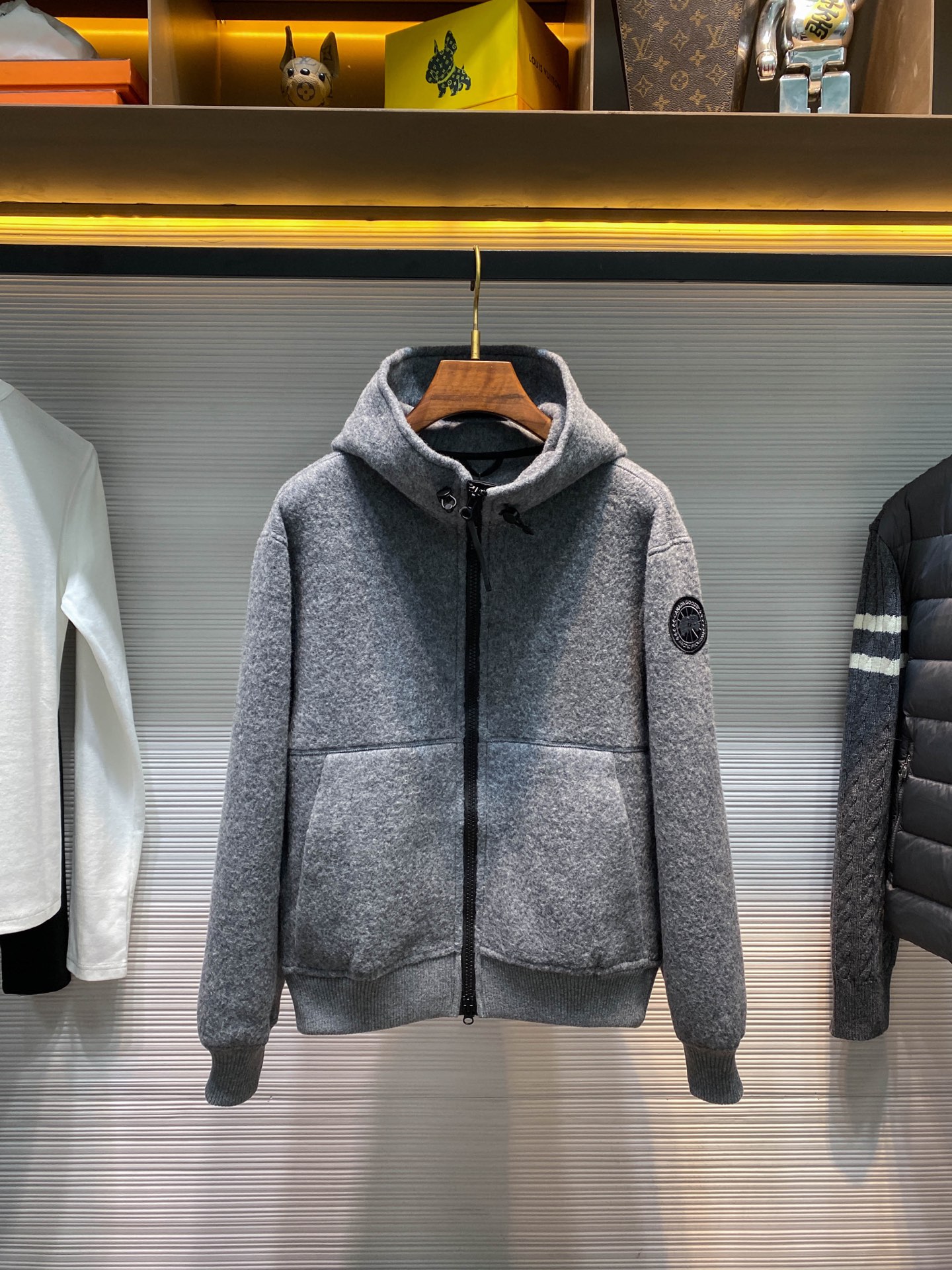 NO:677465,【D154】-Big Goose 25FW new autumn and winter gray wool fiber blended fleece zipper hoodie, men's and women's same sleeve arm round badge decoration loose casual zipper hooded sweatshirt jacket!  Trading company channels are rare and available on the official website simultaneously!  In the cold season, having a jacket that is both warm and fashionable is everyone’s wish!  The new Goose fleece zipper hoodie is undoubtedly such an exciting item. It is like the warm sun in winter, perfectly combining warmth and fashion!  This zippered hoodie is made of imported wool technical fiber blended fleece fabric. When you touch it gently, the soft and fluffy touch instantly comes from your fingertips, as if you are stroking a light cloud!  Every fiber seems to be endowed with vitality, delicate and skin-friendly, making people unable to put it down!  And this kind of fabric has excellent thermal insulation properties. It is like a warm nest, locking the body's heat tightly. Even in the biting cold wind, it can make you feel as warm and comfortable as spring!  The classic circular badge embroidery patch on the sleeve arm is like the finishing touch of a work of art, simple yet high-end!  The drawstring-adjustable integrated hood allows you to adjust the tightness of the hat according to your own needs by simply pulling the drawstring, making the hat fit your head better and effectively blocking the cold wind!  The ribbed cuff design on the cuffs and hem not only increases the overall beauty of the hoodie, but also has a significant windproof effect!  The rib texture is tight and elastic, which can tightly fit the wrist and waist, preventing cold wind from pouring in from the cuffs and hem!  With its loose-fitting design, it abandons the tight-fitting feeling of traditional jackets and gives people a sense of freedom and spontaneity. Wearing it makes you feel like you are in an unrestrained world, without any constraints or pressure!  Sizes S-XL S size shoulder width 53cm-bust 116cm-shirt length 65cm-sleeve length 63cm M size shoulder width 54cm-bust 120cm-shirt length 66cm-sleeve length 64cm L size shoulder width 55cm-chest 124cm-shirt length 67cm-sleeve length 65cm XL size shoulder width 56cm-chest 128cm-shirt length 68cm-sleeve length 66cm  Recommended size (standard version) If you are 174-140 pounds tall, try on size M, which is suitable!  Boys weighing less than 135 kilograms should choose S size, 135-150 kilograms should choose M size, 150-165 kilograms should choose L size, and 165-183 kilograms should choose XL size!  All girls can choose size S!  ,Canada Goose-clothing,hoodie,sweatshirts,jackets & coats,hats,19860909【D154】-大鹅25FW秋冬新款灰色羊毛纤维混纺抓绒拉链帽衫,男女同款袖臂圆形徽章装饰宽松休闲拉链连帽卫衣外套！贸易公司渠道稀出,同步官网发售！在寒冷的季节里,拥有一件既保暖又时尚的外套是每个人的心愿！而大鹅新款抓绒拉链帽衫,无疑就是这样一件令人心动的单品,它宛如冬日里的暖阳,将温暖与时尚完美地结合在一起！ 这款拉链帽衫采用客供进口羊毛科技纤维混纺抓绒面料,当你轻轻触摸它时,那柔软蓬松的触感瞬间从指尖传来,仿佛是在抚摸着一朵轻盈的云朵！每一根纤维都仿佛被赋予了生命力,细腻而又亲肤,让人爱不释手！而且这种面料具有出色的保暖性能,它就像一个温暖的小窝,将身体的热量紧紧锁住,即使在凛冽的寒风中,也能让你感受到如春日般的温暖与舒适！袖臂经典的圆形徽章刺绣贴饰,就像是一件艺术品的点睛之笔,简约而不失高级！ 抽绳式调节一体式帽兜,只需轻轻拉动抽绳,就可以根据自己的需求调整帽子的松紧度,让帽子更加贴合头部,有效地阻挡寒风的侵袭！袖口及下摆的罗纹收口设计,不仅增加了帽衫的整体美观度,还具有显著的防风效果！罗纹的纹理紧密而又有弹性,能够紧紧地贴合手腕和腰部,防止冷风从袖口和下摆灌入！宽松版型设计,它摒弃了传统外套的紧身束缚感,给人一种自由、随性的感觉,穿上它你仿佛置身于一个无拘无束的世界,没有任何的束缚和压力！尺码S-XL S码肩宽53cm-胸围116cm-衣长65cm-袖长63cm M码肩宽54cm-胸围120cm-衣长66cm-袖长64cm L码肩宽55cm-胸围124cm-衣长67cm-袖长65cm XL码肩宽56cm-胸围128cm-衣长68cm-袖长66cm 尺码推荐（标准版型） 身高174-140斤,试穿M码合适！ 男生体重135斤以内选择S码,135-150斤选择M码,150-165斤选择L码,165-183斤选择XL码！ 女生全部选择S码即可！,加拿大鹅-服装,hoodie,sweatshirts,jackets & coats,hats,,Women's clothing